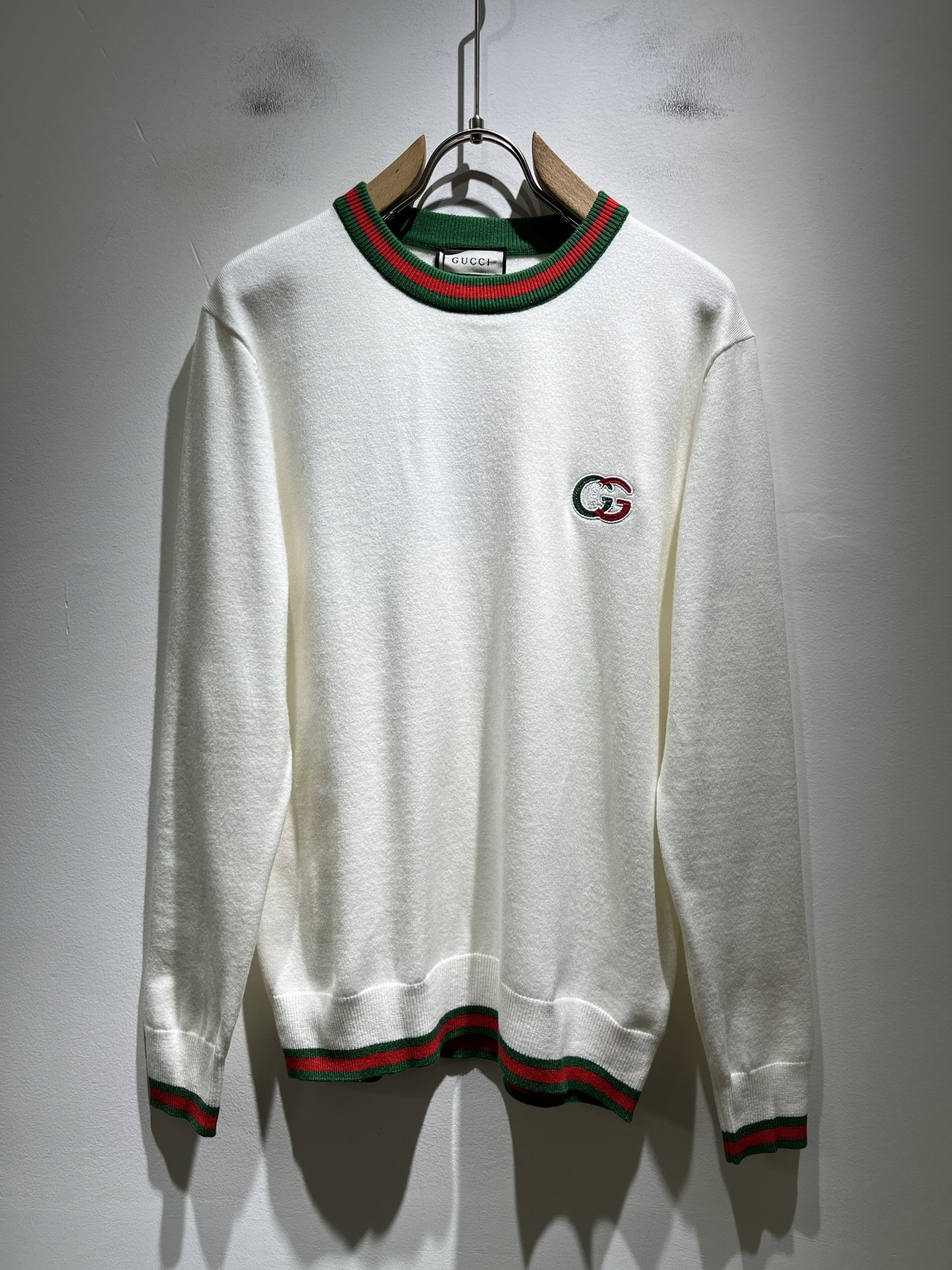 NO:538313,GUC*I Gujia 2025 autumn and winter new style for men and women, knitted wool sweater, chest logo embroidery design!  Trading companies have sparse channels and are released on the official website at the same time!  G Home Autumn and Winter Series Couple Sweater is online, and the design is classic color matching crochet design!  This sweater is selected for imported knitted wool material!  The fabric feels thick and has a certain sense of self-weight. It has a soft and dense terry texture. It is breathable and comfortable to wear with close body. It has beautiful colors and is eye-catching and fashionable. The unique patterns can definitely make you outstanding among the crowd!  Casual style cut design!  The upper body effect is age-reducing and versatile. It can easily get daily casual outfits for both men and women!  Size M-3XL, gucci, gucci, gucci, sweaters, alexander wang19860909GUC*I 古家 2025秋冬新款男女同款 针织羊毛衫,胸前标志logo刺绣设计！贸易公司渠道稀出,同步官网发售！G家秋冬系列情侣毛衣上线,设计经典配色钩织设计！此款毛衣甄选客供进口针织羊毛材质！面料手感偏厚实,有一定的自重感,柔软绵密的毛圈肌理,贴身穿着透气亲肤舒适,色彩靓丽、吸睛时髦度爆棚,与众不同的图案绝对可以让你在人群中出彩万分！休闲版型裁剪设计！上身效果减龄又百搭,轻松Get起日常休闲穿搭,男女皆可轻松驾驭！尺码M-3XL,,gucci,gucci,gucci,sweaters,alexander wang,Men's clothing