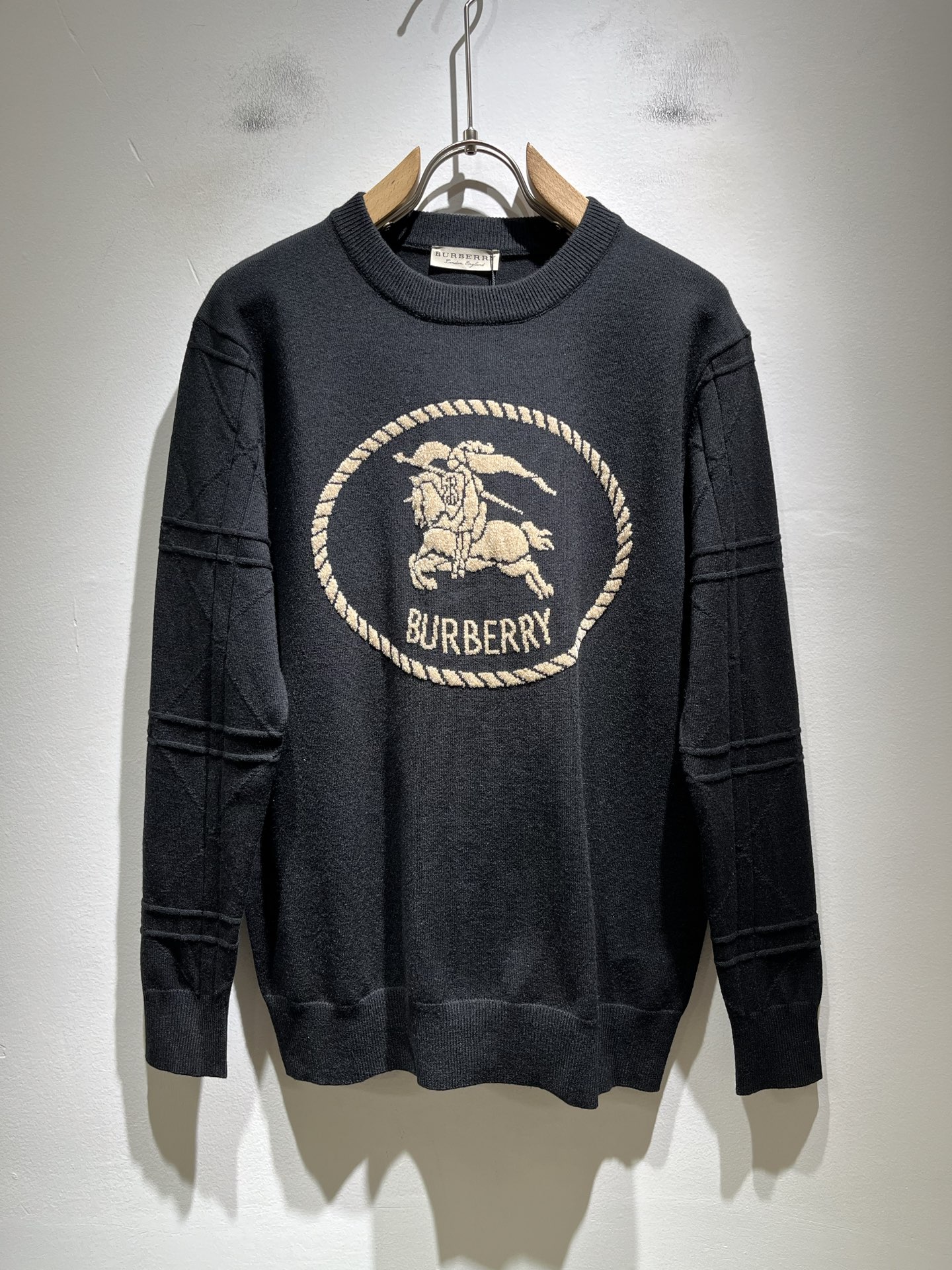 NO:538304,Bur*erry 2025 autumn and winter new knitted cardigan, chest design logo logo pattern crochet design!  Brand classic design elements!  Neither monotonous nor complicated, it shows taste just right!  Customized wool fabrics are available for customers!  Comfortable and breathable are no problem at all. The unique high luxury of the fabric presents a simple and elegant temperament!  Every detail is a synchronized with high-end fashion. Size: M-3XL, burberry, alexander wang19860909Bur*erry 巴*莉 2025秋冬新款针织羊毛衫,胸前设计标志logo图案钩织设计！品牌经典设计元素！既不单调也不复杂,恰到好处的展现品味！客供定制羊毛面料！舒适透气根本不在话下,面料独具的高奢感呈现简约优雅气质！每一处细节都是与高端时尚同步的体现.尺码:M-3XL,,burberry,alexander wang,Men's clothing