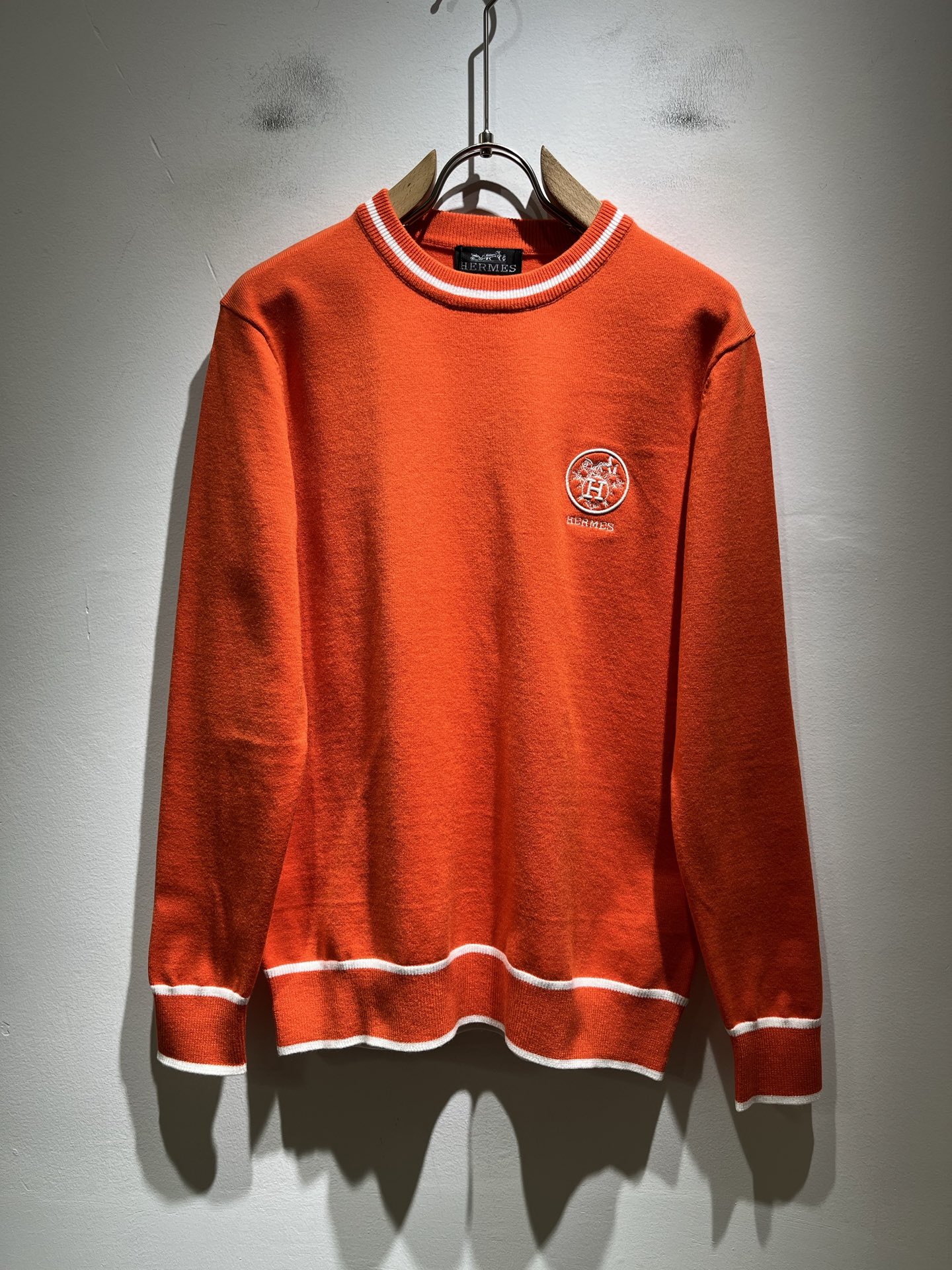 NO:538300,Her*mes 2025 autumn and winter new men's knitted wool sweater, a new upgraded versatile basic style, low-key and luxurious, and a choice of character!  Made of high-quality selected high-quality wool, it has super vertical performance, and has a strong sense of art. The H logo logo embroidery craftsmanship is designed with meticulous craftsmanship and high recognition, showing the new brand micro-label culture!  Classic perfect design, precise and in place for cutting. Simple and atmospheric style, and can show fashionable charm in daily leisure life. Size M-3XL, alexander wang19860909Her*mes爱*仕2025秋冬新款男士针织羊毛衫,全新升级百搭基础款,低调奢华,品格之选！甄选优质精选优质羊毛打造而成,有着超强的垂直性能 艺术感极强H标志logo刺绣工艺设计,工艺细致,辨识度极高,展现全新品牌微标文化！经典完美版型设计,在裁剪上精准到位.简约大气风格,又能在日常休闲生活中展现时尚魅力.尺码M-3XL,,alexander wang,Men's clothing