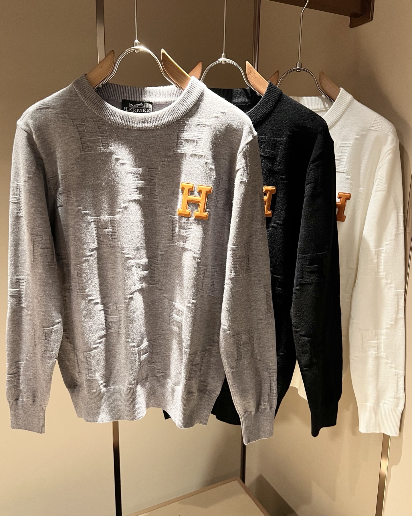 NO:539265,Her*mes 2025 autumn and winter new men's knitted wool sweater, a new upgraded versatile basic style, low-key and luxurious, and a choice of character!  Made of high-quality selected high-quality wool, it has super vertical performance, and has a strong sense of art. The H logo logo leather craftsmanship design is detailed and has a high recognition, showing the new brand micro-label culture!  Classic perfect design, precise and in place for cutting. Simple and atmospheric style, and can show fashionable charm in daily leisure life. Size M-3XL, alexander wang19860909Her*mes爱*仕2025秋冬新款男士针织羊毛衫,全新升级百搭基础款,低调奢华,品格之选！甄选优质精选优质羊毛打造而成,有着超强的垂直性能 艺术感极强H标志logo皮革工艺设计,工艺细致,辨识度极高,展现全新品牌微标文化！经典完美版型设计,在裁剪上精准到位.简约大气风格,又能在日常休闲生活中展现时尚魅力.尺码M-3XL,,alexander wang,Men's clothing