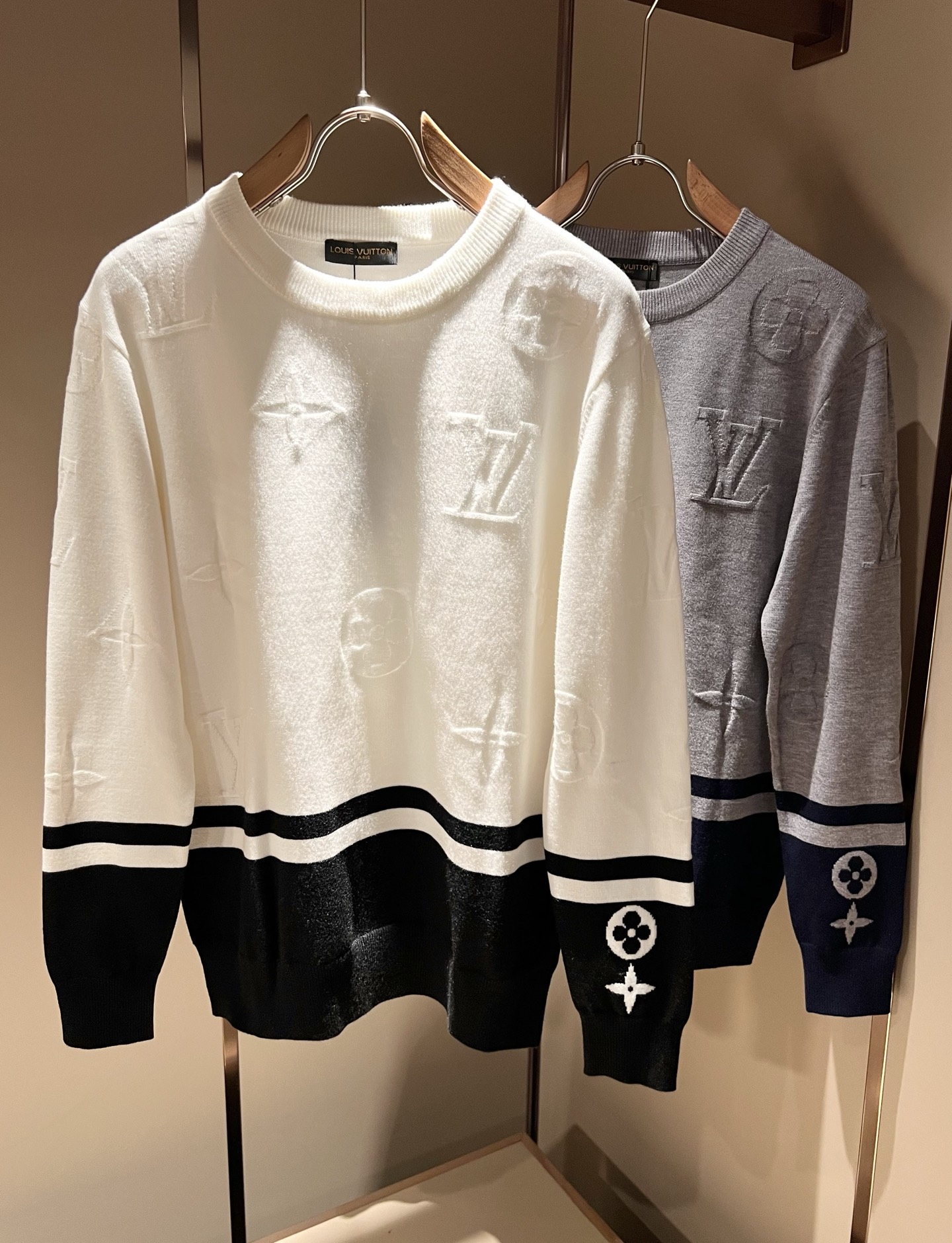 NO:538297,Louis Vuit*on 2025 Autumn and Winter Louis Family Light Luxury Monogram Crocheted Knitted Wool Sweater!  Decoration for men and women!  The new high-end Louis family, the details and quality are always flawless, and creative designs are emerging one after another. If you don’t buy a few pieces this fall and winter, you can’t be considered a fashion expert. Monogram crochet pattern design!  It is a thing that everyone loves. It is made of top-grade wool blend, super soft and tough, and has excellent breathability. It comes from world-class trade-level OEM channels, and is extremely rare in quantity and cannot be sold out. The 'Dou Brand' produces prestigious items every year, and the three-dimensional logo presents an extraordinary texture and is clean and neat. This is the special skill of the Louis family and the latest craftsmanship this quarter. The degree of meticulousness has reached the top, and the slim three-dimensional tailoring design is a unique one. It is a fusion of luxury and fashion!  Size M-3XL, louis vuitton,louis vuitton,louis vuitton,alexander wang19860909Louis Vuit*on 2025秋冬路易家族轻奢Monogram钩织针织羊毛衫！男女同款装饰！ 路易家族的新高端,细节品质永远的那么完美无瑕,创意设计层出不穷.今年秋冬季节没有入手几件路易你算不上时尚达人.Monogram钩织图案设计！实属人见人爱的东西.顶级羊毛混纺打造,超级柔软且具有韧性,透气感也是绝佳.来自世界级贸易级别的代工厂渠道,数量极其稀少售完无补.“驴牌”每年都会出的老花单品,立体Logo呈现不一般的质感,干净俐落.这是路易家族的看家绝活也是本季度的最新工艺.细致化程度已经达到顶端了,修身立体剪裁的版型设计堪称一绝.属于奢华与时尚的融合！尺码M-3XL,,louis vuitton,louis vuitton,louis vuitton,alexander wang,Men's clothing