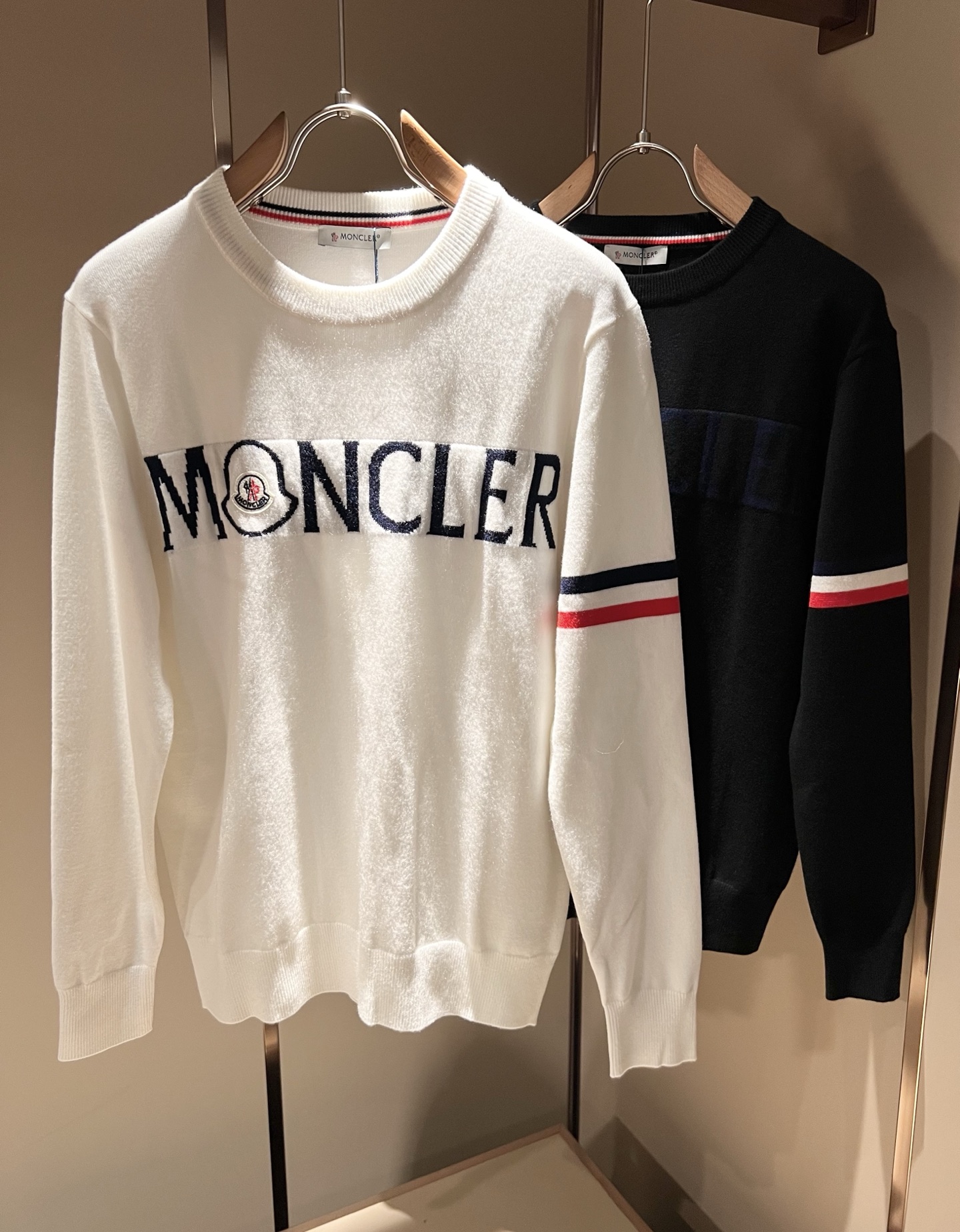 NO:538287,Moncl*r Meng*kou 2025 autumn and winter men and women same style couples latest trade order knitted wool sweater, full quality!  !  Internet celebrity style!  The craftsmanship uses knitted wool crochet, and the simple Mon logo crochet logo design!  It is not stiff, the overall feel is rich in three-dimensionality, quality export orders, customized exclusive knitted wool fabrics to meet the simple needs of commuters for dressing. The upper body effect is very good, it looks slim and does not picky about the figure. The fabric workmanship is impeccable, and only good craftsmanship can make you feel good taste. It is a must-have item for everyone!  Size M-3XL, alexander wang19860909Moncl*r蒙*口 2025秋冬男女同款情侣款最新的贸易订单针织羊毛衫,全品相！！网红款！工艺采用针织羊毛钩织,简单Mon标识钩织logo设计！不僵硬,整体有着丰富的立体感,品质出口订单,定制专属针织羊毛面料,满足通勤人们对于着装的简约需求,上身效果很好,显瘦,不挑剔身材.面料做工....无可挑剔,好工艺好面料才能穿出好品味一款,人手必备单品！尺码M-3XL,,alexander wang,Men's clothing