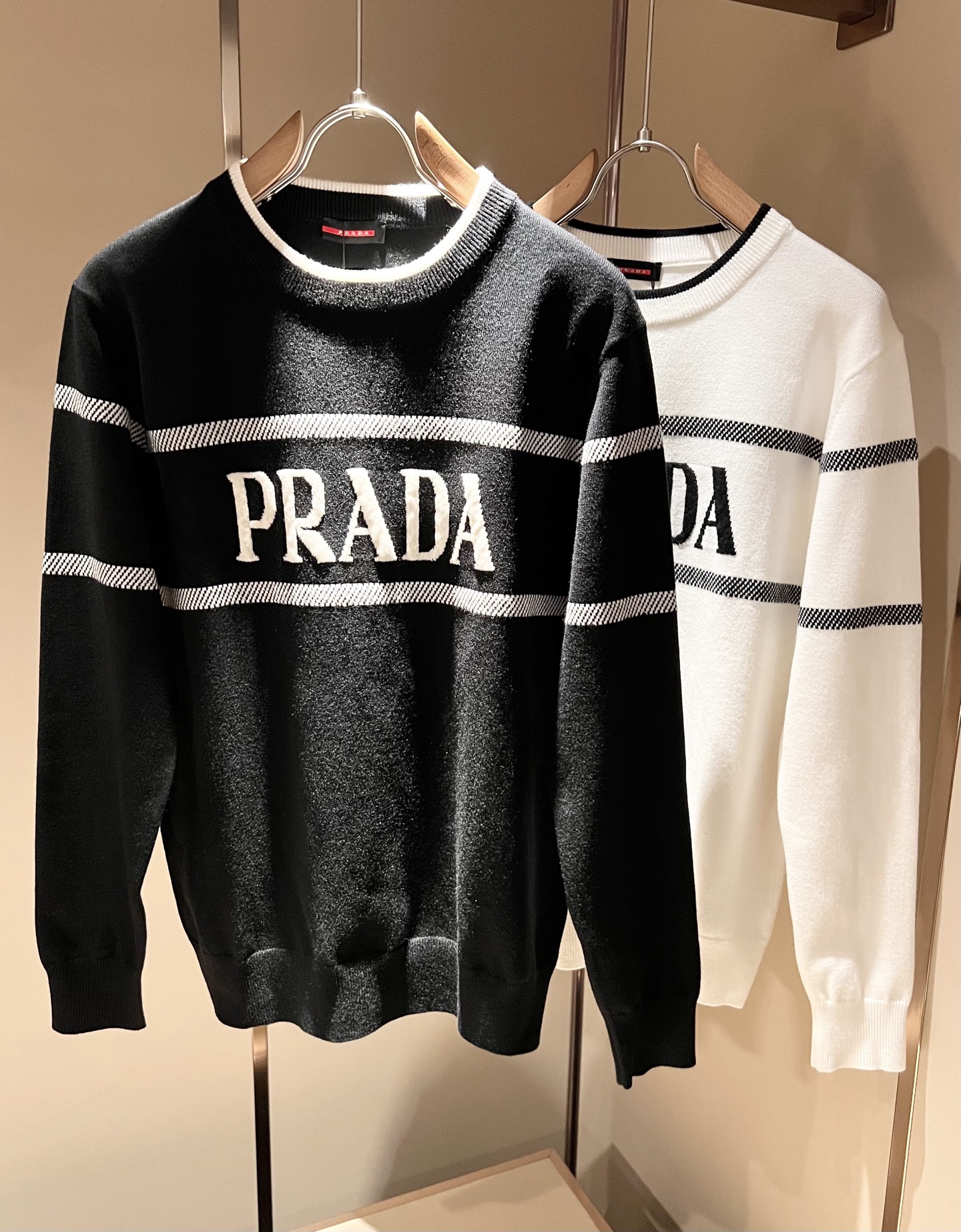 NO:538293,PRAD*A Pu*da 2025 autumn and winter new men's knitted wool sweater, the latest model is exclusively available on the entire network!  !  ~ It is classic and fashionable and versatile, who doesn’t like it? It will show the classic again. It is very pleasing to the eye and comes with a low luxury halo and recognition!  Pr*da's traditional brand concept and modern advanced technology are perfectly combined. Coupled with the extremely modern and modern minimalist design, P's exclusive three-dimensional logo letter logo pattern design!  Customized 100% imported wool fabric!  The texture of this model is quite touching, the specifications and grades are known with tentacles. The degree of delicateness and breathability are top-notch!  Size M-3XL, prada, alexander wang19860909PRAD*A普*达2025秋冬新款男士针织羊毛衫,最新款全网独家首上！！~既经典有时尚百搭,谁不爱啊,将经典再次展现,非常的耐看,自带低奢光环与辨识度！Pr*da传统的品牌理念和现代化的先进技术进行了完美结合.加上极其现代摩登风范的简约设计,p家专属立体标识字母logo图案设计！定制百分百进口羊毛面料！此款的质感相当感人 触手便知规格档次 细腻程度与透气效果堪称顶级！尺码M-3XL,,prada,alexander wang,Men's clothing