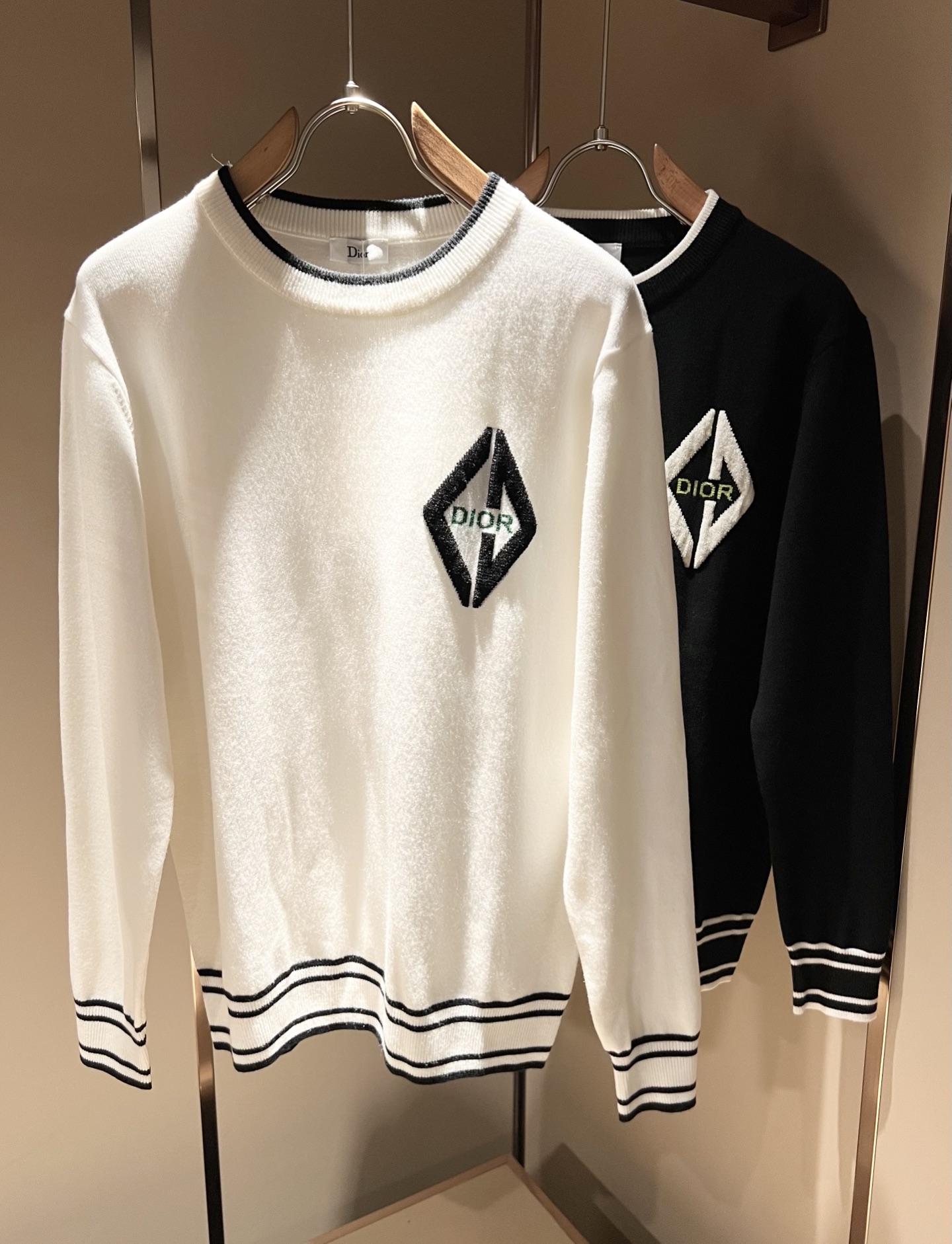 NO:538301,Dio*Dijia 2025 autumn and winter new styles for men and women, knitted wool sweaters, available at the same time in the counter!  Customized exclusive wool fabric, calm and versatile, extremely high-end, perfectly integrated with fashion and style, a top fashionable style that perfectly suits the outside wear!  The overall feeling is natural!  The ultimate classic uses the latest three-dimensional letter logo elements crochet design!  The ultimate perfection of heavy industry!  Fans who pursue high quality are please buy them by themselves, and all fans who know the goods are invited to appreciate this model together!  !  Size M-3XL, dior, dior, alexander wang19860909Dio*迪家 2025秋冬新款男女同款针织羊毛衫,专柜同步发售！定制专属羊毛面料,从容百搭,档次极高,完美融入时尚还有风情感一款完美符合外穿的顶尖时髦气质款！整体给人浑然天成的感觉！极致经典采用最新立体字母logo元素钩织设计！极致的重工极致的完美！追求高品质的粉丝们请自行抢购,诚邀所有识货的粉丝一同鉴赏此款！！尺码M-3XL,,dior,dior,alexander wang,Men's clothing