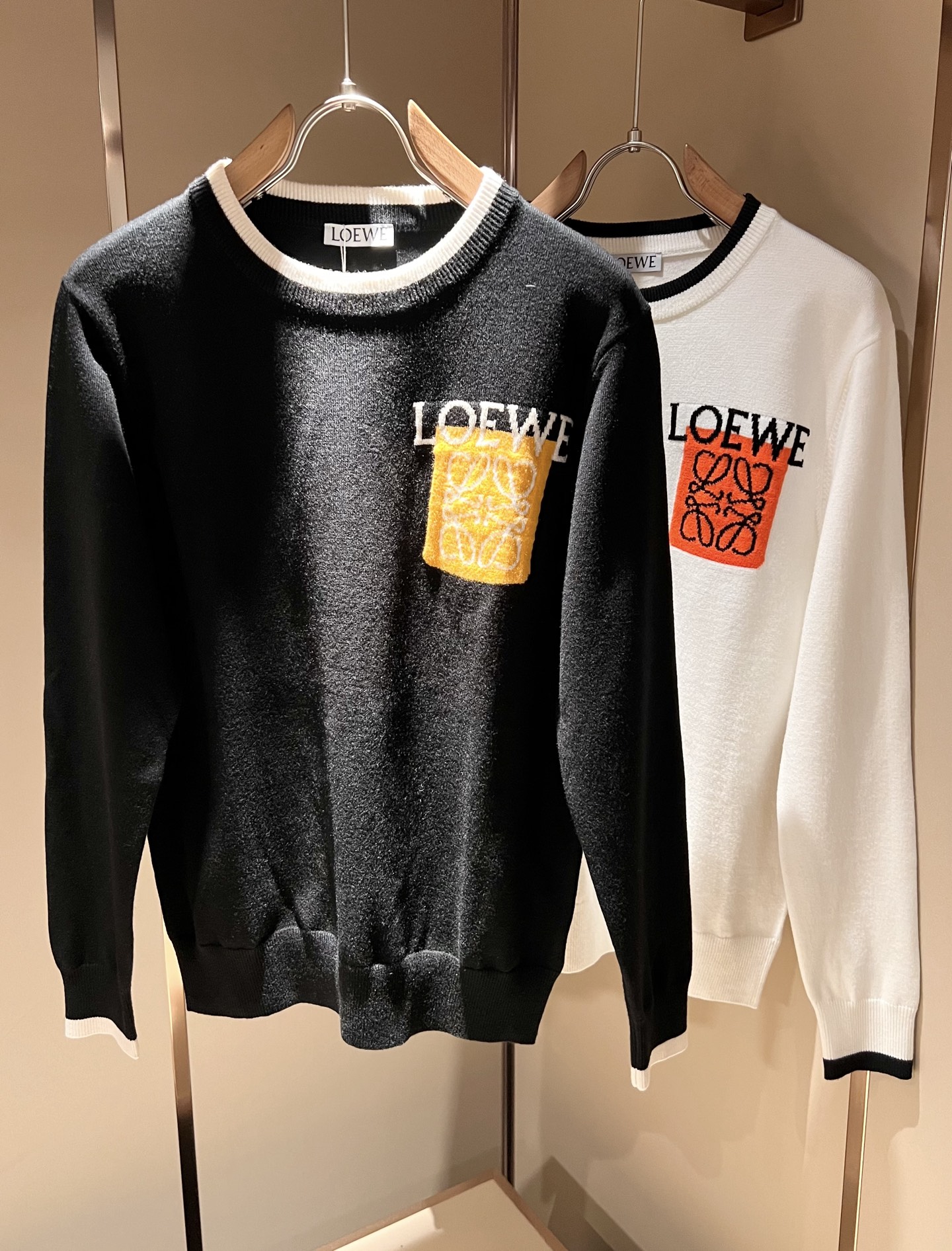 NO:538305,LO*WE/Luo*We 2025 autumn and winter new men and women knitted wool sweaters, trading company channel goods, the latest products in 2025, official cabinets sold simultaneously, classic star-grade products!  LO*WE's leather goods have the highest voice in the entire fashion circle, with a high brand value and influence, and a century-old historical and cultural heritage. The royal noble brand has its exquisite handicrafts and design sense subverts modern aesthetics!  The overall design conforms to the aesthetic design of LOE home, uses classic brand elements, perfectly follows the essence and genes of LOE home, and designs logo logo pattern crochet design!  The visual is quite exquisite and beautiful, showing the brand's characteristics, with a high recognition and a very fashionable feel. The overall design explains minimalism to the extreme, simple and generous!  Customers supply high-end materials imported from Egypt, and select high-end knitted wool fabrics!  Extremely luxurious and special materials, all fabric attributes are superior, the touch experience is self-evident, and the ultimate luxury enjoyment!  The quality is perfect, the details are exquisite and exquisite, which not only reduces age and highlights the fashionable temperament. The upper body is full of temperament. The color matching is quite in line with the needs of the matching season, and the control is extremely high. It has no need to define age and has an excellent styling feel!  Size M-3XL, loewe, alexander wang19860909LO*WE/罗*威2025秋冬新款男女同款针织羊毛衫,贸易公司渠道货,2025年最新品,官柜同步售卖,经典明星级单品！LO*WE家的皮具单品在整个时装圈最有极高的的发言权,品牌价值影响力颇高,有着百年历史文化底蕴,皇室御贵族御用品牌,其精湛的手工艺及设计感颠覆了现代审美！整体的设计符合LOE家美学设计,运用了经典的品牌元素,完美沿袭了LOE家的精髓与基因,设计logo标识图案钩织设计！视觉颇为精致美观,彰显了品牌特质,辨识度极高且极具时髦感,整体的设计将极简主义阐释到极致,简约而大方！客供埃及进口高级物料,甄选高端针织羊毛面料！极为奢华特殊的材质,面料属性皆为上乘,触感体验不言而喻,奢华极致享受！品相完美如斯,细节处处精致考究,即减龄又凸显了时髦气质感,上身满满的气质感,配色相当符合搭配季节需求,驾驭度混搭性极高,无关年龄界定,造型感极佳的一款单品！尺码M-3XL,,loewe,alexander wang,Men's clothing