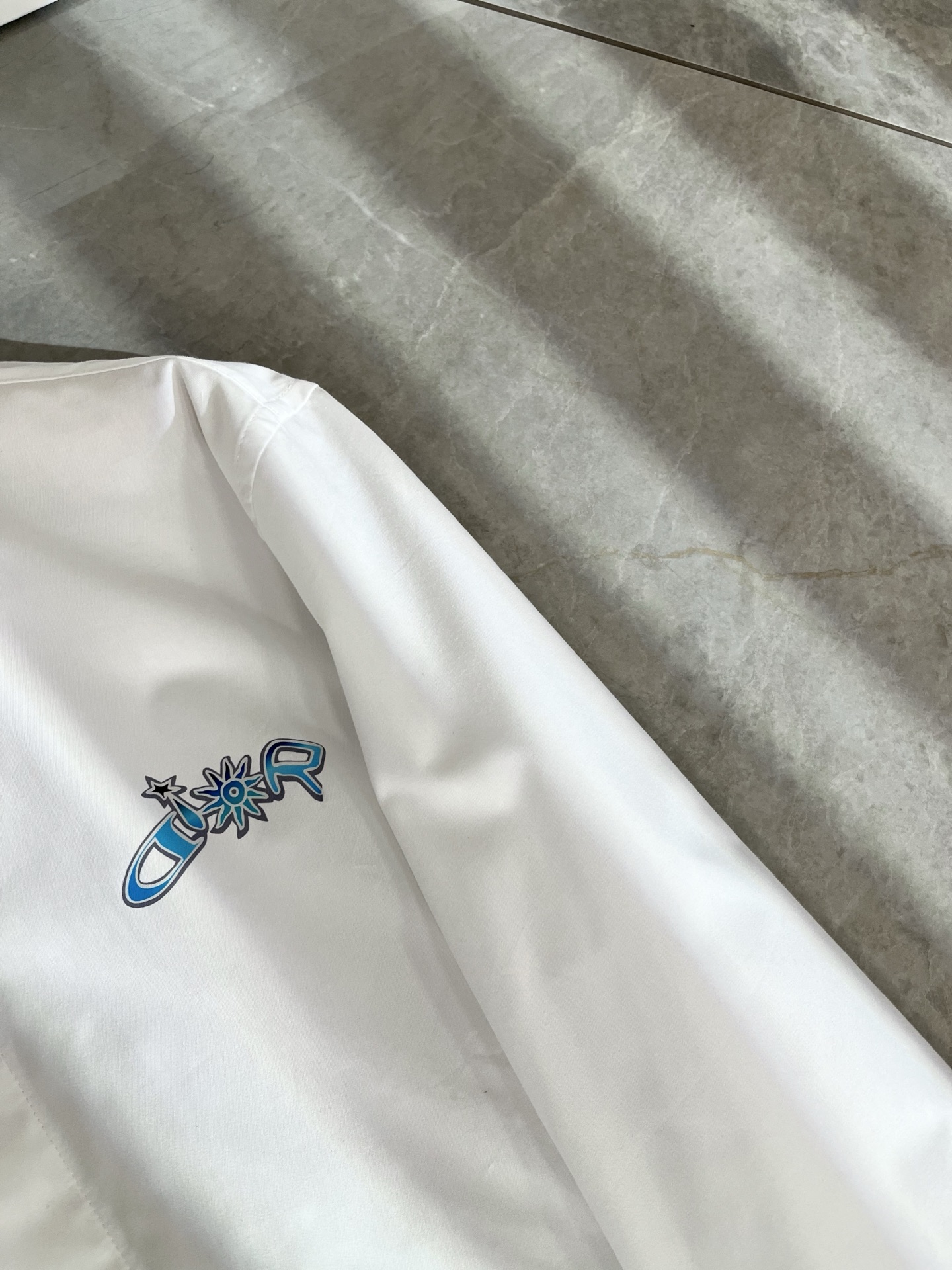 P210 Dior 迪奥2025秋冬新款男女同款👫衬衣，品牌最新设计元素！既不单调也不复杂,恰到好处的展现品味！客供定制进口府绸棉面料！面料独具的高奢立体感呈现简约优雅气质！衣身logo印花修饰！满满的时尚logo元素设计！饱满立体!标准裁剪设计！每一处细节都是与高端时尚同步的体现.  尺码:38-43
