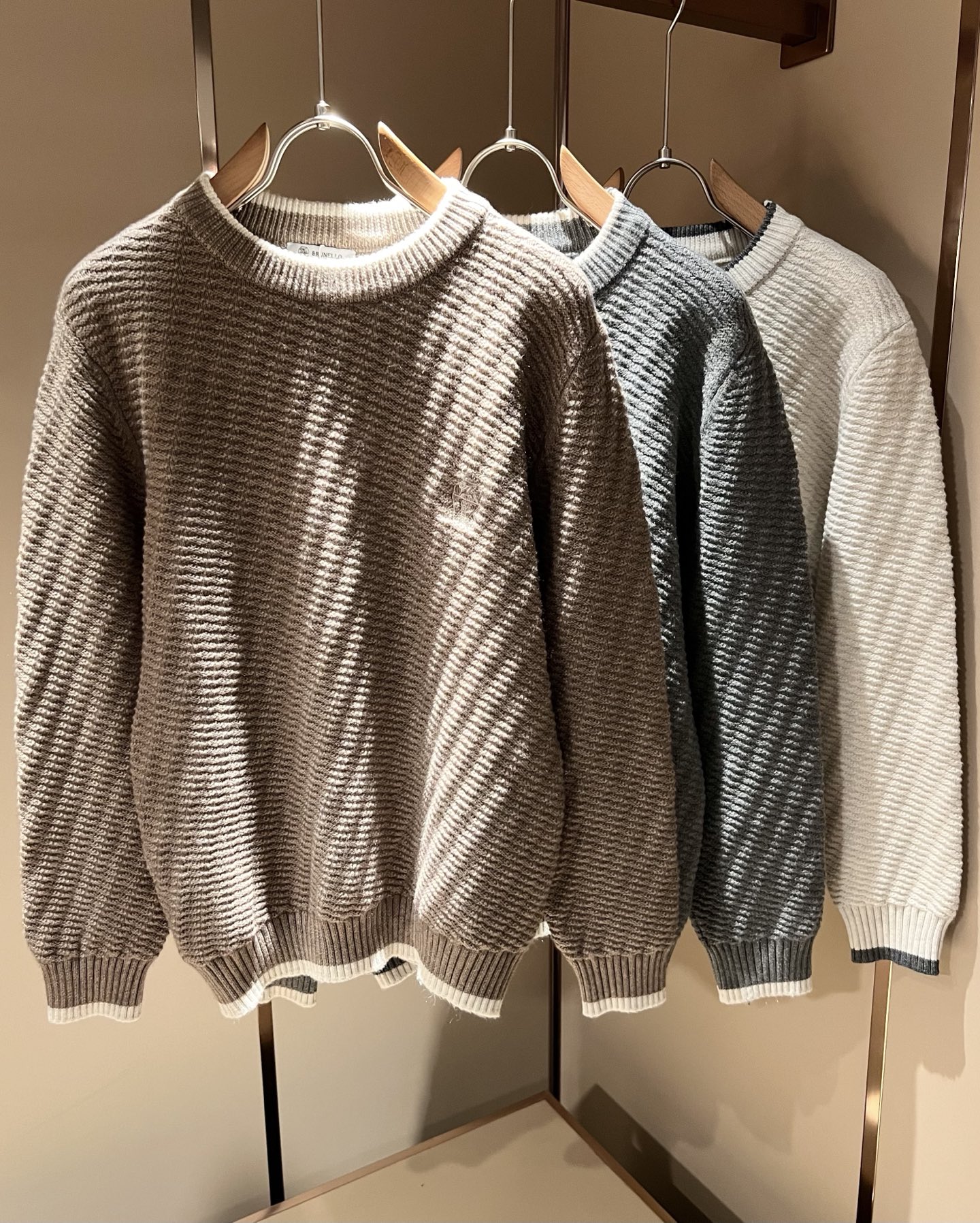 NO:540284,BC-Brunello Cucineli New knitted wool sweater in autumn and winter, the latest fashion and trendy effects, fashionable new charm, elements and modern trendy high street style, a very beautiful item. Guest-provided knitted wool fabric!  Boob embroidery logo pattern design!  The feel is smooth and delicate, and the breathable and comfortable feeling of the body is impeccable. The simple and fashionable style design comes from the latest trendy and fashionable techniques, showing the avant-garde and unique personality. The essential items of fashion experts express the meticulous fashion atmosphere of the new quarter. The same style for men and women. Size M-3XL, brunello cucinelli, alexander wang19860909BC-Brunello Cucineli 秋冬新款针织羊毛衫,最新时尚潮流效果,时尚新韵味,元素及现代潮流的高街风格融合一起的“天官之作”,颜值十足的单品.客供针织羊毛面料！胸前刺绣logo图案设计！手感顺滑细腻,着身的透气舒适感无可挑剔.简约时尚的版型设计来源于潮流时尚的最新手法,彰显前卫独特个性.时尚达人的必备单品表达全新季度一丝不苟的时尚气息.男女同款.尺码M-3XL,,brunello cucinelli,alexander wang,Men's clothing