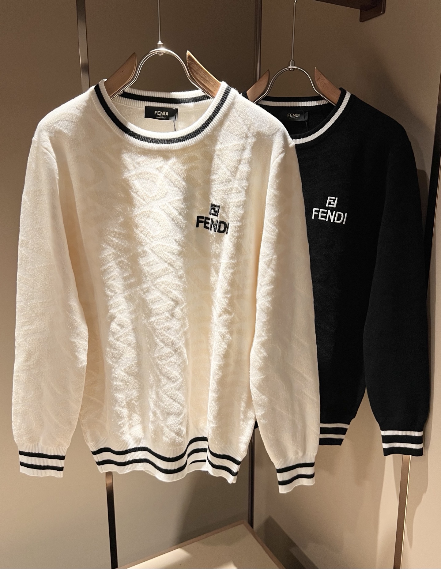 NO:540296,FEN*I FEN*Di New autumn and winter FD family knitted sweater for men and women, versatile for men and women. Original Italian orders, popular FD family items, high-quality products with full representativeness and full specifications, and high-quality products that all FD fans are worth buying!  Pure Yidian channel orders, high-end popular products from the FD family, and very popular items at the moment, high-end products worth keeping and giving away to others!  The most classic BUGS series of styles in the FD family are trendy and beautiful, full of fashion sense, extremely high-quality and specifications, and use a very classic FF logo embroidery design!  It gives people a strong visual impact, with extremely high recognition, and has a top-quality exclusive wool fabric!  Created, soft, delicate and comfortable, and the quality is quite high-end and classy!  Perfectly interprets the charm of the brand and leaves a deep impression. It is more fashionable and charming, with generous and fashionable upper body, and is even more stressful for outfits!  The inner wear alone is very delicious and beautiful scenery that cannot be ignored!  Size M-3XL, fendi,dior,alexander wang19860909FEN*I 芬*迪 秋冬新款FD家族男女同款针织羊毛衫,男女同款百搭.意大利原厂订单,FD家族人气单品,代表性十足,规格感十足的精品,所有FD粉丝都值得抢购的精品！纯正意代渠道订单,FD家族的高奢人气爆款产物,当下十分火爆的单品,值得自留和送人的高端货！FD家族最为经典的BUGS系列款式单品,新潮又好看,潮流气息感十足,档次规格感极高,并且采用十分经典的FF标志logo刺绣设计！给人的视觉冲击感相当强烈,有着极高的辨识度,顶级专属羊毛面料！打造,触感柔软细腻舒适,品相相当高级有档次！完美诠释品牌魅力,给人留下深刻印象.更具时尚与韵味,上身大方时尚,对于穿搭更是毫无压力！单穿内搭都极有味道,不可忽视的靓丽风景线！ 尺码M-3XL,,fendi,dior,alexander wang,Men's clothing