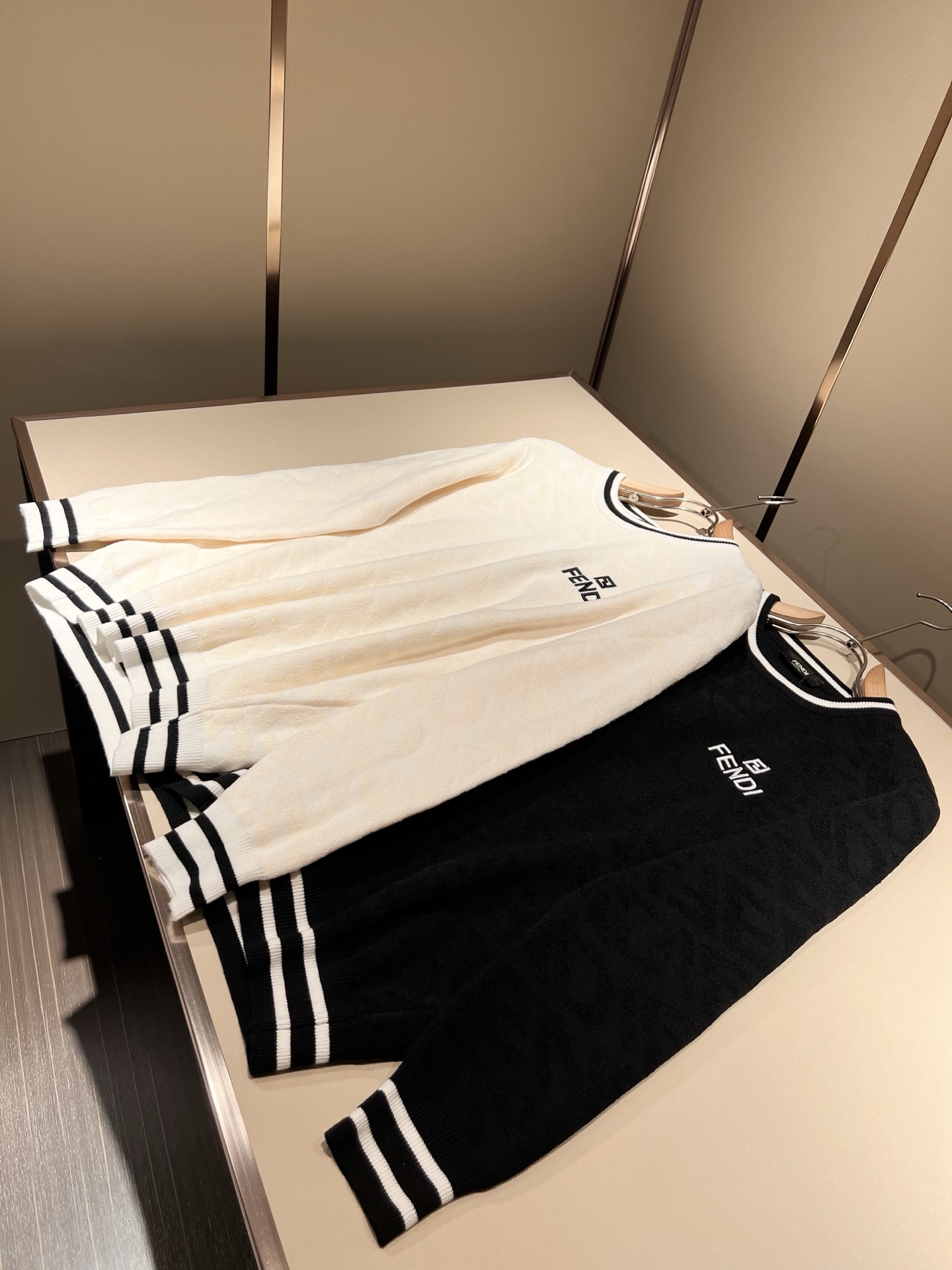 NO:540294,FEN*I FEN*Di New autumn and winter FD family knitted sweater for men and women, versatile for men and women. Original Italian orders, popular FD family items, high-quality products with full representativeness and full specifications, and high-quality products that all FD fans are worth buying!  Pure Yidian channel orders, high-end popular products from the FD family, and very popular items at the moment, high-end products worth keeping and giving away to others!  The most classic BUGS series of products in the FD family are trendy and beautiful, full of fashion sense, extremely high-quality and specifications, and use a very classic FF logo crochet design!  It gives people a strong visual impact, with extremely high recognition, and has a top-quality exclusive wool fabric!  Created, soft, delicate and comfortable, and the quality is quite high-end and classy!  Perfectly interprets the charm of the brand and leaves a deep impression. It is more fashionable and charming, with generous and fashionable upper body, and is even more stressful for outfits!  The inner wear alone is very delicious and beautiful scenery that cannot be ignored!  Size M-3XL, fendi,dior,alexander wang19860909FEN*I 芬*迪 秋冬新款FD家族男女同款针织羊毛衫,男女同款百搭.意大利原厂订单,FD家族人气单品,代表性十足,规格感十足的精品,所有FD粉丝都值得抢购的精品！纯正意代渠道订单,FD家族的高奢人气爆款产物,当下十分火爆的单品,值得自留和送人的高端货！FD家族最为经典的BUGS系列款式单品,新潮又好看,潮流气息感十足,档次规格感极高,并且采用十分经典的FF标志logo钩织设计！给人的视觉冲击感相当强烈,有着极高的辨识度,顶级专属羊毛面料！打造,触感柔软细腻舒适,品相相当高级有档次！完美诠释品牌魅力,给人留下深刻印象.更具时尚与韵味,上身大方时尚,对于穿搭更是毫无压力！单穿内搭都极有味道,不可忽视的靓丽风景线！ 尺码M-3XL,,fendi,dior,alexander wang,Men's clothing