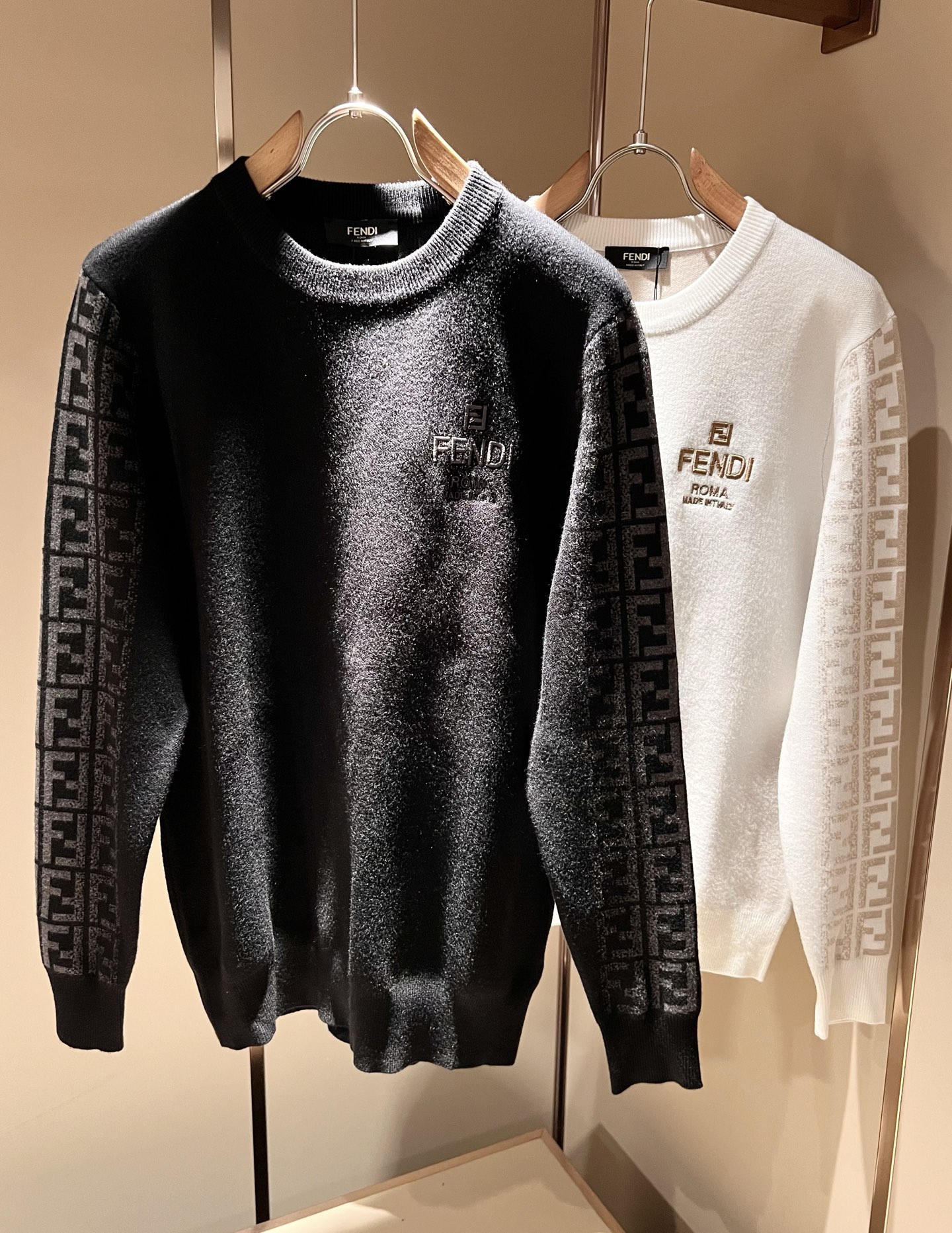 NO:540290,FEN*I FEN*Di New autumn and winter FD family knitted sweater for men and women, versatile for men and women. Original Italian orders, popular FD family items, high-quality products with full representativeness and full specifications, and high-quality products that all FD fans are worth buying!  Pure Yidian channel orders, high-end popular products from the FD family, and very popular items at the moment, high-end products worth keeping and giving away to others!  The most classic BUGS series of styles in the FD family are trendy and beautiful, full of fashion sense, extremely high-quality and specifications, and use a very classic FF logo embroidery design!  It gives people a strong visual impact, with extremely high recognition, and has a top-quality exclusive wool fabric!  Created, soft, delicate and comfortable, and the quality is quite high-end and classy!  Perfectly interprets the charm of the brand and leaves a deep impression. It is more fashionable and charming, with generous and fashionable upper body, and is even more stressful for outfits!  The inner wear alone is very delicious and beautiful scenery that cannot be ignored!  Size M-3XL, fendi,dior,alexander wang19860909FEN*I 芬*迪 秋冬新款FD家族男女同款针织羊毛衫,男女同款百搭.意大利原厂订单,FD家族人气单品,代表性十足,规格感十足的精品,所有FD粉丝都值得抢购的精品！纯正意代渠道订单,FD家族的高奢人气爆款产物,当下十分火爆的单品,值得自留和送人的高端货！FD家族最为经典的BUGS系列款式单品,新潮又好看,潮流气息感十足,档次规格感极高,并且采用十分经典的FF标志logo刺绣设计！给人的视觉冲击感相当强烈,有着极高的辨识度,顶级专属羊毛面料！打造,触感柔软细腻舒适,品相相当高级有档次！完美诠释品牌魅力,给人留下深刻印象.更具时尚与韵味,上身大方时尚,对于穿搭更是毫无压力！单穿内搭都极有味道,不可忽视的靓丽风景线！ 尺码M-3XL,,fendi,dior,alexander wang,Men's clothing