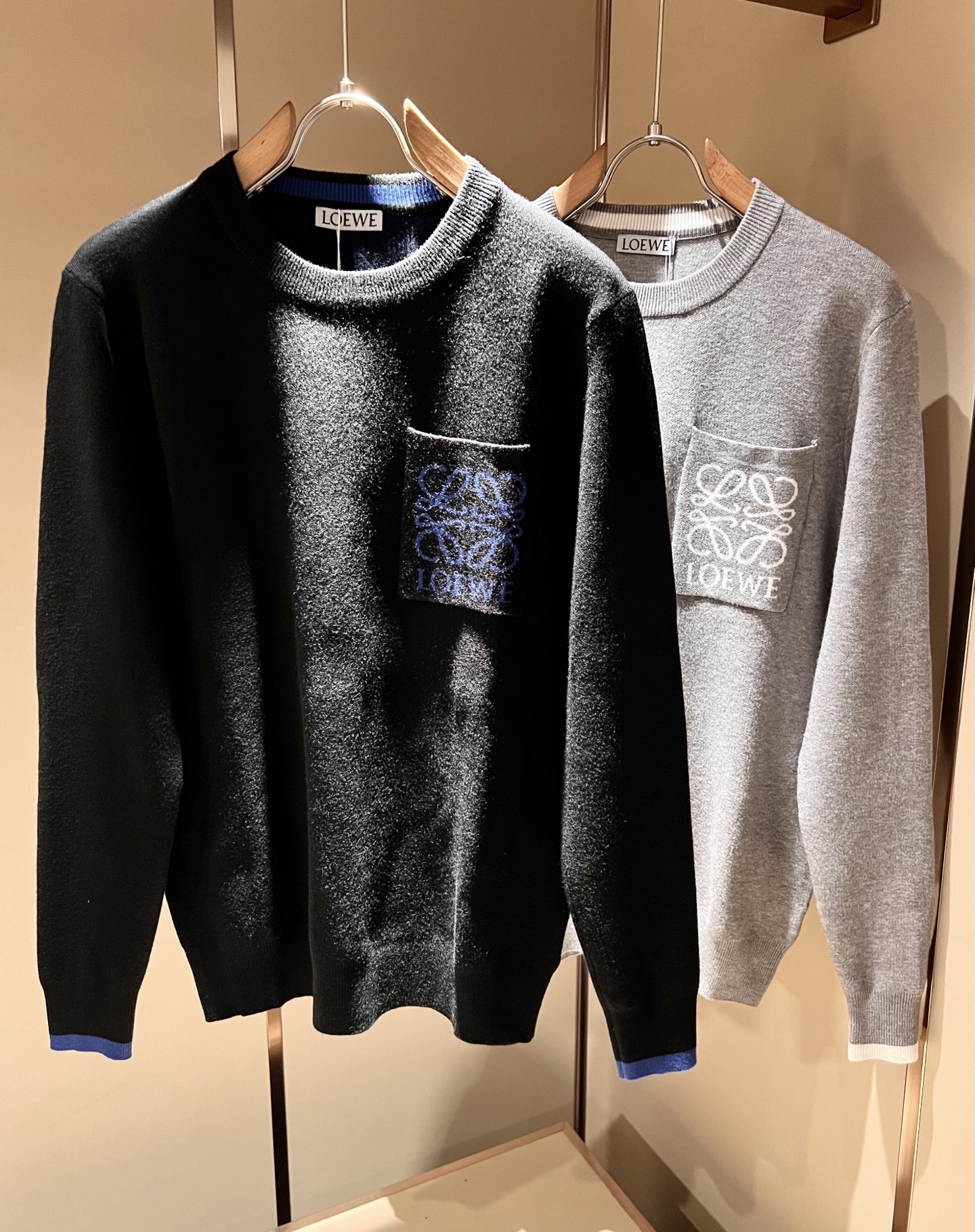 NO:540282,LO*WE/Luo*Wei autumn and winter new men and women's same knitted wool sweaters, trading company channel goods, the latest products in the year, official cabinets sold simultaneously, classic star-grade products!  LO*WE's leather goods have the highest voice in the entire fashion circle, with a high brand value and influence, and a century-old historical and cultural heritage. The royal noble brand has its exquisite handicrafts and design sense subverts modern aesthetics!  The overall design conforms to the aesthetic design of LOE home, uses classic brand elements, perfectly follows the essence and genes of LOE home, and designs logo logo pattern crochet design!  The visual is quite exquisite and beautiful, showing the brand's characteristics, with a high recognition and a very fashionable feel. The overall design explains minimalism to the extreme, simple and generous!  Customers supply high-end materials imported from Egypt, and select high-end knitted wool fabrics!  Extremely luxurious and special materials, all fabric attributes are superior, the touch experience is self-evident, and the ultimate luxury enjoyment!  The quality is perfect, the details are exquisite and exquisite, which not only reduces age and highlights the fashionable temperament. The upper body is full of temperament. The color matching is quite in line with the needs of the matching season, and the control is extremely high. It has no need to define age and has an excellent styling feel!  Size M-3XL, loewe, alexander wang19860909LO*WE/罗*威秋冬新款男女同款针织羊毛衫,贸易公司渠道货,年最新品,官柜同步售卖,经典明星级单品！LO*WE家的皮具单品在整个时装圈最有极高的的发言权,品牌价值影响力颇高,有着百年历史文化底蕴,皇室御贵族御用品牌,其精湛的手工艺及设计感颠覆了现代审美！整体的设计符合LOE家美学设计,运用了经典的品牌元素,完美沿袭了LOE家的精髓与基因,设计logo标识图案钩织设计！视觉颇为精致美观,彰显了品牌特质,辨识度极高且极具时髦感,整体的设计将极简主义阐释到极致,简约而大方！客供埃及进口高级物料,甄选高端针织羊毛面料！极为奢华特殊的材质,面料属性皆为上乘,触感体验不言而喻,奢华极致享受！品相完美如斯,细节处处精致考究,即减龄又凸显了时髦气质感,上身满满的气质感,配色相当符合搭配季节需求,驾驭度混搭性极高,无关年龄界定,造型感极佳的一款单品！尺码M-3XL,,loewe,alexander wang,Men's clothing