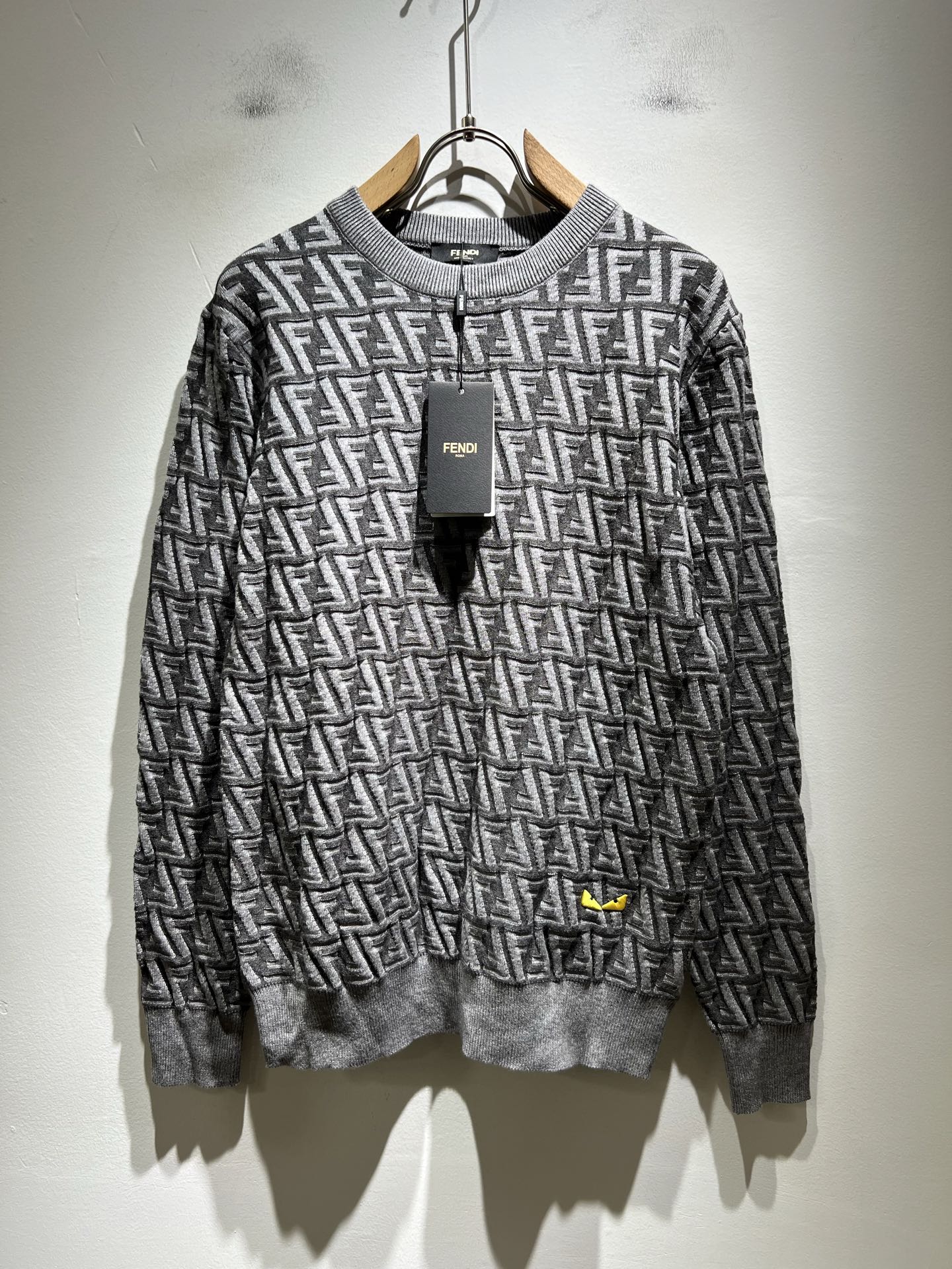 NO:550810,FEN*I 2025 autumn and winter new FD family knitted sweater for men and women, versatile for men and women. Original Italian orders, popular FD family items, high-quality products with full representativeness and full specifications, and high-quality products that all FD fans are worth buying!  Pure Yidian channel orders, high-end popular products from the FD family, and very popular items at the moment, high-end products worth keeping and giving away to others!  The most classic BUGS series of products in the FD family are trendy and beautiful, full of fashion sense, extremely high-quality and specifications, and use a very classic FF logo crochet design!  It gives people a strong visual impact, with extremely high recognition, and has a top-quality exclusive wool fabric!  Created, soft, delicate and comfortable, and the quality is quite high-end and classy!  Perfectly interprets the charm of the brand and leaves a deep impression. It is more fashionable and charming, with generous and fashionable upper body, and is even more stressful for outfits!  The inner wear alone is very delicious and beautiful scenery that cannot be ignored!  Size M-3XL, fendi,dior,alexander wang19860909FEN*I 芬*迪 2025秋冬新款FD家族男女同款针织羊毛衫,男女同款百搭.意大利原厂订单,FD家族人气单品,代表性十足,规格感十足的精品,所有FD粉丝都值得抢购的精品！纯正意代渠道订单,FD家族的高奢人气爆款产物,当下十分火爆的单品,值得自留和送人的高端货！FD家族最为经典的BUGS系列款式单品,新潮又好看,潮流气息感十足,档次规格感极高,并且采用十分经典的FF标志logo钩织设计！给人的视觉冲击感相当强烈,有着极高的辨识度,顶级专属羊毛面料！打造,触感柔软细腻舒适,品相相当高级有档次！完美诠释品牌魅力,给人留下深刻印象.更具时尚与韵味,上身大方时尚,对于穿搭更是毫无压力！单穿内搭都极有味道,不可忽视的靓丽风景线！ 尺码M-3XL,,fendi,dior,alexander wang,Men's clothing