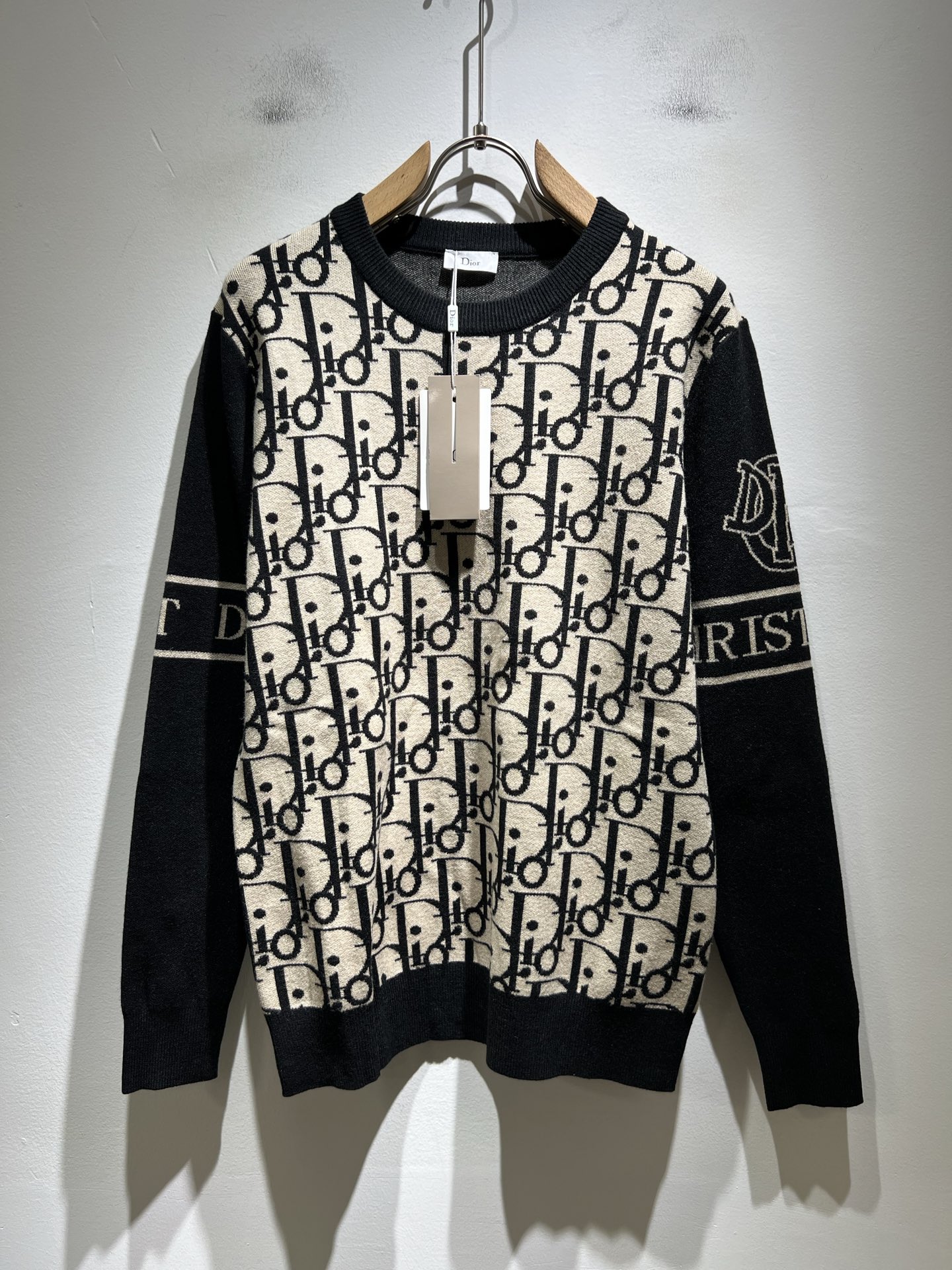 NO:566869,Dio*Dijia's new fall and winter knitted sweaters for men and women are on sale simultaneously at counters!  Customized exclusive wool fabric, easy to match and versatile, extremely high-grade, perfectly integrated into fashion and style, a top-notch fashionable style that is perfect for outer wear!  The whole thing gives people a natural feeling!  The ultimate classic uses the latest three-dimensional letter logo element crochet design!  The ultimate heavy work, the ultimate perfection!  Fans who pursue high quality should rush to buy it by themselves, and we sincerely invite all fans who know the goods to appreciate this model together!  !  Size M-3XL,,dior,dior,alexander wang19860909Dio*迪家 秋冬新款男女同款针织羊毛衫,专柜同步发售！定制专属羊毛面料,从容百搭,档次极高,完美融入时尚还有风情感一款完美符合外穿的顶尖时髦气质款！整体给人浑然天成的感觉！极致经典采用最新立体字母logo元素钩织设计！极致的重工极致的完美！追求高品质的粉丝们请自行抢购,诚邀所有识货的粉丝一同鉴赏此款！！尺码M-3XL,,dior,dior,alexander wang,Men's clothing