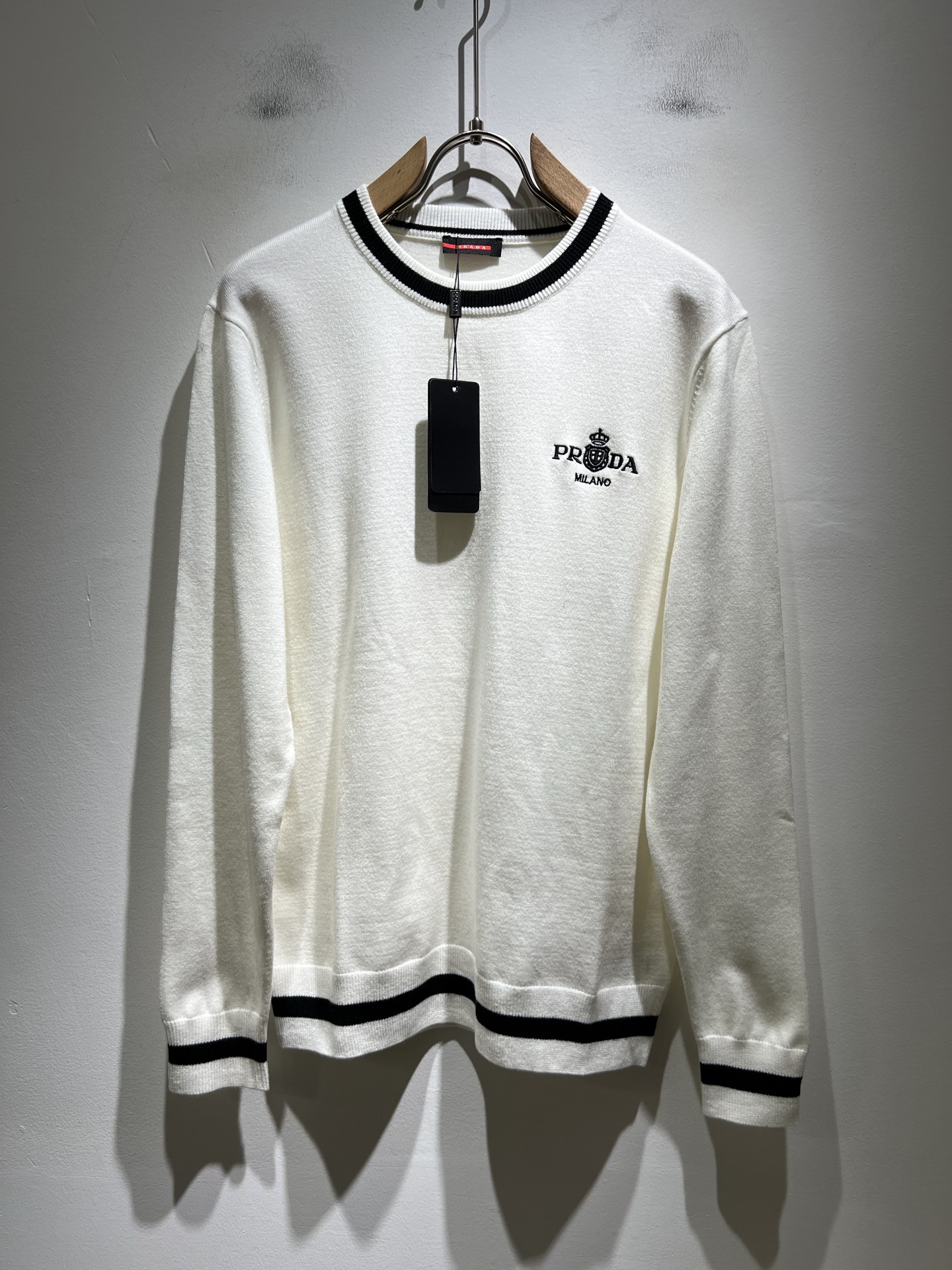 NO:550807,PRAD*A Pu*da 2025 autumn and winter new men's knitted wool sweater, the latest model is exclusively available on the entire network!  !  ~ It is classic and fashionable and versatile, who doesn’t like it? It will show the classic again. It is very pleasing to the eye and comes with a low luxury halo and recognition!  Pr*da's traditional brand concept and modern advanced technology are perfectly combined. Coupled with the extremely modern and simple design, P's exclusive three-dimensional logo logo pattern embroidery design!  Customized 100% imported wool fabric!  The texture of this model is quite touching, the specifications and grades are known with tentacles. The degree of delicateness and breathability are top-notch!  Size M-3XL, prada, alexander wang19860909PRAD*A普*达2025秋冬新款男士针织羊毛衫,最新款全网独家首上！！~既经典有时尚百搭,谁不爱啊,将经典再次展现,非常的耐看,自带低奢光环与辨识度！Pr*da传统的品牌理念和现代化的先进技术进行了完美结合.加上极其现代摩登风范的简约设计,p家专属立体标识logo图案刺绣设计！定制百分百进口羊毛面料！此款的质感相当感人 触手便知规格档次 细腻程度与透气效果堪称顶级！尺码M-3XL,,prada,alexander wang,Men's clothing