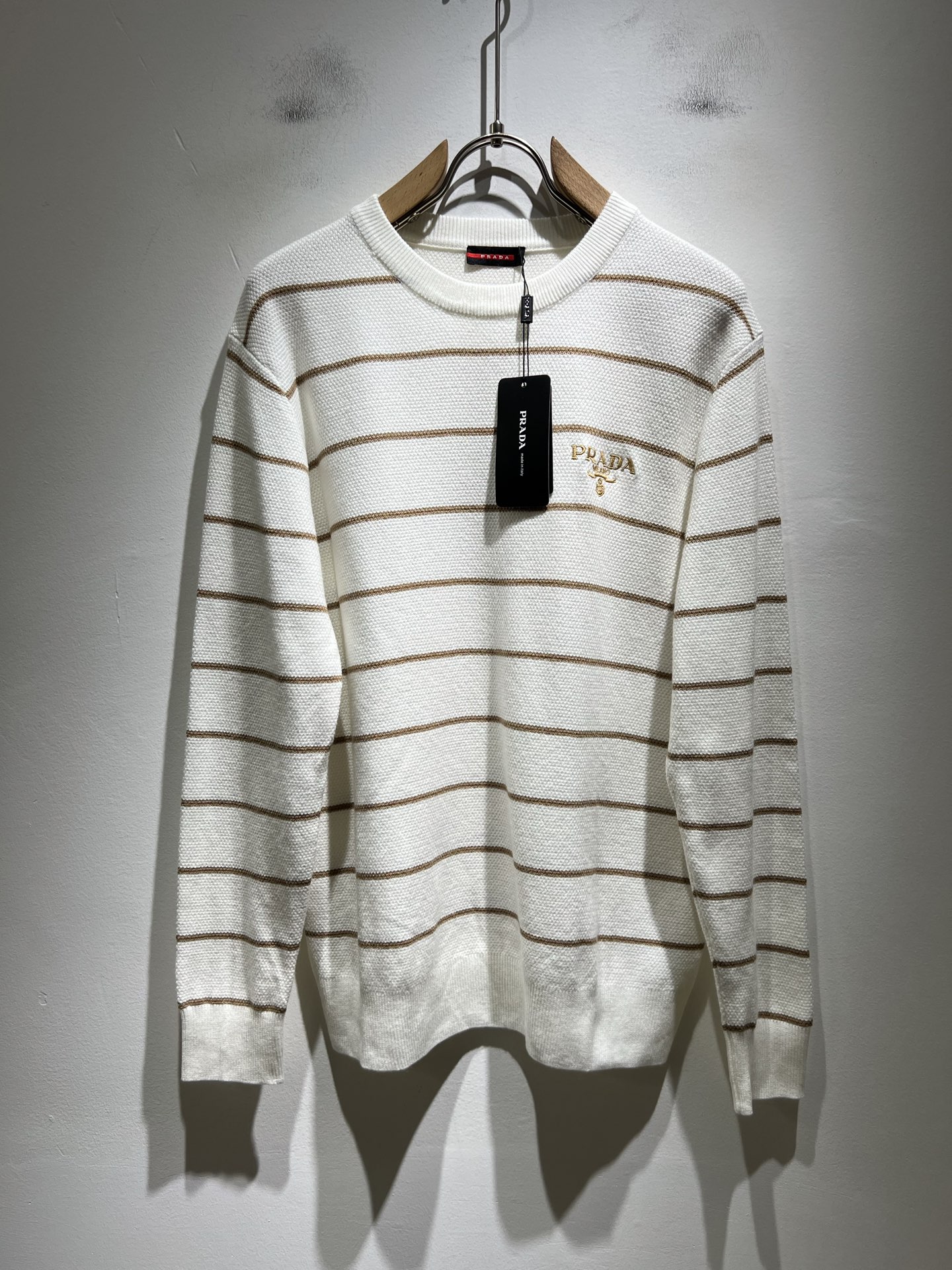 NO:550805,PRAD*A Pu*da 2025 autumn and winter new men's knitted wool sweater, the latest model is exclusively available on the entire network!  !  ~ It is classic and fashionable and versatile, who doesn’t like it? It will show the classic again. It is very pleasing to the eye and comes with a low luxury halo and recognition!  Pr*da's traditional brand concept and modern advanced technology are perfectly combined. Coupled with the extremely modern and simple design, P's exclusive three-dimensional logo logo pattern embroidery design!  Customized 100% imported wool fabric!  The texture of this model is quite touching, the specifications and grades are known with tentacles. The degree of delicateness and breathability are top-notch!  Size M-3XL, prada, alexander wang19860909PRAD*A普*达2025秋冬新款男士针织羊毛衫,最新款全网独家首上！！~既经典有时尚百搭,谁不爱啊,将经典再次展现,非常的耐看,自带低奢光环与辨识度！Pr*da传统的品牌理念和现代化的先进技术进行了完美结合.加上极其现代摩登风范的简约设计,p家专属立体标识logo图案刺绣设计！定制百分百进口羊毛面料！此款的质感相当感人 触手便知规格档次 细腻程度与透气效果堪称顶级！尺码M-3XL,,prada,alexander wang,Men's clothing