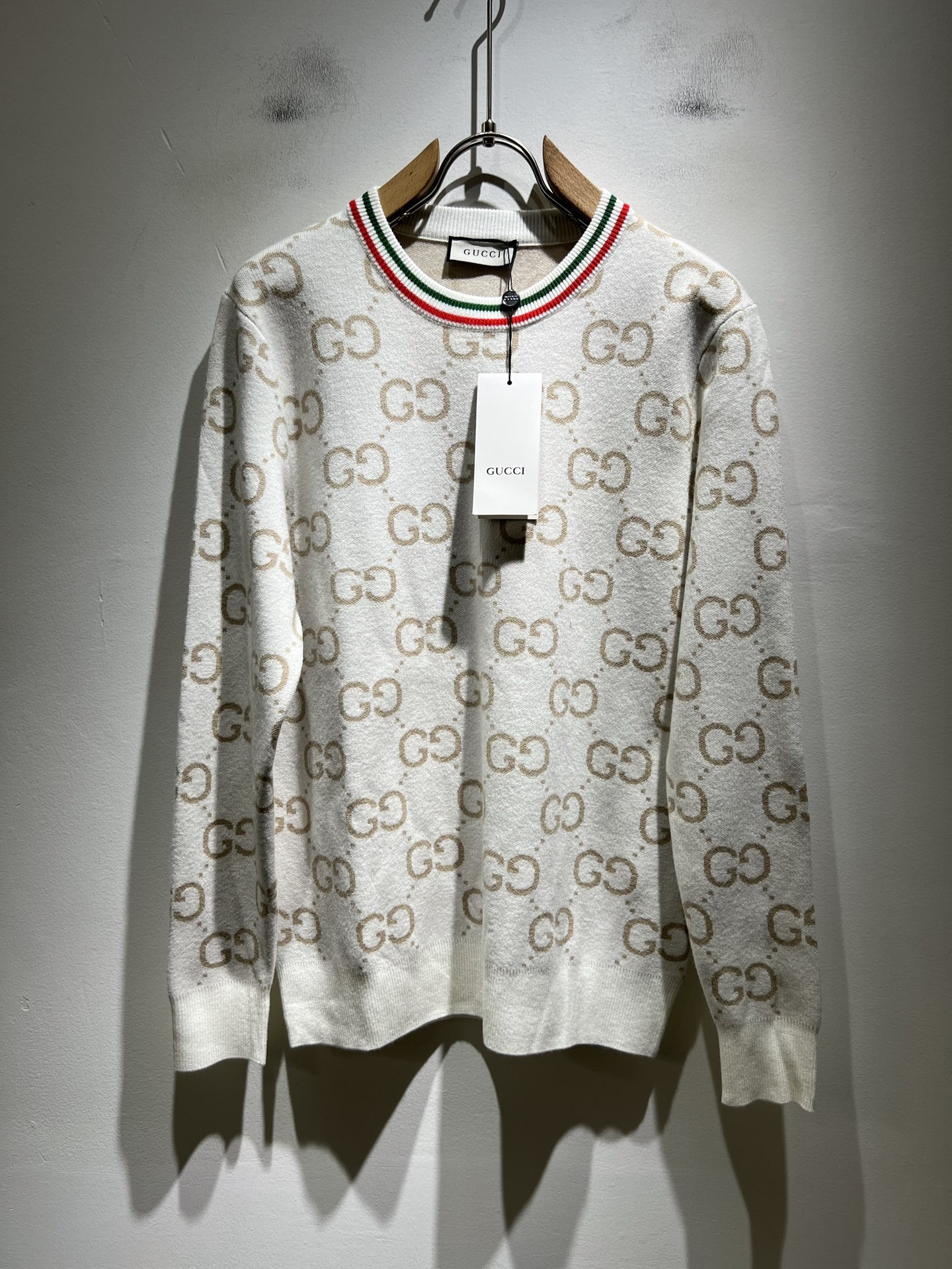 NO:550800,GUC*I Gujia 2025 autumn and winter new styles for men and women, knitted wool sweater, panoramic logo design!  Trading companies have sparse channels and are released on the official website at the same time!  G Home Autumn and Winter Series Couple Sweater is online, and the design is classic color matching crochet design!  This sweater is selected for imported knitted wool material!  The fabric feels thick and has a certain sense of self-weight. It has a soft and dense terry texture. It is breathable and comfortable to wear with close body. It has beautiful colors and is eye-catching and fashionable. The unique patterns can definitely make you outstanding among the crowd!  Casual style cut design!  The upper body effect is age-reducing and versatile. It can easily get daily casual outfits for both men and women!  Size M-3XL, gucci, gucci, gucci, sweaters, alexander wang19860909GUC*I 古家 2025秋冬新款男女同款 针织羊毛衫,全景标志logo设计！贸易公司渠道稀出,同步官网发售！G家秋冬系列情侣毛衣上线,设计经典配色钩织设计！此款毛衣甄选客供进口针织羊毛材质！面料手感偏厚实,有一定的自重感,柔软绵密的毛圈肌理,贴身穿着透气亲肤舒适,色彩靓丽、吸睛时髦度爆棚,与众不同的图案绝对可以让你在人群中出彩万分！休闲版型裁剪设计！上身效果减龄又百搭,轻松Get起日常休闲穿搭,男女皆可轻松驾驭！尺码M-3XL,,gucci,gucci,gucci,sweaters,alexander wang,Men's clothing