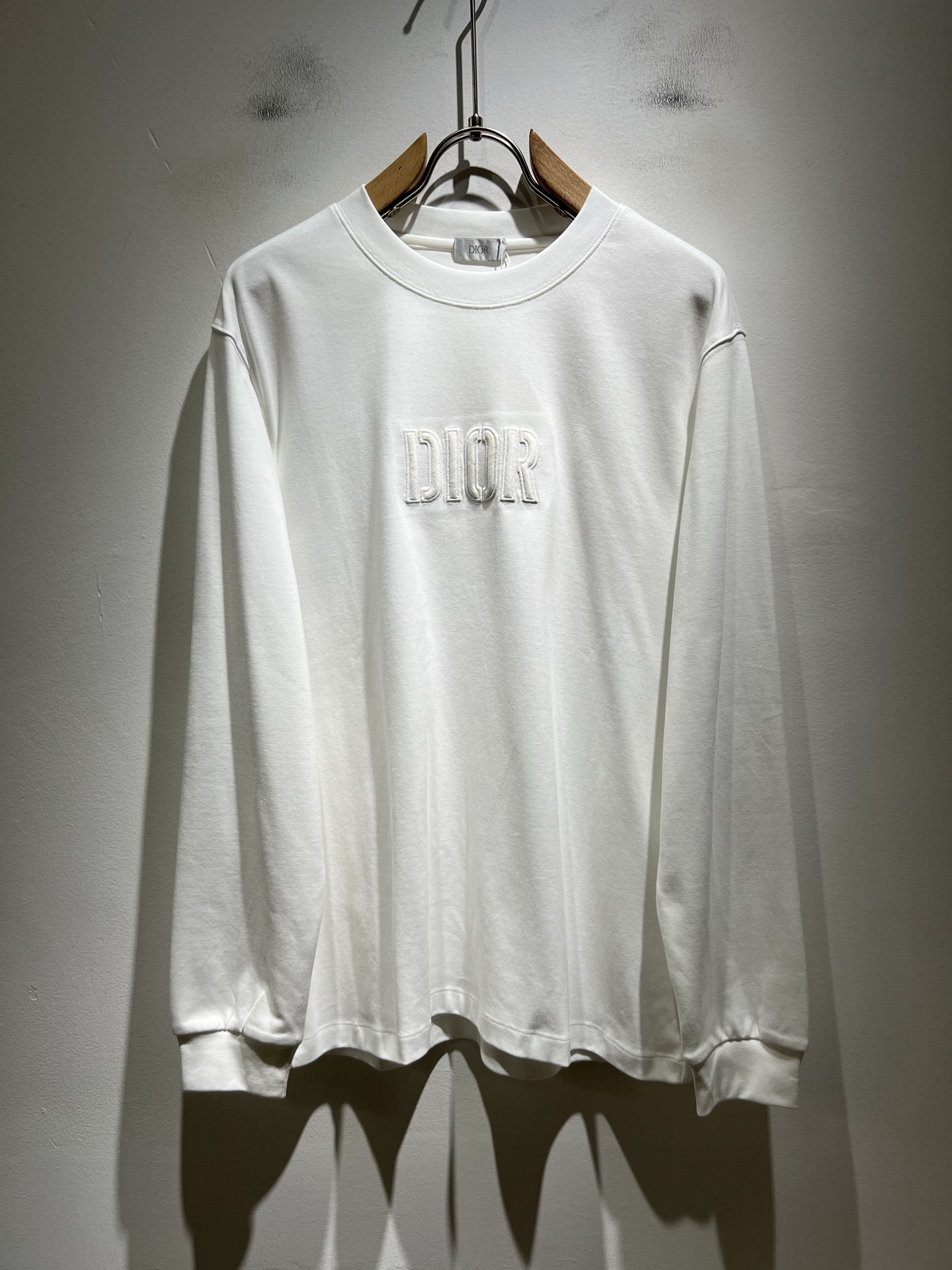 NO:549582,Dio*Dijia 2025 autumn and winter new men and women's same long-sleeved base shirt, available at the same time in the counter!  Customized exclusive 260g pure cotton fabric, customized original craft threads, chest logo pattern glue pressing technology design!  Simple and generous, calm and versatile, extremely high-end, perfectly integrated with fashion and style, a top fashionable style that perfectly suits the outside wear!  The overall feeling is natural!  The ultimate classic versatile short-sleeved T-shirt adopts the latest three-dimensional letter logo element embroidery design!  The ultimate perfection of heavy industry!  Fans who pursue high quality are please buy them by themselves, and all fans who know the goods are invited to appreciate this model together!  !  Color black white Size M-3XL,,dior,dior,T-shirt,tees,t-shirt,alexander wang19860909Dio*迪家 2025秋冬新款男女同款长袖打底衫,专柜同步发售！定制专属260克纯棉面料,定制原版工艺螺纹,胸前logo图案压胶工艺设计！简约大方,从容百搭,档次极高,完美融入时尚还有风情感一款完美符合外穿的顶尖时髦气质款！整体给人浑然天成的感觉！极致经典的百搭型短袖T恤,采用最新的立体字母logo元素刺绣设计！极致的重工极致的完美！追求高品质的粉丝们请自行抢购,诚邀所有识货的粉丝一同鉴赏此款！！颜色黑色 白色 尺码M-3XL,,dior,dior,T-shirt,tees，t-shirt,alexander wang,Men's clothing
