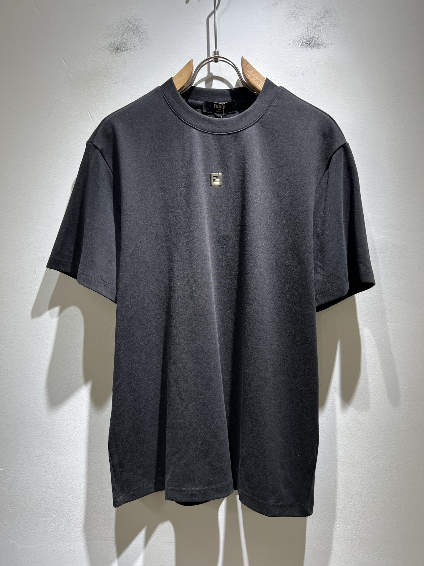 NO:541249,FEN*I FEN*Di 2025 autumn and winter new FD family FF men's short-sleeved base shirt, versatile and minimalist short-sleeved shirt for men and women. Original Italian orders, popular FD family items, simple and pure colors. The FD family's lasting iconic products, high-quality products with full representativeness and full specifications, and high-quality products that all FD fans are worth buying!  Pure Yidian channel orders, high-end and popular products from the FD family, very popular items at the moment, and iconic letter logo pattern hardware modification!  High-end goods worth keeping and giving away to others!  It is trendy and beautiful, with a full sense of trendy atmosphere, and has a very high level and specifications. It uses a very classic black and white color combination, giving people a strong visual impact and has a very high recognition. It is top-quality exclusive pure cotton fabric, created with a soft, delicate and comfortable touch, and has a very high-end and classy appearance!  Perfectly interprets the charm of the brand and leaves a deep impression. It is more fashionable and charming. It has simple, elegant and fashionable upper body, and is even more stressful for outfits!  The inner wear alone is very delicious and beautiful scenery that cannot be ignored!  Size M-3XL, fendi,dior,T-shirt,alexander wang19860909FEN*I 芬*迪2025秋冬新款FD家族FF男士短袖打底衫,男女同款百搭极简短袖.意大利原厂订单,FD家族人气单品,简约纯色系打造.FD家族经久不衰的标志性臻品,代表性十足,规格感十足的精品,所有FD粉丝都值得抢购的精品！纯正意代渠道订单,FD家族的高奢人气爆款产物,当下十分火爆的单品,标志性字母logo图案五金修饰！值得自留和送人的高端货！新潮又好看,潮流气息感十足,档次规格感极高,并且采用十分经典的的黑白双色搭配,给人的视觉冲击感相当强烈,有着极高的辨识度,顶级专属纯棉面料,打造,触感柔软细腻舒适,品相相当高级有档次！完美诠释品牌魅力,给人留下深刻印象.更具时尚与韵味,上身简约大方时尚,对于穿搭更是毫无压力！单穿内搭都极有味道,不可忽视的靓丽风景线！ 尺码M-3XL,,fendi,dior,T-shirt,alexander wang,Men's clothing