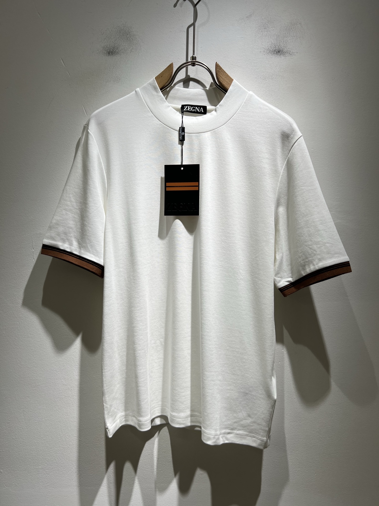 NO:541253,Ermenegildo Zeg*aJia 2025 autumn and winter new products for men's short-sleeved casual base shirt, foreign trade company order!  It is one of the classic exclusive fabrics of Zenia!  Customized original cotton fabric!  The texture is warm, the touch is soft and delicate, but the shape is straight and stylish!  Details, extreme luxury... Perfectly interpret high-quality quality. Size M-3XL, zegna, T-shirt, alexander wang19860909Ermenegildo Zeg*a杰*亚 2025秋冬新品男士短袖休闲打底衫,外贸公司订单！是杰尼亚经典的专有织物之一！ 定制原版纯棉面料！质地保暖,触感又柔软细腻、但型态又笔挺有型！ 细节、奢华极致… 完美演绎高品质品相.尺码M-3XL,,zegna,T-shirt,alexander wang,Men's clothing