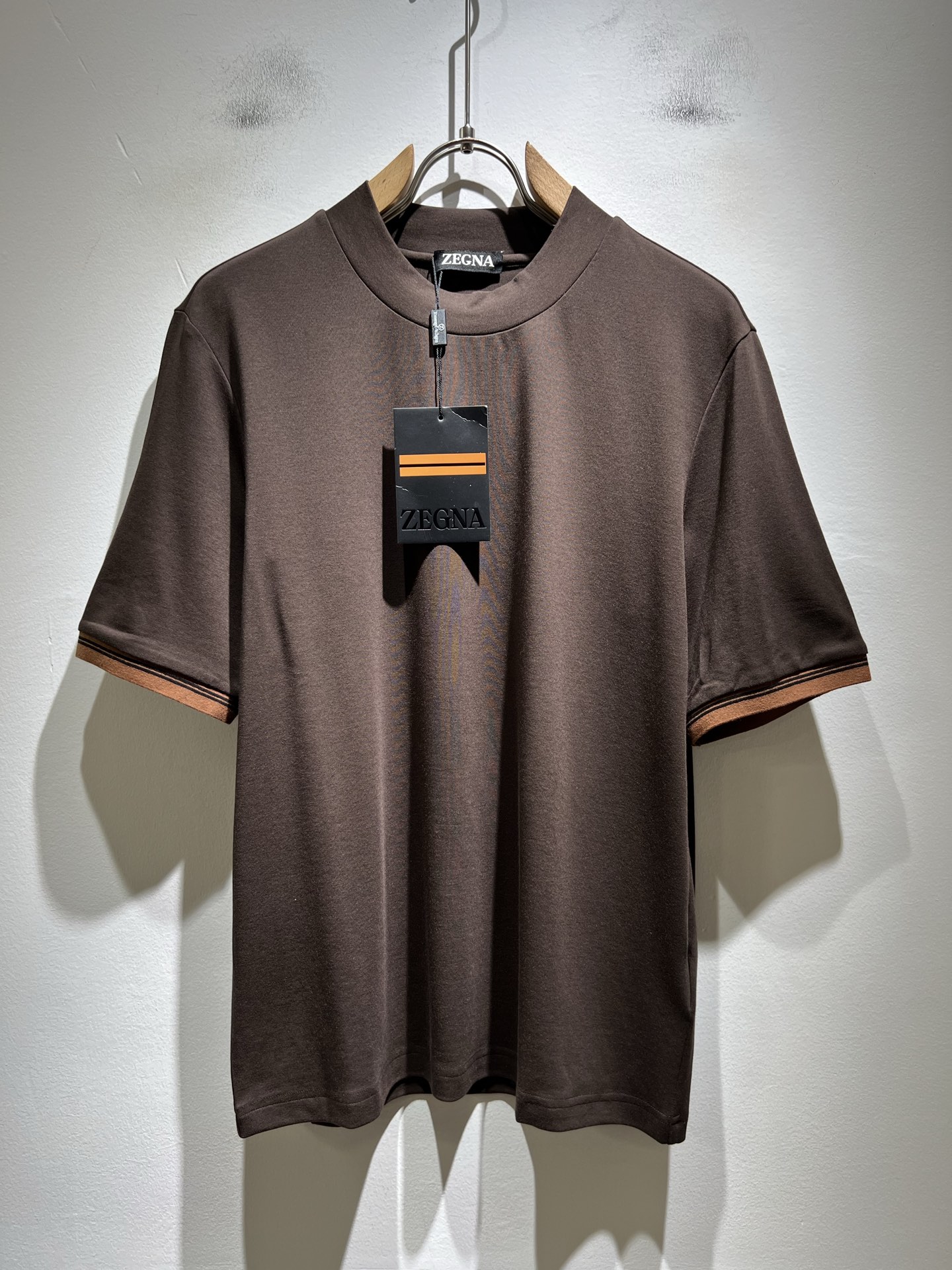 NO:541255,Ermenegildo Zeg*aJia 2025 autumn and winter new products for men's short-sleeved casual base shirt, foreign trade company order!  It is one of the classic exclusive fabrics of Zenia!  Customized original cotton fabric!  Chest pocket logo design!  The texture is warm, the touch is soft and delicate, but the shape is straight and stylish!  Details, extreme luxury... Perfectly interpret high-quality quality. Size M-3XL, zegna, T-shirt, alexander wang19860909Ermenegildo Zeg*a杰*亚 2025秋冬新品男士短袖休闲打底衫,外贸公司订单！是杰尼亚经典的专有织物之一！ 定制原版纯棉面料！胸前口袋logo设计！质地保暖,触感又柔软细腻、但型态又笔挺有型！ 细节、奢华极致… 完美演绎高品质品相.尺码M-3XL,,zegna,T-shirt,alexander wang,Men's clothing