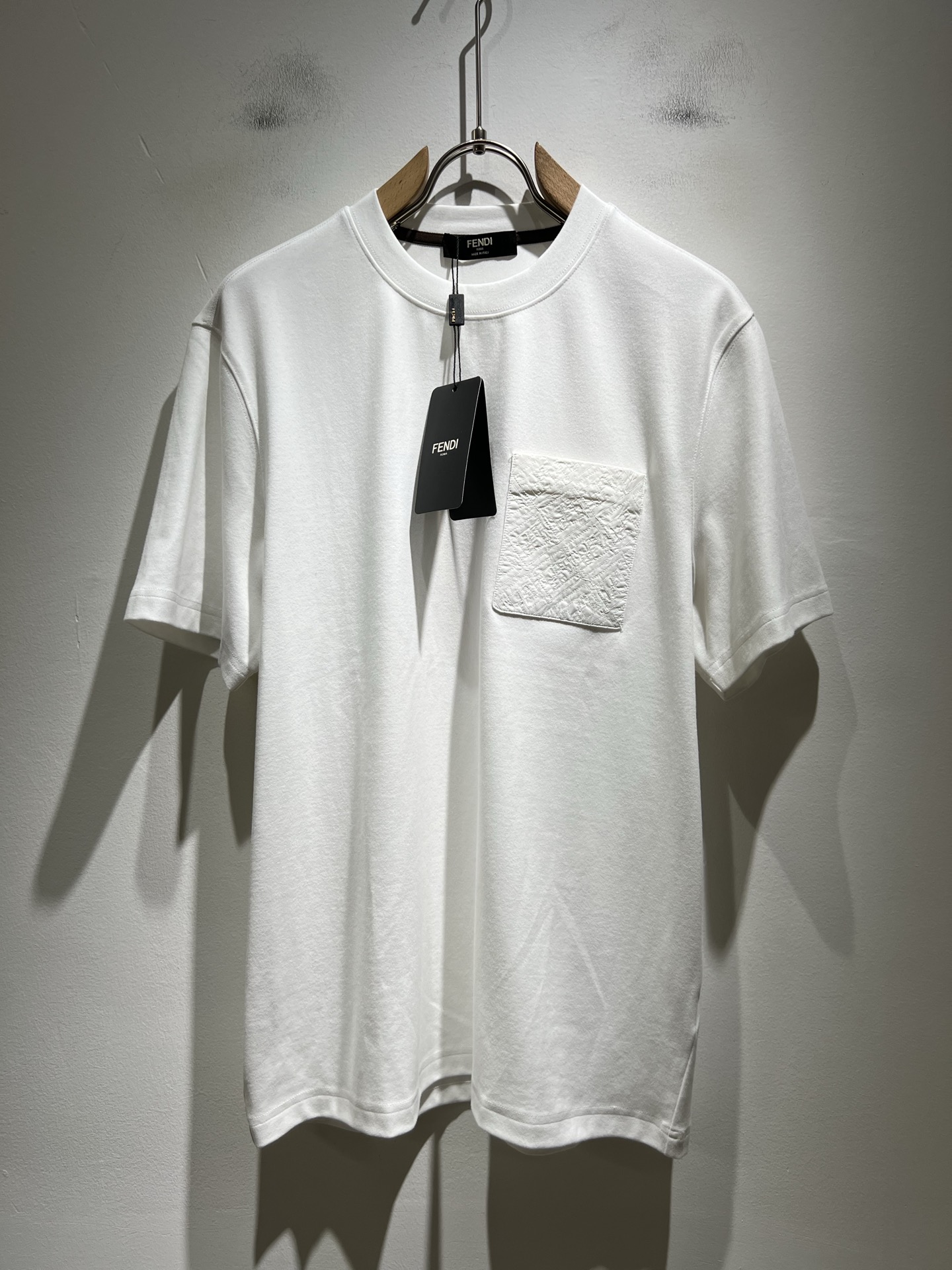 NO:548024,FEN*I Fen*Di autumn and winter new FD family FF men's short-sleeved base shirt, versatile and minimalist short-sleeved shirt for men and women. Original Italian orders, popular FD family items, simple and pure colors. The FD family's lasting iconic products, high-quality products with full representativeness and full specifications, and high-quality products that all FD fans are worth buying!  Pure Yidian channel orders, high-end and popular products from the FD family, very popular items at the moment, and iconic letter logo pattern pocket modification!  High-end goods worth keeping and giving away to others!  It is trendy and beautiful, with a full sense of trendy atmosphere, and has a very high level and specifications. It uses a very classic black and white color combination, giving people a strong visual impact and has a very high recognition. It is top-quality exclusive pure cotton fabric, created with a soft, delicate and comfortable touch, and has a very high-end and classy appearance!  Perfectly interprets the charm of the brand and leaves a deep impression. It is more fashionable and charming. It has simple, elegant and fashionable upper body, and is even more stressful for outfits!  The inner wear alone is very delicious and beautiful scenery that cannot be ignored!  Size M-3XL, fendi,dior,T-shirt,alexander wang19860909FEN*I 芬*迪秋冬新款FD家族FF男士短袖打底衫,男女同款百搭极简短袖.意大利原厂订单,FD家族人气单品,简约纯色系打造.FD家族经久不衰的标志性臻品,代表性十足,规格感十足的精品,所有FD粉丝都值得抢购的精品！纯正意代渠道订单,FD家族的高奢人气爆款产物,当下十分火爆的单品,标志性字母logo图案口袋修饰！值得自留和送人的高端货！新潮又好看,潮流气息感十足,档次规格感极高,并且采用十分经典的的黑白双色搭配,给人的视觉冲击感相当强烈,有着极高的辨识度,顶级专属纯棉面料,打造,触感柔软细腻舒适,品相相当高级有档次！完美诠释品牌魅力,给人留下深刻印象.更具时尚与韵味,上身简约大方时尚,对于穿搭更是毫无压力！单穿内搭都极有味道,不可忽视的靓丽风景线！ 尺码M-3XL,,fendi,dior,T-shirt,alexander wang,Men's clothing