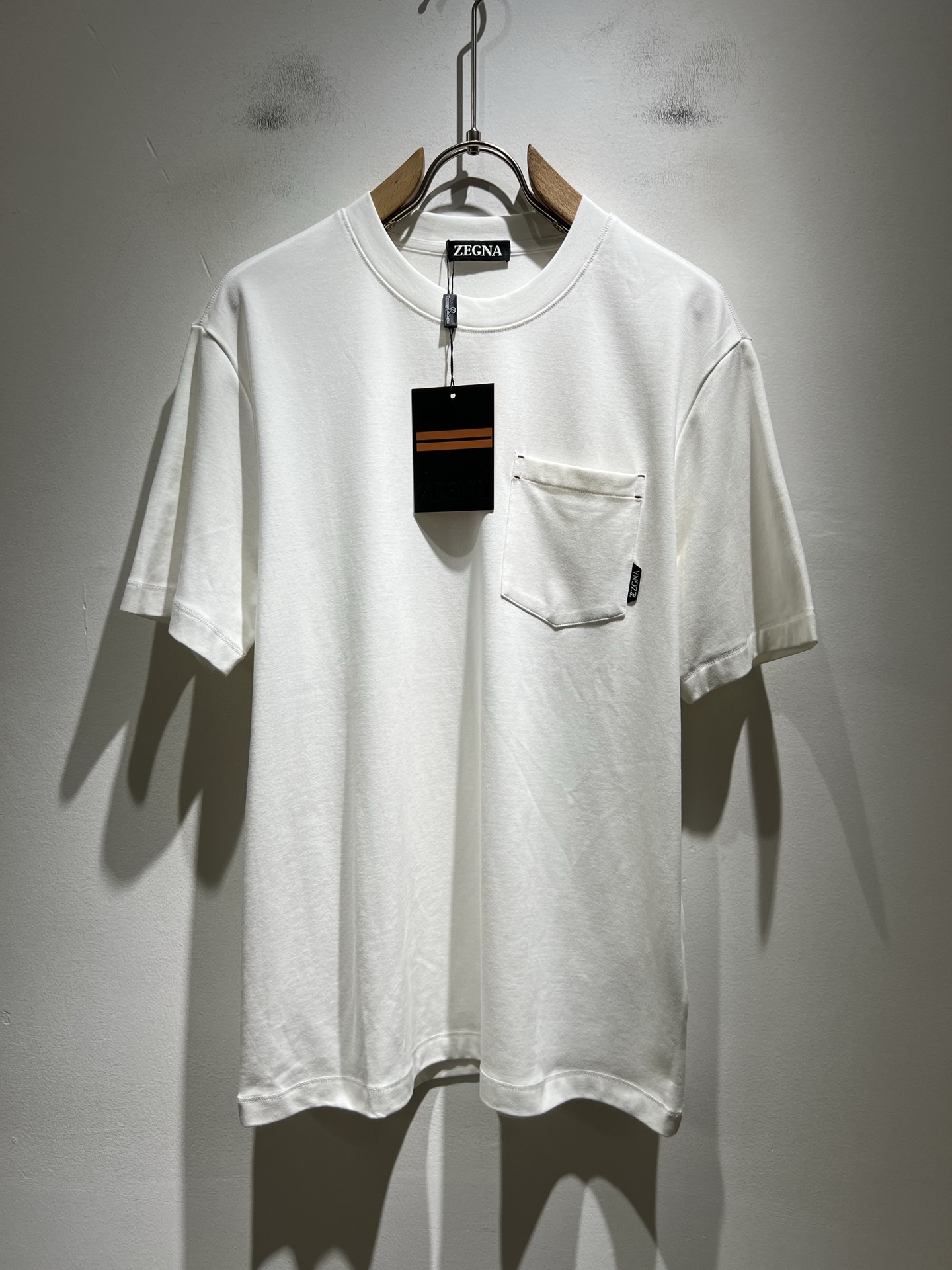 NO:541241,Ermenegildo Zeg*aJia 2025 autumn and winter new products for men's short-sleeved casual base shirt, foreign trade company order!  It is one of the classic exclusive fabrics of Zenia!  Customized original cotton fabric!  Chest pocket logo design!  The texture is warm, the touch is soft and delicate, but the shape is straight and stylish!  Details, extreme luxury... Perfectly interpret high-quality quality. Size M-3XL, zegna, T-shirt, alexander wang19860909Ermenegildo Zeg*a杰*亚 2025秋冬新品男士短袖休闲打底衫,外贸公司订单！是杰尼亚经典的专有织物之一！ 定制原版纯棉面料！胸前口袋logo设计！质地保暖,触感又柔软细腻、但型态又笔挺有型！ 细节、奢华极致… 完美演绎高品质品相.尺码M-3XL,,zegna,T-shirt,alexander wang,Men's clothing