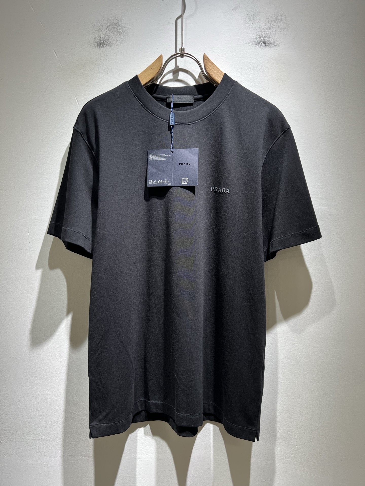 NO:548055,PRAD*A Pu*da autumn and winter new men's short-sleeved base shirt, the latest model is exclusively available on the entire network!  !  ~ It is classic and fashionable and versatile, who doesn’t like it? It will show the classic again. It is very pleasing to the eye and comes with a low luxury halo and recognition!  Pr*da's traditional brand concept and modern advanced technology are perfectly combined. Coupled with the extremely modern and simple design, P's exclusive logo pattern glue pressing design!  Customized 100% imported pure cotton fabric!  The texture of this model is quite touching, the specifications and grades are known with tentacles. The degree of delicateness and breathability are top-notch!  Size M-3XL, prada, T-shirt, alexander wang19860909PRAD*A普*达秋冬新款男士短袖打底衫,最新款全网独家首上！！~既经典有时尚百搭,谁不爱啊,将经典再次展现,非常的耐看,自带低奢光环与辨识度！Pr*da传统的品牌理念和现代化的先进技术进行了完美结合.加上极其现代摩登风范的简约设计,p家专属logo图案压胶设计！定制百分百进口纯棉面料！此款的质感相当感人 触手便知规格档次 细腻程度与透气效果堪称顶级！尺码M-3XL,,prada,T-shirt,alexander wang,Men's clothing