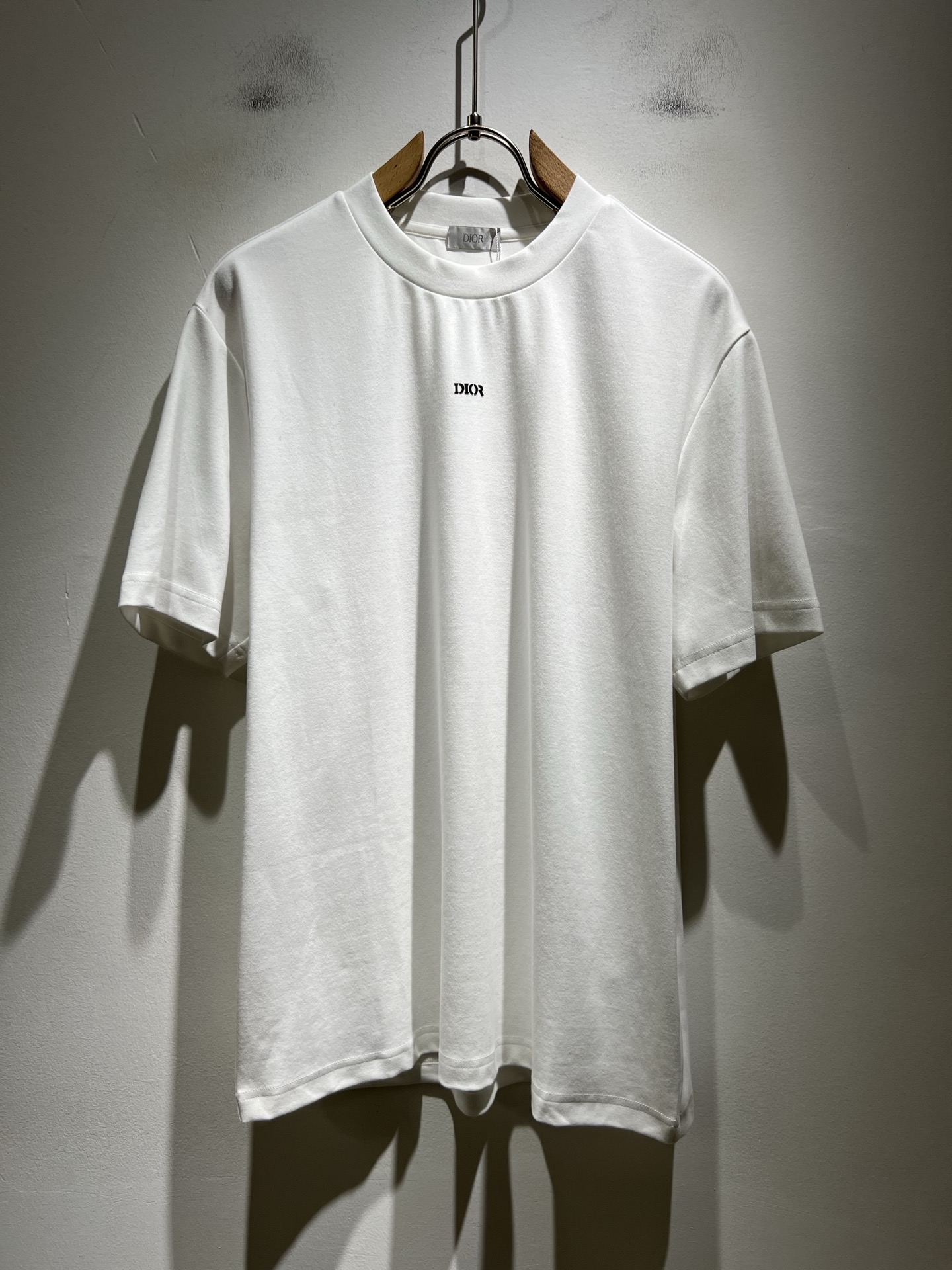 NO:548045,Dio*Dijia's new autumn and winter short-sleeved base shirt for men and women, and is available at the same time as the counter!  Customized exclusive 260g pure cotton fabric, customized original craft threads, chest logo pattern glue pressing technology design!  Simple and generous, calm and versatile, extremely high-end, perfectly integrated with fashion and style, a top fashionable style that perfectly suits the outside wear!  The overall feeling is natural!  The ultimate classic versatile short-sleeved T-shirt adopts the latest three-dimensional letter logo embossed elements design!  The ultimate perfection of heavy industry!  Fans who pursue high quality are please buy them by themselves, and all fans who know the goods are invited to appreciate this model together!  !  Color black white Size M-3XL,,dior,dior,T-shirt,tees,t-shirt,alexander wang19860909Dio*迪家 秋冬新款男女同款短袖打底衫,专柜同步发售！定制专属260克纯棉面料,定制原版工艺螺纹,胸前logo图案压胶工艺设计！简约大方,从容百搭,档次极高,完美融入时尚还有风情感一款完美符合外穿的顶尖时髦气质款！整体给人浑然天成的感觉！极致经典的百搭型短袖T恤,采用最新的立体字母logo压胶元素设计！极致的重工极致的完美！追求高品质的粉丝们请自行抢购,诚邀所有识货的粉丝一同鉴赏此款！！颜色黑色 白色 尺码M-3XL,,dior,dior,T-shirt,tees，t-shirt,alexander wang,Men's clothing