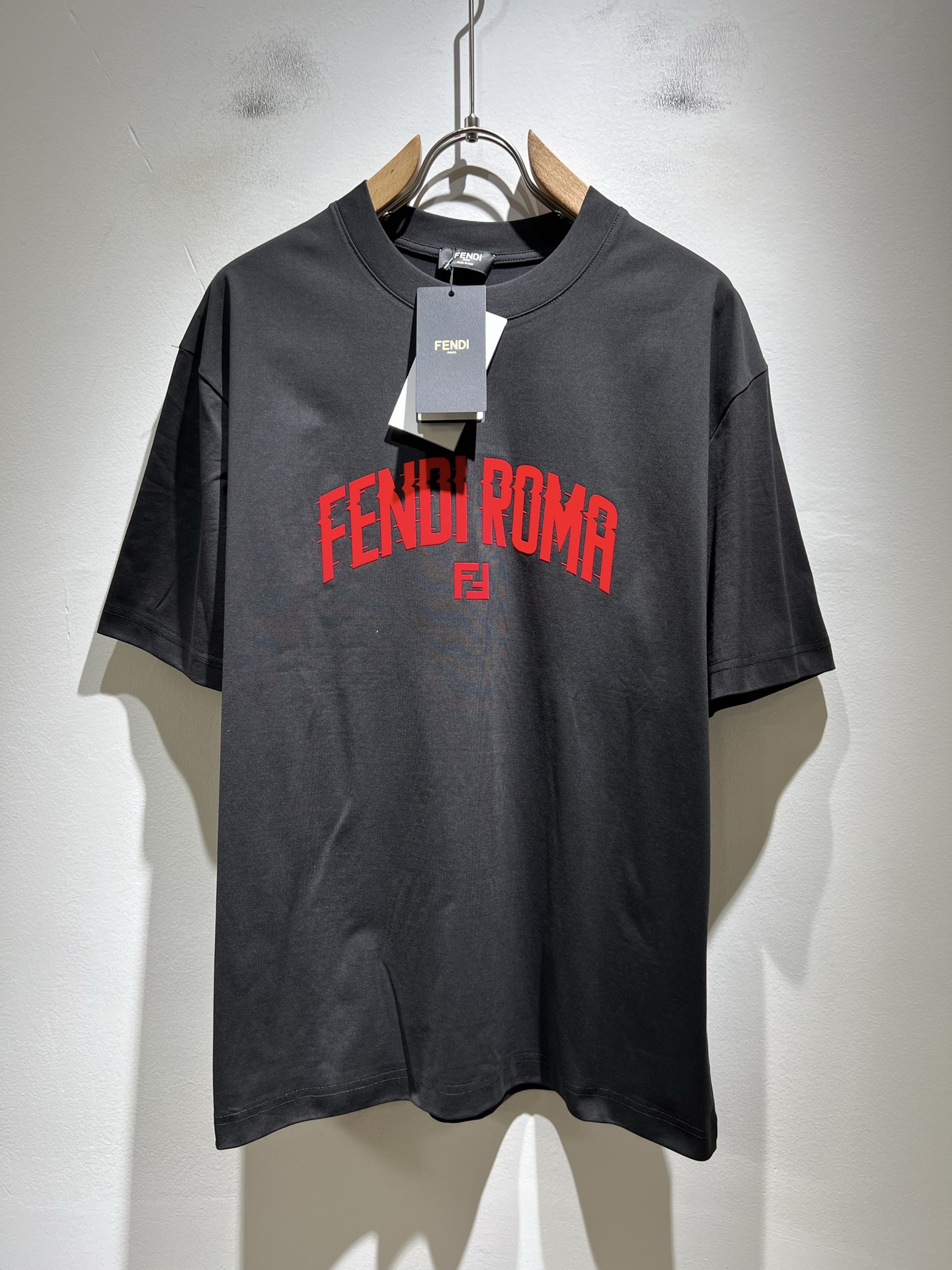 NO:549588,FEN*I FEN*Di's new spring and summer 2025 FD family FF men and women base shirt, versatile and simple short sleeves for men and women. Original Italian orders, popular FD family items, simple and pure colors. The FD family's enduring iconic products, high-quality products with full representation and full specifications, and high-quality products that all FD fans are worth buying!  Pure Yidian channel orders, high-end and popular products from the FD family, very popular items at the moment, and iconic letter logo pattern glue-on modification!  High-end goods worth keeping and giving away to others!  It is trendy and beautiful, with a full sense of trendy atmosphere, and has a very high level and specifications. It uses a very classic black and white color combination, giving people a strong visual impact and has a very high recognition. It is top-quality exclusive pure cotton fabric, created with a soft, delicate and comfortable touch, and has a very high-end and classy appearance!  Perfectly interprets the charm of the brand and leaves a deep impression. It is more fashionable and charming. It has simple, elegant and fashionable upper body, and is even more stressful for outfits!  The inner wear alone is very delicious and beautiful scenery that cannot be ignored!  Size M-3XL, fendi,dior,T-shirt,alexander wang19860909FEN*I 芬*迪2025春夏新款FD家族FF男女同款打底衫,男女同款百搭极简短袖.意大利原厂订单,FD家族人气单品,简约纯色系打造.FD家族经久不衰的标志性臻品,代表性十足,规格感十足的精品,所有FD粉丝都值得抢购的精品！纯正意代渠道订单,FD家族的高奢人气爆款产物,当下十分火爆的单品,标志性字母logo图案压胶修饰！值得自留和送人的高端货！新潮又好看,潮流气息感十足,档次规格感极高,并且采用十分经典的的黑白双色搭配,给人的视觉冲击感相当强烈,有着极高的辨识度,顶级专属纯棉面料,打造,触感柔软细腻舒适,品相相当高级有档次！完美诠释品牌魅力,给人留下深刻印象.更具时尚与韵味,上身简约大方时尚,对于穿搭更是毫无压力！单穿内搭都极有味道,不可忽视的靓丽风景线！ 尺码M-3XL,,fendi,dior,T-shirt,alexander wang,Men's clothing