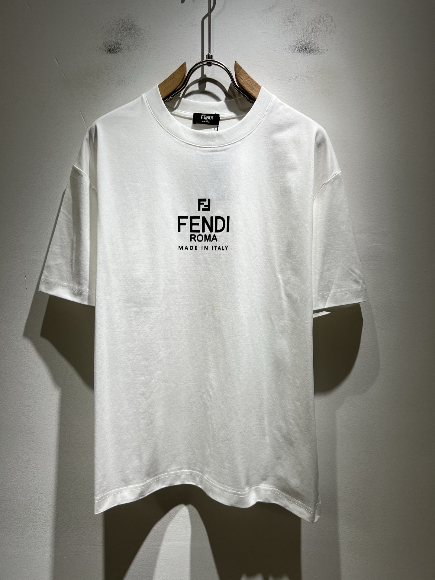 NO:539292,FEN*I FEN*Di's new spring and summer 2025 FD family FF men and women base shirt, versatile and simple short sleeves for men and women. Original Italian orders, popular FD family items, simple and pure colors. The FD family's enduring iconic products, high-quality products with full representation and full specifications, and high-quality products that all FD fans are worth buying!  Pure Yidian channel orders, high-end and popular products from the FD family, very popular items at the moment, and iconic letter logo pattern glue-on modification!  High-end goods worth keeping and giving away to others!  It is trendy and beautiful, with a full sense of trendy atmosphere, and has a very high level and specifications. It uses a very classic black and white color combination, giving people a strong visual impact and has a very high recognition. It is top-quality exclusive pure cotton fabric, created with a soft, delicate and comfortable touch, and has a very high-end and classy appearance!  Perfectly interprets the charm of the brand and leaves a deep impression. It is more fashionable and charming. It has simple, elegant and fashionable upper body, and is even more stressful for outfits!  The inner wear alone is very delicious and beautiful scenery that cannot be ignored!  Size M-3XL, fendi,dior,T-shirt,alexander wang19860909FEN*I 芬*迪2025春夏新款FD家族FF男女同款打底衫,男女同款百搭极简短袖.意大利原厂订单,FD家族人气单品,简约纯色系打造.FD家族经久不衰的标志性臻品,代表性十足,规格感十足的精品,所有FD粉丝都值得抢购的精品！纯正意代渠道订单,FD家族的高奢人气爆款产物,当下十分火爆的单品,标志性字母logo图案压胶修饰！值得自留和送人的高端货！新潮又好看,潮流气息感十足,档次规格感极高,并且采用十分经典的的黑白双色搭配,给人的视觉冲击感相当强烈,有着极高的辨识度,顶级专属纯棉面料,打造,触感柔软细腻舒适,品相相当高级有档次！完美诠释品牌魅力,给人留下深刻印象.更具时尚与韵味,上身简约大方时尚,对于穿搭更是毫无压力！单穿内搭都极有味道,不可忽视的靓丽风景线！ 尺码M-3XL,,fendi,dior,T-shirt,alexander wang,Men's clothing