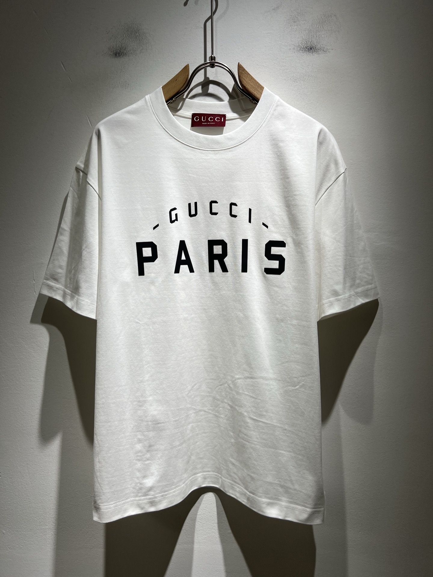 NO:539280,Gucc* Gujia 2025 spring and summer new style for men and women couples casual loose cotton round neck short-sleeved T-shirt!  Trading companies have sparse channels and are released on the official website at the same time!  The latest series of spring and summer 2025, classic fashion design elements, injecting full vitality into the new series. This T-shirt is carefully selected for customers to use imported cotton fabrics. The fabric feels skin-friendly and soft and delicate, and the body logo is glued!  It has an extremely comfortable and breathable wearing experience. The whole item is very eye-catching and fashionable, and is deeply loved by young people today!  The loose round neck cut is a neutral style regardless of age and gender, suitable for matching all the styles and looks you need in your daily life!  It is recommended to wear couple outfits to go out on the street to make it more pleasing to the eye!  Size M-3XL, gucci, gucci, T-shirt, tees, t-shirt, alexander wang19860909Gucc*古家 2025春夏新款男女同情侣款休闲宽松棉质圆领短袖T恤衫！贸易公司渠道稀出,同步官网发售 ！ 2025春夏最新系列,经典时尚设计元素,为全新系列注入满满活力,这款T恤衫用心甄选客供进口棉面料制成,面料手感亲肤柔软细腻,衣身logo压胶设计！拥有着无比舒适透气性的穿着体验,整件单品极具吸睛度与时尚感,深受当下年轻人的喜爱！基础宽松的圆领版型裁剪,不分年龄与性别的中性款式,适合搭配你日常所需的所有风格与造型！建议搭配情侣装出街会更为养眼出色！尺码M-3XL,,gucci,gucci,T-shirt,tees，t-shirt,alexander wang,Men's clothing