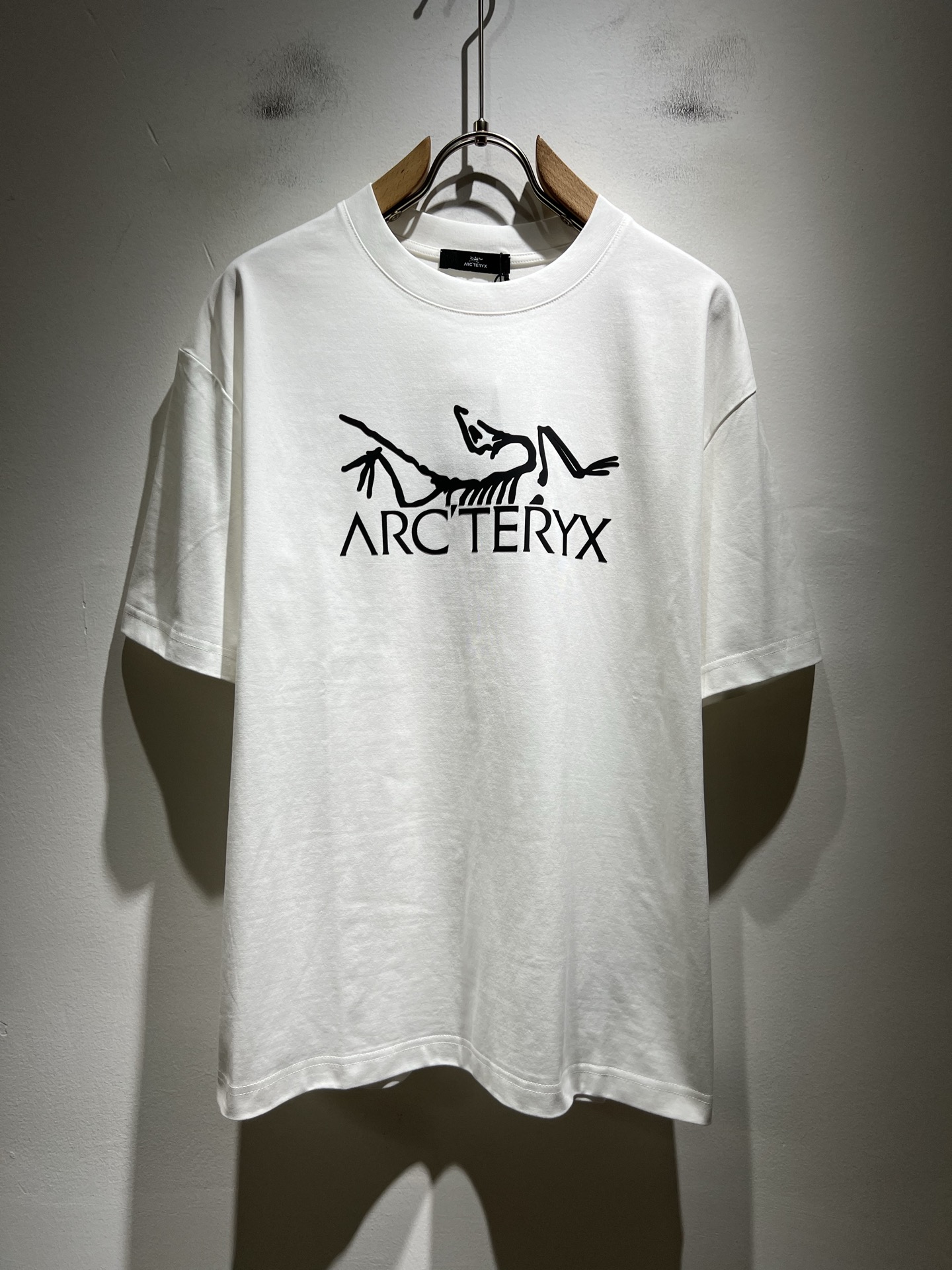 NO:539275,ARCTER*X Original Archaeological Bird 2025 spring and summer new short-sleeved T-shirt outdoor brands for men and women, perhaps the first thing that comes to mind is Canadian goose and Archaeological Bird. It gives people a feeling of trying out the label!  In addition to being quite accomplished in style design, the most obvious or most expert should be to have deeper and unique insights and attainments in fabrics. Through continuous structural research and problem-solving, and characterized by unique research on fabrics, these alone are enough to support it to become the first new logo brand image in the clothing manufacturing industry. This model uses air cotton material!  The fabric after the seiko blending feels smooth and soft, and it has both natural beauty and comfort. The large body style is cut cleanly and cleanly, and the fabric shows a different hazy structural beauty. It is made of exclusive mold customization. The fabric and its technology test the workers, can be smooth and smooth without wrinkles!  Logo logo pattern glue pressing process design!  It really tests the handmade work of every master!  It makes the whole clean and neat, without leaving any thread. Now men who pursue life are more refined in life!  Size M-3XL, arc'teryx, T-shirt,tees, t-shirt,alexander wang19860909ARCTER*X始*祖鸟 2025春夏新款男女同款短袖T恤户外品牌可能大家第一想到的就是加拿大鹅、始祖鸟.给人一种标签试的感觉！除了在款式设计上颇有造诣之外,最明显或者说最为拿手的,应该就是在面料上的拥有更深独特见解跟造诣了.通过不断地结构研究和问题处理,在以面料独特研究为特征,仅凭这些就已经足以支撑其成为服装制造行业中,首屈可数的新标志品牌形象.此款采用的空气棉材质！通过精工混纺之后的面料,手感细滑柔软,同时兼具自然美感跟舒适度.大身上版型裁剪简洁干净,面料上显现出了不一样朦胧的结构性美感来.独家开模定制而成,面料及其考验工人的技术,能做到平整服帖又不起皱！标志logo图案压胶工艺设计！真的是很考验每位师傅的手工制作！使得整体干净利索,不留一丝线头.现在对于生活有所追求的男性也在生活中更为精致！尺码M-3XL,arc'teryx,T-shirt,tees，t-shirt,alexander wang,Men's clothing
