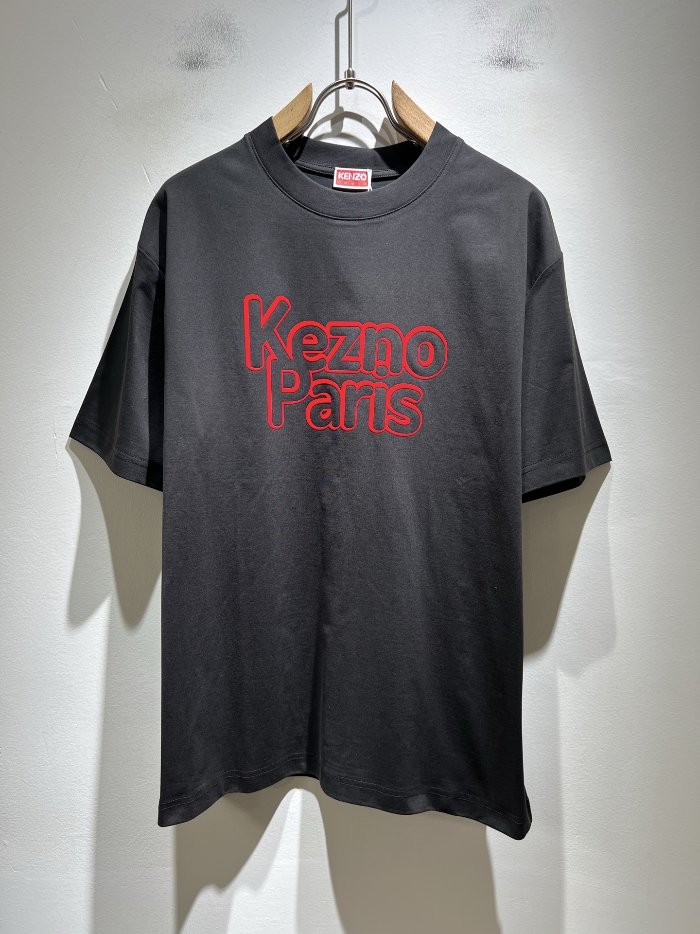 NO:549602,KENZ*Takata*3 The new short-sleeved T-shirt for men and women in spring and summer 2025, the new products that inherit classic works and improve the new products have more three-dimensional senses, and the letter logo pattern on the chest is glued!  It means that you have great power and richness!  A must-have item in the Year of the Tiger, customized original pure cotton fabric. If you like it, hurry up and buy it!  First-in, first served!  Size M-3XL, T-shirt,tees,t-shirt,alexander wang19860909KENZ*高田*三 2025春夏新品男女同款短袖T恤,传承经典著作改良后的新品更加的具有立体感官,胸前字母logo图案压胶设计！代表着虎虎生威,富富有余！虎年必备单品,定制原版纯棉面料.有喜欢赶紧入手吧！先入先得！尺码M-3XL,,T-shirt,tees，t-shirt,alexander wang,Men's clothing