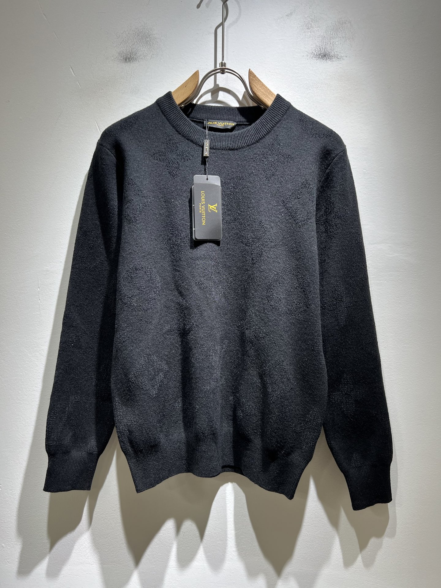 NO:539277,Louis Vuit*on 2025 Autumn and Winter Louis Family Light Luxury Monogram Crocheted Knitted Wool Sweater!  Decoration for men and women!  The new high-end Louis family, the details and quality are always flawless, and creative designs are emerging one after another. If you don’t buy a few pieces this fall and winter, you can’t be considered a fashion expert. Monogram crochet pattern design!  It is a thing that everyone loves. It is made of top-grade wool blend, super soft and tough, and has excellent breathability. It comes from world-class trade-level OEM channels, and is extremely rare in quantity and cannot be sold out. The 'Dou Brand' produces prestigious items every year, and the three-dimensional logo presents an extraordinary texture and is clean and neat. This is the special skill of the Louis family and the latest craftsmanship this quarter. The degree of meticulousness has reached the top, and the slim three-dimensional tailoring design is a unique one. It is a fusion of luxury and fashion!  Size M-3XL, louis vuitton,louis vuitton,louis vuitton,alexander wang19860909Louis Vuit*on 2025秋冬路易家族轻奢Monogram钩织针织羊毛衫！男女同款装饰！ 路易家族的新高端,细节品质永远的那么完美无瑕,创意设计层出不穷.今年秋冬季节没有入手几件路易你算不上时尚达人.Monogram钩织图案设计！实属人见人爱的东西.顶级羊毛混纺打造,超级柔软且具有韧性,透气感也是绝佳.来自世界级贸易级别的代工厂渠道,数量极其稀少售完无补.“驴牌”每年都会出的老花单品,立体Logo呈现不一般的质感,干净俐落.这是路易家族的看家绝活也是本季度的最新工艺.细致化程度已经达到顶端了,修身立体剪裁的版型设计堪称一绝.属于奢华与时尚的融合！尺码M-3XL,,louis vuitton,louis vuitton,louis vuitton,alexander wang,Men's clothing