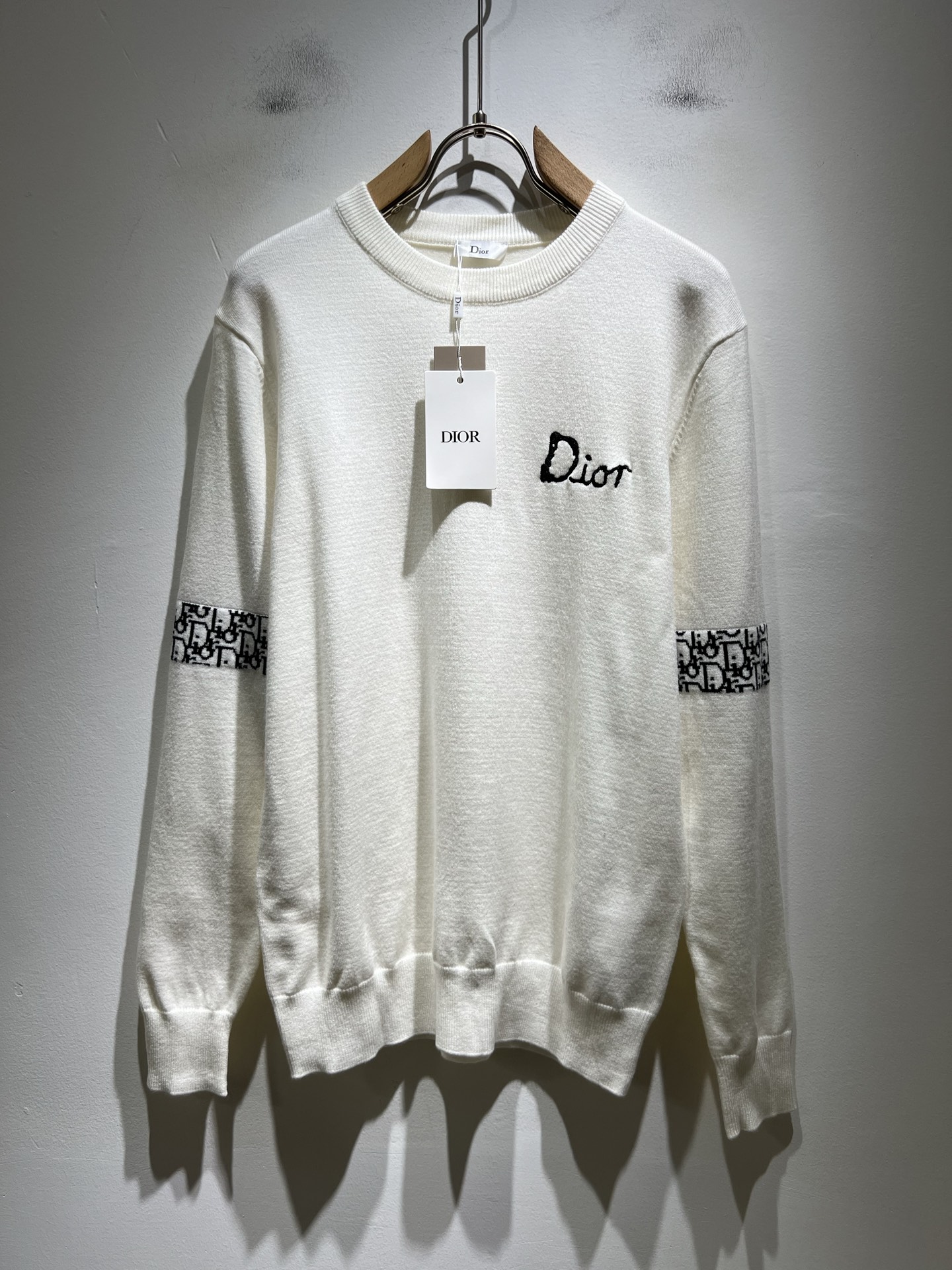 NO:540299,Dio*Dijia's new autumn and winter knitted sweaters for men and women are on sale at the same time in the counter!  Customized exclusive wool fabric, calm and versatile, extremely high-end, perfectly integrated with fashion and style, a top fashionable style that perfectly suits the outside wear!  The overall feeling is natural!  The ultimate classic uses the latest three-dimensional letter logo elements embroidery design!  The ultimate perfection of heavy industry!  Fans who pursue high quality are please buy them by themselves, and all fans who know the goods are invited to appreciate this model together!  !  Size M-3XL, dior, dior, alexander wang19860909Dio*迪家 秋冬新款男女同款针织羊毛衫,专柜同步发售！定制专属羊毛面料,从容百搭,档次极高,完美融入时尚还有风情感一款完美符合外穿的顶尖时髦气质款！整体给人浑然天成的感觉！极致经典采用最新立体字母logo元素刺绣设计！极致的重工极致的完美！追求高品质的粉丝们请自行抢购,诚邀所有识货的粉丝一同鉴赏此款！！尺码M-3XL,,dior,dior,alexander wang,Men's clothing