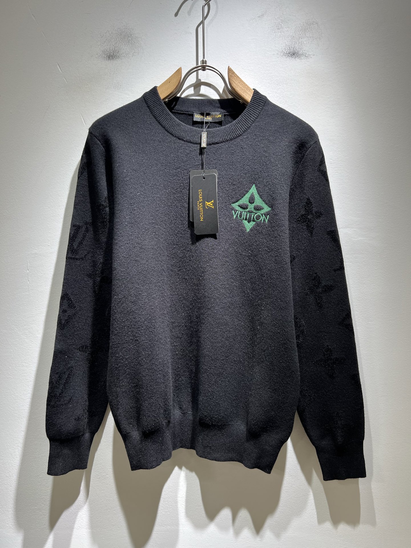 NO:539283,Louis Vuit*on 2025 Autumn and Winter Louis Family Light Luxury Monogram Crocheted Knitted Wool Sweater!  Decoration for men and women!  The new high-end Louis family, the details and quality are always flawless, and creative designs are emerging one after another. If you don’t buy a few pieces this fall and winter, you can’t be considered a fashion expert. Monogram crochet pattern design!  It is a thing that everyone loves. It is made of top-grade wool blend, super soft and tough, and has excellent breathability. It comes from world-class trade-level OEM channels, and is extremely rare in quantity and cannot be sold out. The 'Dou Brand' produces prestigious items every year, and the three-dimensional logo presents an extraordinary texture and is clean and neat. This is the special skill of the Louis family and the latest craftsmanship this quarter. The degree of meticulousness has reached the top, and the slim three-dimensional tailoring design is a unique one. It is a fusion of luxury and fashion!  Size M-3XL, louis vuitton,louis vuitton,louis vuitton,alexander wang19860909Louis Vuit*on 2025秋冬路易家族轻奢Monogram钩织针织羊毛衫！男女同款装饰！ 路易家族的新高端,细节品质永远的那么完美无瑕,创意设计层出不穷.今年秋冬季节没有入手几件路易你算不上时尚达人.Monogram钩织图案设计！实属人见人爱的东西.顶级羊毛混纺打造,超级柔软且具有韧性,透气感也是绝佳.来自世界级贸易级别的代工厂渠道,数量极其稀少售完无补.“驴牌”每年都会出的老花单品,立体Logo呈现不一般的质感,干净俐落.这是路易家族的看家绝活也是本季度的最新工艺.细致化程度已经达到顶端了,修身立体剪裁的版型设计堪称一绝.属于奢华与时尚的融合！尺码M-3XL,,louis vuitton,louis vuitton,louis vuitton,alexander wang,Men's clothing