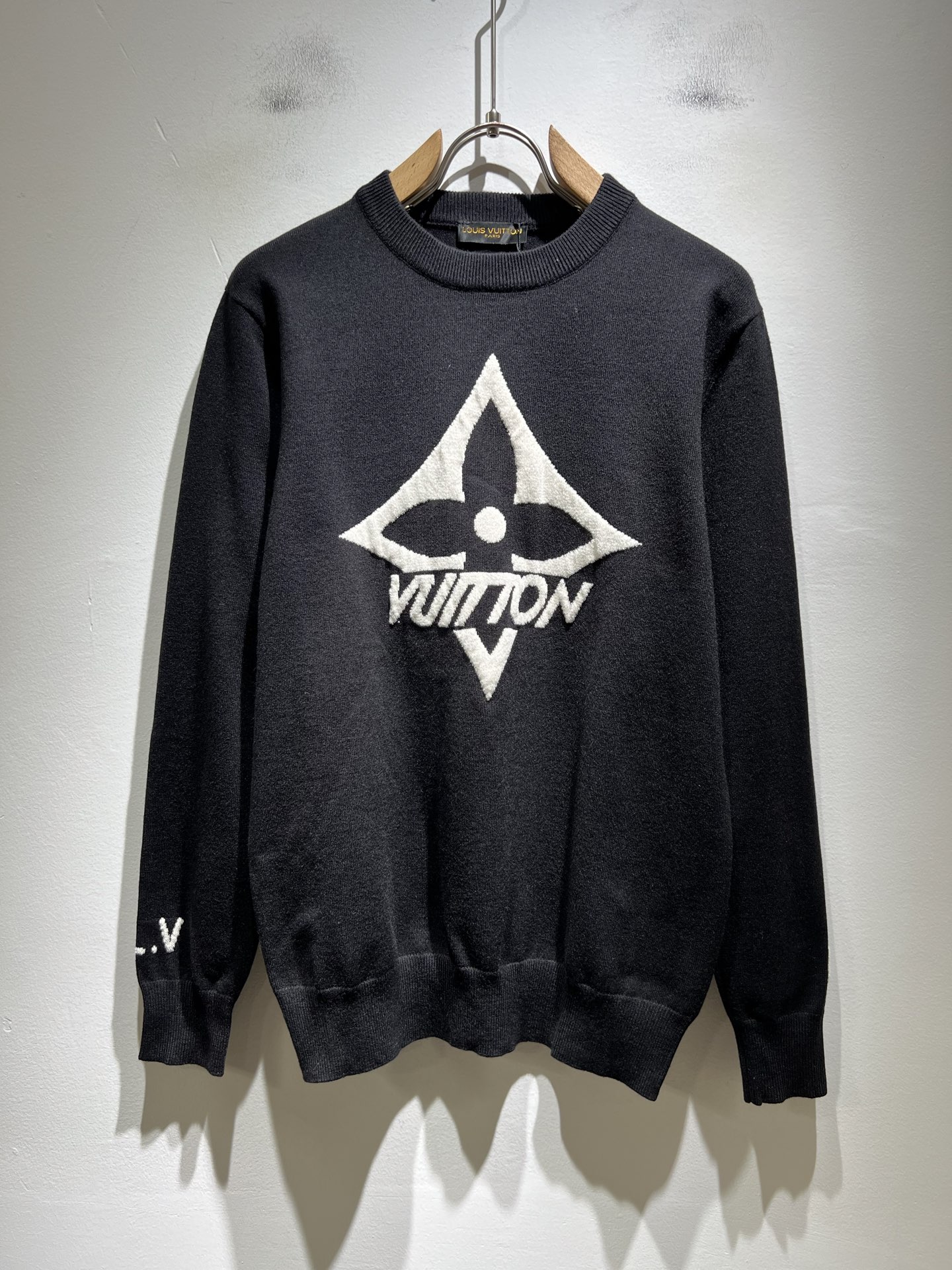 NO:540287,Louis Vuit*on Autumn and Winter Louis family light luxury knitted wool sweater!  Decoration for men and women!  The new high-end Louis family has always been so flawless, and creative designs are emerging one after another. If you don’t buy a few pieces this autumn and winter, you can’t be considered a fashion expert. The crochet logo pattern design on the chest!  It is a thing that everyone loves. It is made of top-grade wool blend, super soft and tough, and has excellent breathability. It comes from world-class trade-level OEM channels, and is extremely rare in quantity and cannot be sold out. The 'Dou Brand' produces prestigious items every year, and the three-dimensional logo presents an extraordinary texture and is clean and neat. This is the special skill of the Louis family and the latest craftsmanship this quarter. The degree of meticulousness has reached the top, and the slim three-dimensional tailoring design is a unique one. It is a fusion of luxury and fashion!  Size M-3XL, louis vuitton,louis vuitton,louis vuitton,alexander wang19860909Louis Vuit*on 秋冬路易家族轻奢针织羊毛衫！男女同款装饰！ 路易家族的新高端,细节品质永远的那么完美无瑕,创意设计层出不穷.今年秋冬季节没有入手几件路易你算不上时尚达人.胸前钩织logo图案设计！实属人见人爱的东西.顶级羊毛混纺打造,超级柔软且具有韧性,透气感也是绝佳.来自世界级贸易级别的代工厂渠道,数量极其稀少售完无补.“驴牌”每年都会出的老花单品,立体Logo呈现不一般的质感,干净俐落.这是路易家族的看家绝活也是本季度的最新工艺.细致化程度已经达到顶端了,修身立体剪裁的版型设计堪称一绝.属于奢华与时尚的融合！尺码M-3XL,,louis vuitton,louis vuitton,louis vuitton,alexander wang,Men's clothing