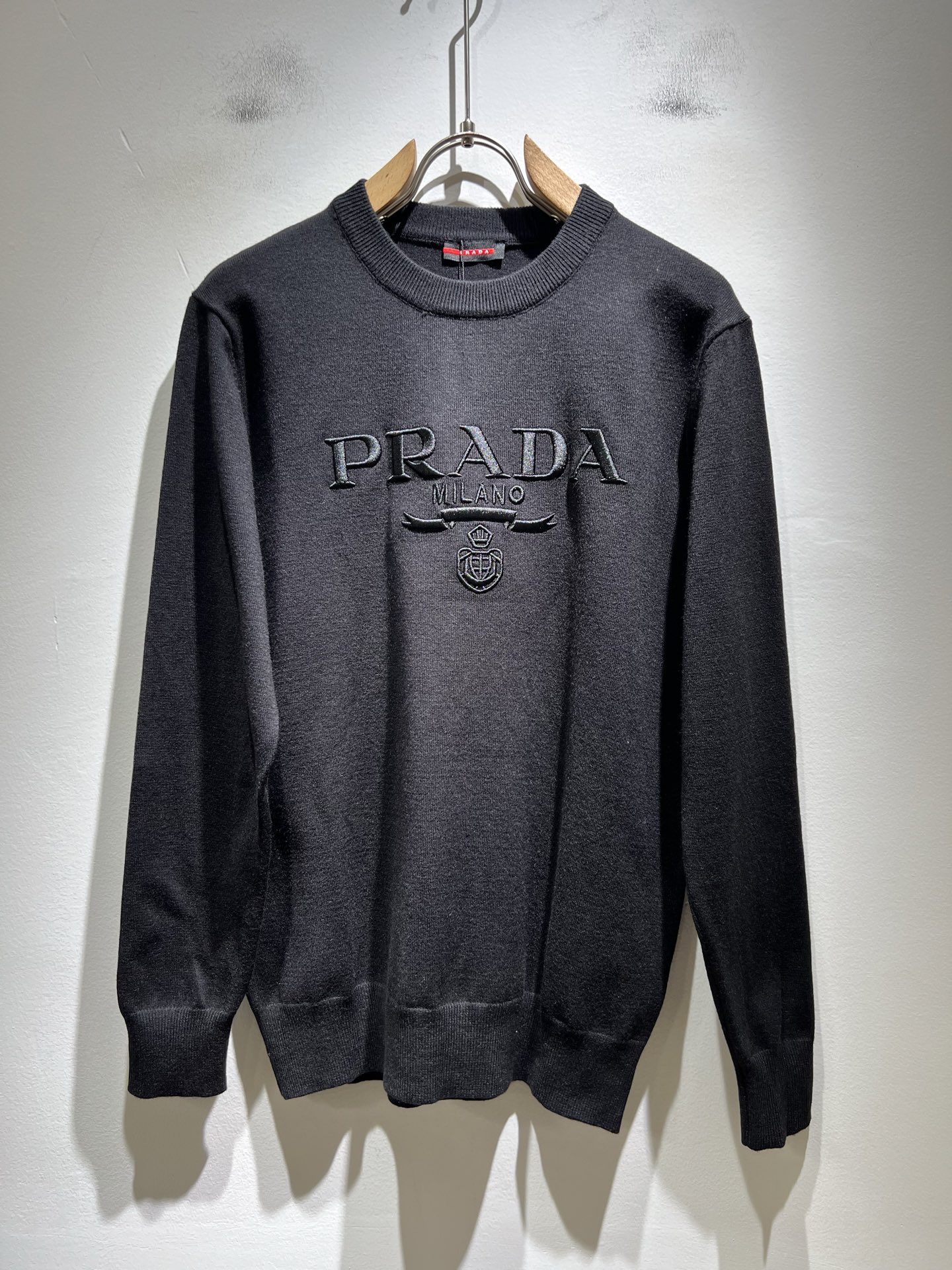 NO:539289,PRAD*A Pu*da 2025 autumn and winter new men's knitted wool sweater, the latest model is exclusively available on the entire network!  !  ~ It is classic and fashionable and versatile, who doesn’t like it? It will show the classic again. It is very pleasing to the eye and comes with a low luxury halo and recognition!  Pr*da's traditional brand concept and modern advanced technology are perfectly combined. Coupled with the extremely modern and simple design, P's exclusive three-dimensional logo logo pattern embroidery design!  Customized 100% imported wool fabric!  The texture of this model is quite touching, the specifications and grades are known with tentacles. The degree of delicateness and breathability are top-notch!  Size M-3XL, prada, alexander wang19860909PRAD*A普*达2025秋冬新款男士针织羊毛衫,最新款全网独家首上！！~既经典有时尚百搭,谁不爱啊,将经典再次展现,非常的耐看,自带低奢光环与辨识度！Pr*da传统的品牌理念和现代化的先进技术进行了完美结合.加上极其现代摩登风范的简约设计,p家专属立体标识logo图案刺绣设计！定制百分百进口羊毛面料！此款的质感相当感人 触手便知规格档次 细腻程度与透气效果堪称顶级！尺码M-3XL,,prada,alexander wang,Men's clothing