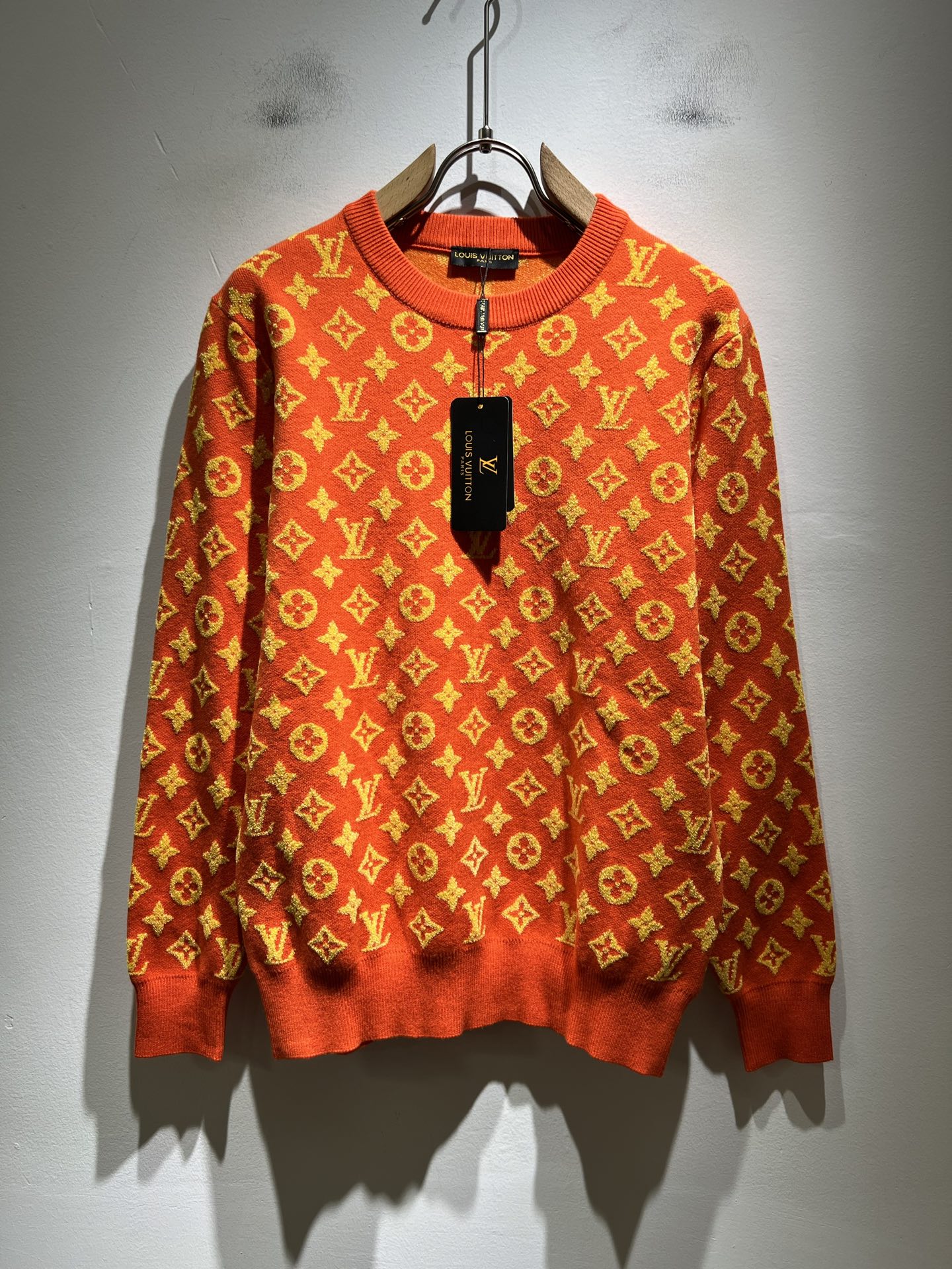 NO:539278,Louis Vuit*on 2025 Autumn and Winter Louis Family Light Luxury Monogram Crocheted Knitted Wool Sweater!  Decoration for men and women!  The new high-end Louis family, the details and quality are always flawless, and creative designs are emerging one after another. If you don’t buy a few pieces this fall and winter, you can’t be considered a fashion expert. Monogram crochet pattern design!  It is a thing that everyone loves. It is made of top-grade wool blend, super soft and tough, and has excellent breathability. It comes from world-class trade-level OEM channels, and is extremely rare in quantity and cannot be sold out. The 'Dou Brand' produces prestigious items every year, and the three-dimensional logo presents an extraordinary texture and is clean and neat. This is the special skill of the Louis family and the latest craftsmanship this quarter. The degree of meticulousness has reached the top, and the slim three-dimensional tailoring design is a unique one. It is a fusion of luxury and fashion!  Size M-3XL, louis vuitton,louis vuitton,louis vuitton,alexander wang19860909Louis Vuit*on 2025秋冬路易家族轻奢Monogram钩织针织羊毛衫！男女同款装饰！ 路易家族的新高端,细节品质永远的那么完美无瑕,创意设计层出不穷.今年秋冬季节没有入手几件路易你算不上时尚达人.Monogram钩织图案设计！实属人见人爱的东西.顶级羊毛混纺打造,超级柔软且具有韧性,透气感也是绝佳.来自世界级贸易级别的代工厂渠道,数量极其稀少售完无补.“驴牌”每年都会出的老花单品,立体Logo呈现不一般的质感,干净俐落.这是路易家族的看家绝活也是本季度的最新工艺.细致化程度已经达到顶端了,修身立体剪裁的版型设计堪称一绝.属于奢华与时尚的融合！尺码M-3XL,,louis vuitton,louis vuitton,louis vuitton,alexander wang,Men's clothing