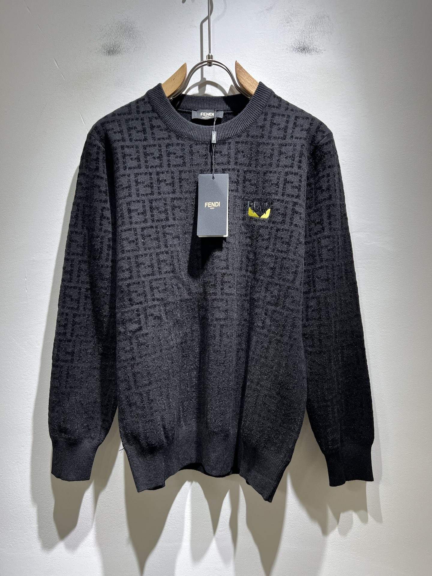 NO:539272,FEN*I 2025 autumn and winter new FD family knitted sweater for men and women, versatile for men and women. Original Italian orders, popular FD family items, high-quality products with full representativeness and full specifications, and high-quality products that all FD fans are worth buying!  Pure Yidian channel orders, high-end popular products from the FD family, and very popular items at the moment, high-end products worth keeping and giving away to others!  The most classic BUGS series of products in the FD family are trendy and beautiful, full of fashion sense, extremely high-quality and specifications, and use a very classic FF logo crochet design!  It gives people a strong visual impact, with extremely high recognition, and has a top-quality exclusive wool fabric!  Created, soft, delicate and comfortable, and the quality is quite high-end and classy!  Perfectly interprets the charm of the brand and leaves a deep impression. It is more fashionable and charming, with generous and fashionable upper body, and is even more stressful for outfits!  The inner wear alone is very delicious and beautiful scenery that cannot be ignored!  Size M-3XL, fendi,dior,alexander wang19860909FEN*I 芬*迪 2025秋冬新款FD家族男女同款针织羊毛衫,男女同款百搭.意大利原厂订单,FD家族人气单品,代表性十足,规格感十足的精品,所有FD粉丝都值得抢购的精品！纯正意代渠道订单,FD家族的高奢人气爆款产物,当下十分火爆的单品,值得自留和送人的高端货！FD家族最为经典的BUGS系列款式单品,新潮又好看,潮流气息感十足,档次规格感极高,并且采用十分经典的FF标志logo钩织设计！给人的视觉冲击感相当强烈,有着极高的辨识度,顶级专属羊毛面料！打造,触感柔软细腻舒适,品相相当高级有档次！完美诠释品牌魅力,给人留下深刻印象.更具时尚与韵味,上身大方时尚,对于穿搭更是毫无压力！单穿内搭都极有味道,不可忽视的靓丽风景线！ 尺码M-3XL,,fendi,dior,alexander wang,Men's clothing