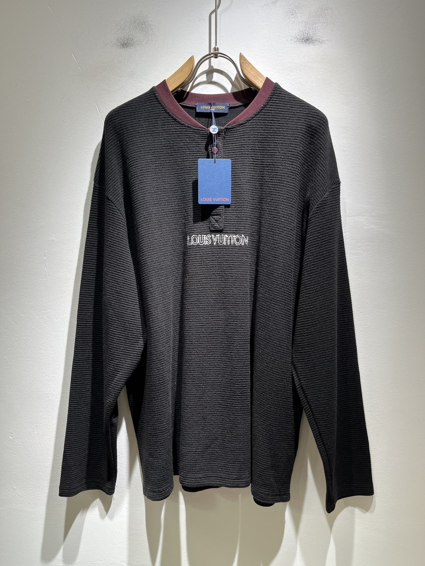 NO:540285,LouisVuitt*Louis*Den New autumn and winter men's long-sleeved base shirt, very fashionable chest logo print modification!  Different from the past, it declares the design concept that has been passed down for many years in the brand!  Its eye-catchingness is no less than any classic style, perfectly presenting the fashionable, high-end and luxurious feeling in front of the world!  Selected high-quality elastic spandex fabrics, soft and soft to the touch, the skin-friendly and delicate, the actual product is definitely beyond your imagination, and it has been brought to the extreme!  Size S-2XL, louis vuitton,louis vuitton,alexander wang19860909LouisVuitt*路易*登 秋冬新款男士长袖打底衫,非常时髦胸前logo印花修饰！区别于以往的不同,宣示品牌传承多年的设计理念！其吸睛度完全不亚于任何经典款式,将时髦高级感与奢华感完美呈现在世人眼前！精选优质弹力氨纶面料,触感软糯亲肤细腻,实物到手绝对超乎你的想象,发挥到了极致！尺码S-2XL,,louis vuitton,louis vuitton,alexander wang,Men's clothing