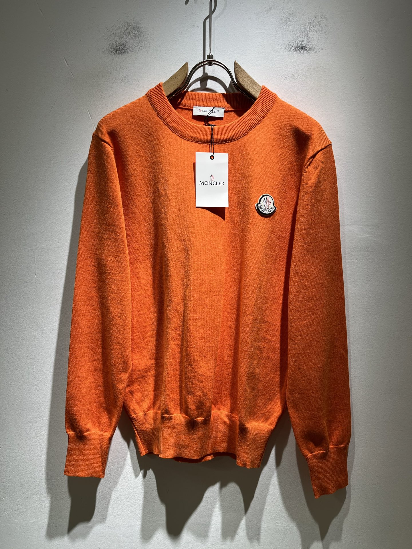 NO:549598,Moncl*r Meng*kou 2025 autumn and winter men and women same style couples latest trade order knitted wool sweater, full quality!  !  Internet celebrity style!  The craftsmanship is made of knitted wool crochet, and the simple Mon logo logo badge design!  It is not stiff, the overall feel is rich in three-dimensionality, quality export orders, customized exclusive knitted wool fabrics to meet the simple needs of commuters for dressing. The upper body effect is very good, it looks slim and does not picky about the figure. The fabric workmanship is impeccable, and only good craftsmanship can make you feel good taste. It is a must-have item for everyone!  Size M-3XL, alexander wang19860909Moncl*r蒙*口 2025秋冬男女同款情侣款最新的贸易订单针织羊毛衫,全品相！！网红款！工艺采用针织羊毛钩织,简单Mon标识logo徽章设计！不僵硬,整体有着丰富的立体感,品质出口订单,定制专属针织羊毛面料,满足通勤人们对于着装的简约需求,上身效果很好,显瘦,不挑剔身材.面料做工....无可挑剔,好工艺好面料才能穿出好品味一款,人手必备单品！尺码M-3XL,,alexander wang,Men's clothing