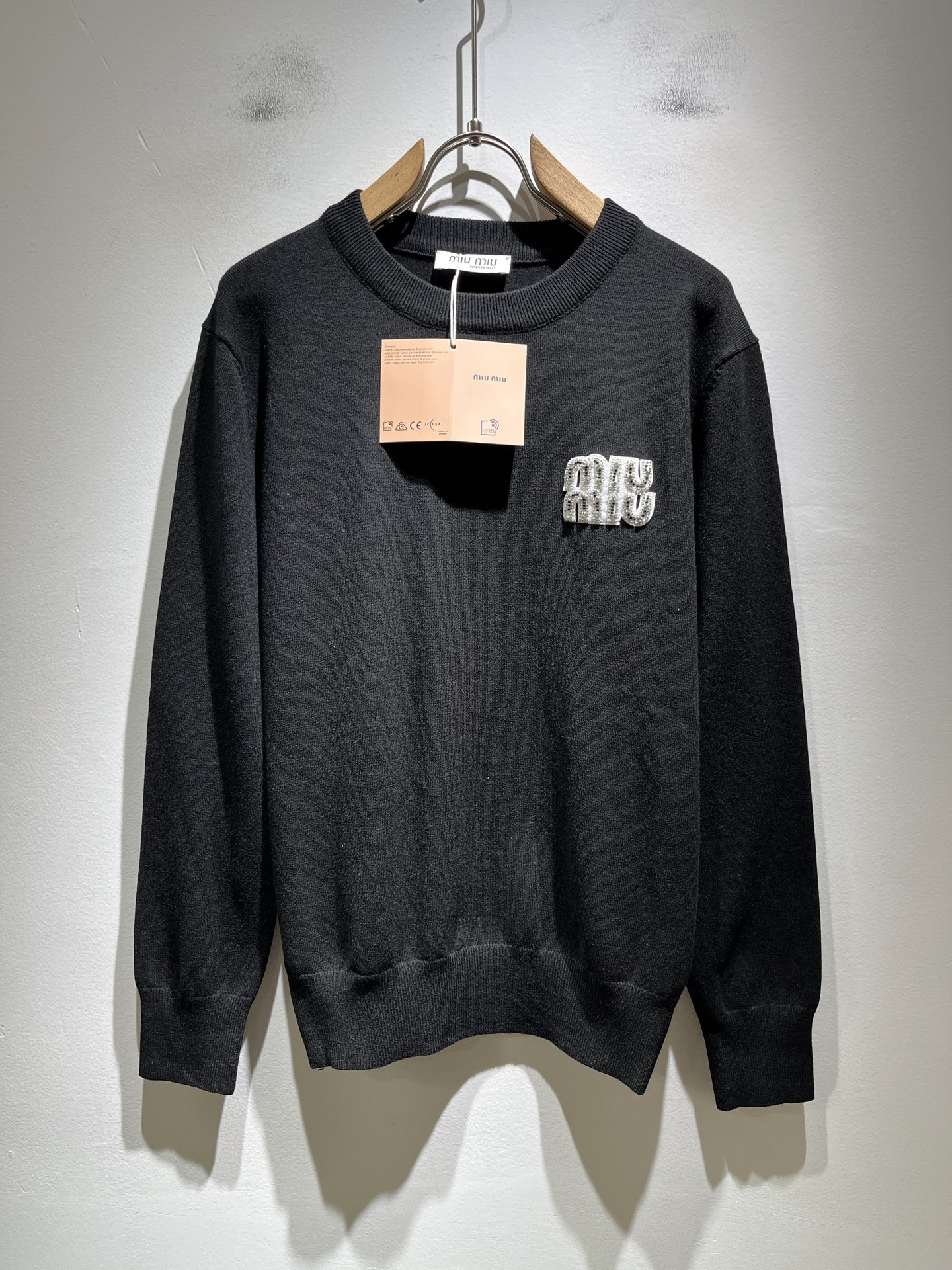 NO:549579,MIUMIU Misunderstanding 2025 autumn and winter new men and women's same wool base shirt, the latest brand design elements!  Neither monotonous nor complicated, it shows taste just right!  Customer-supplied top logo badge design!  Comfortable, sweat-absorbing and breathable, the unique high-end fabric presents a simple and elegant temperament!  Chest logo glue pressing design!  Full three-dimensional! Standard cutting design!  Every detail is a synchronized with high-end fashion. Size: M-3XL, miumiu, alexander wang19860909MIUMIU 谬谬2025秋冬新款男女同款羊毛打底衫,品牌最新设计元素！既不单调也不复杂,恰到好处的展现品味！客供顶级logo徽章设计！舒适吸汗透气根本不在话下,面料独具的高奢感呈现简约优雅气质！胸前logo压胶设计！饱满立体!标准裁剪设计！每一处细节都是与高端时尚同步的体现.尺码:M-3XL,,miumiu,alexander wang,Men's clothing