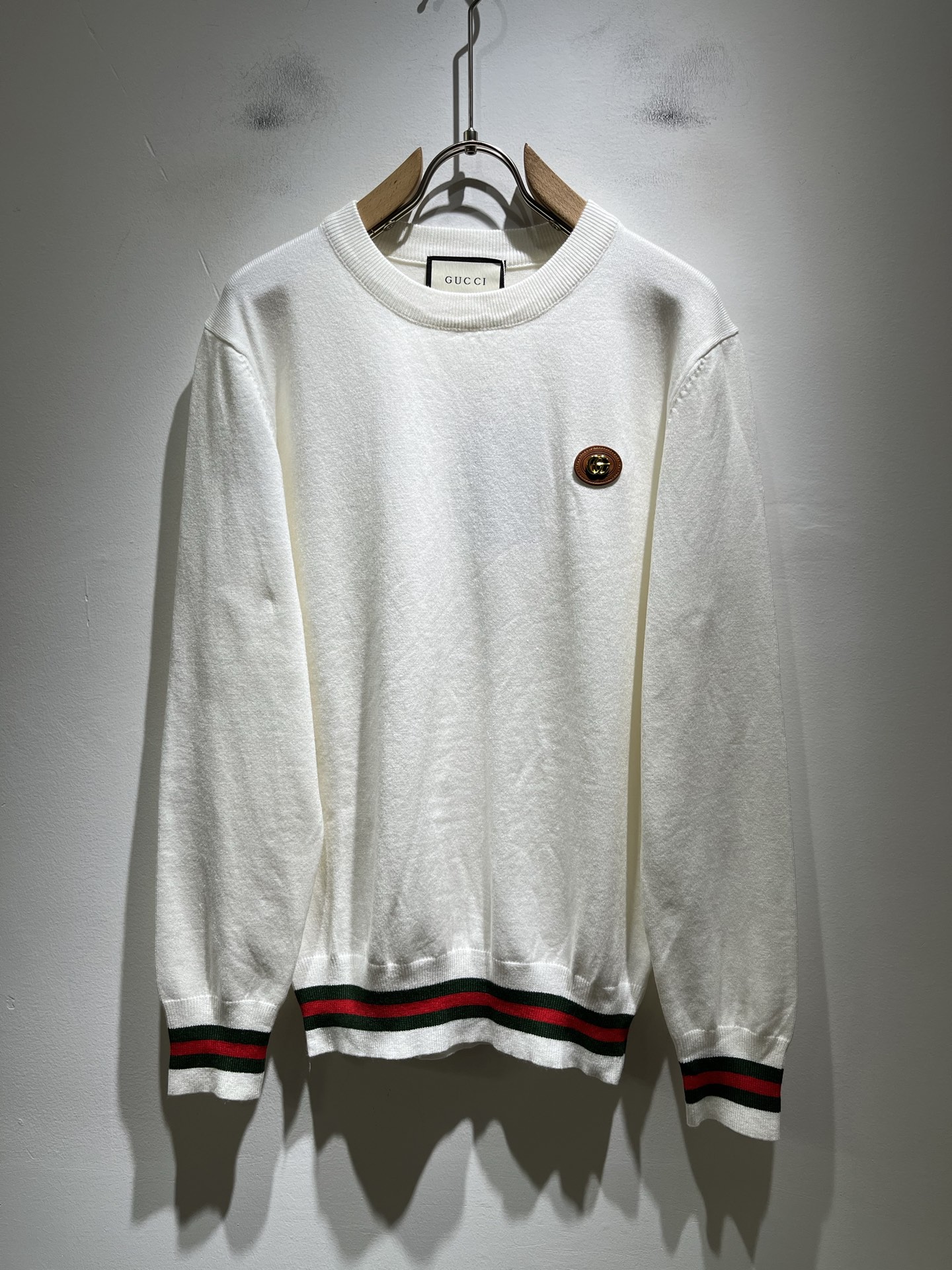 NO:550803,GUC*I Gujia 2025 autumn and winter new style for men and women, knitted wool sweater, chest logo logo badge design!  Trading companies have sparse channels and are released on the official website at the same time!  G Home Autumn and Winter Series Couple Sweater is online, and the design is classic color matching crochet design!  This sweater is selected for imported knitted wool material!  The fabric feels thick and has a certain sense of self-weight. It has a soft and dense terry texture. It is breathable and comfortable to wear with close body. It has beautiful colors and is eye-catching and fashionable. The unique patterns can definitely make you outstanding among the crowd!  Casual style cut design!  The upper body effect is age-reducing and versatile. It can easily get daily casual outfits for both men and women!  Size M-3XL, gucci, gucci, gucci, sweaters, alexander wang19860909GUC*I 古家 2025秋冬新款男女同款 针织羊毛衫,胸前标志logo徽章设计！贸易公司渠道稀出,同步官网发售！G家秋冬系列情侣毛衣上线,设计经典配色钩织设计！此款毛衣甄选客供进口针织羊毛材质！面料手感偏厚实,有一定的自重感,柔软绵密的毛圈肌理,贴身穿着透气亲肤舒适,色彩靓丽、吸睛时髦度爆棚,与众不同的图案绝对可以让你在人群中出彩万分！休闲版型裁剪设计！上身效果减龄又百搭,轻松Get起日常休闲穿搭,男女皆可轻松驾驭！尺码M-3XL,,gucci,gucci,gucci,sweaters,alexander wang,Men's clothing