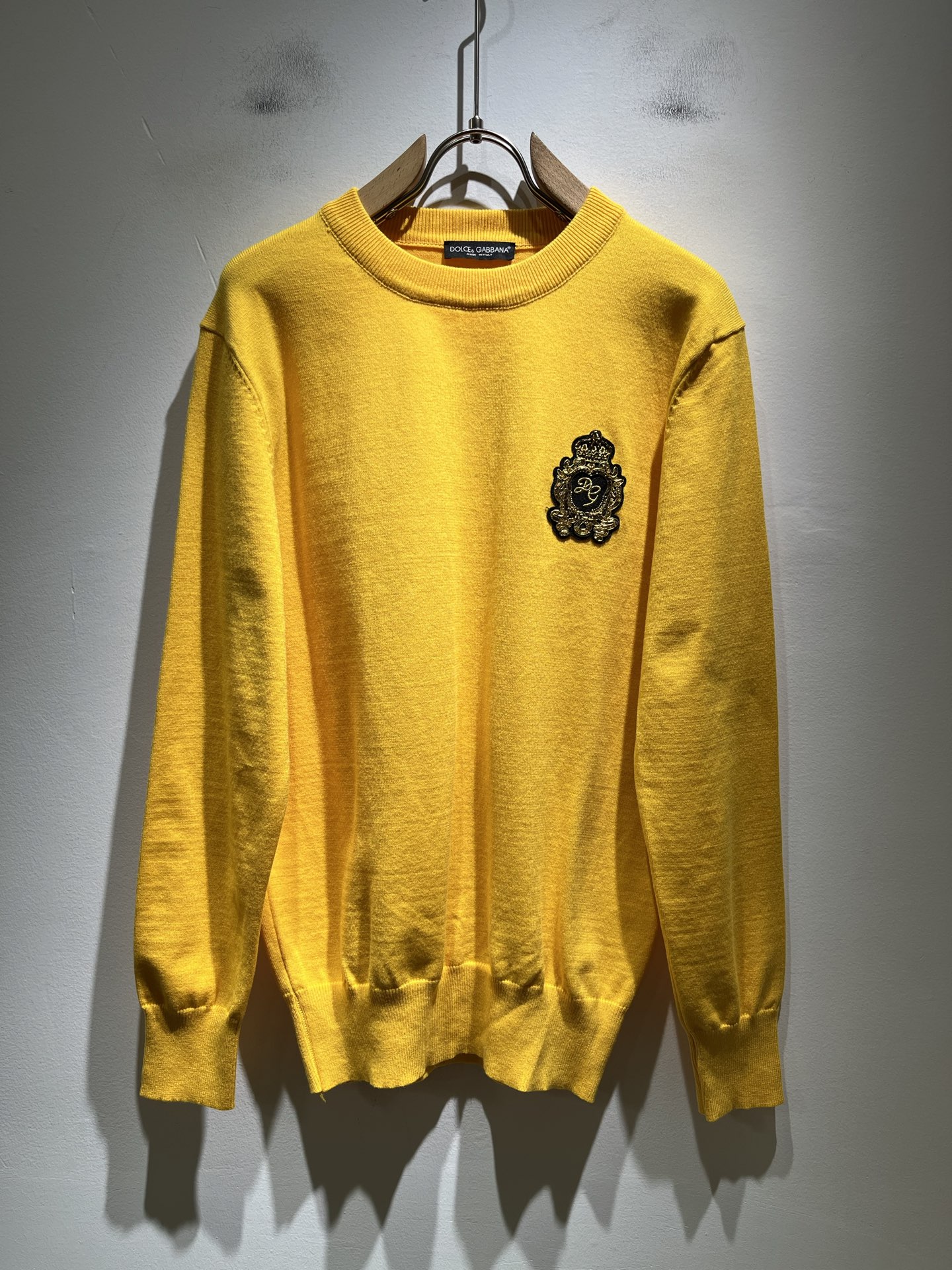 NO:549585,Dolce&Gabba*a 2025 autumn and winter new knitted cardigan sweater, released simultaneously in the counter!  Customized exclusive cotton fabric, letter logo badge design on the chest!  Simple and generous, calm and versatile, extremely high-end, perfectly integrated with fashion and style, a top fashionable style that perfectly suits the outside wear!  The overall feeling is natural!  The ultimate classic versatile short-sleeved T-shirt uses the latest three-dimensional logo elements to highlight the concave and convex texture!  The ultimate perfection of heavy industry!  Fans who pursue high quality are please buy them by themselves, and all fans who know the goods are invited to appreciate this model together!  !  Size M-3XL, Dolce & Gabbana, Dolce & Gabbana, T-shirt,tees, t-shirt,alexander wang19860909Dolce&Gabba*a 杜嘉*纳2025秋冬新款针织羊毛衫,专柜同步发售！定制专属纯棉面料,胸前字母logo徽章设计！简约大方,从容百搭,档次极高,完美融入时尚还有风情感一款完美符合外穿的顶尖时髦气质款！整体给人浑然天成的感觉！极致经典的百搭型短袖T恤,采用最新的立体logo元素凸显凹凸质感！极致的重工极致的完美！追求高品质的粉丝们请自行抢购,诚邀所有识货的粉丝一同鉴赏此款！！尺码M-3XL,,Dolce&Gabbana,Dolce&Gabbana,T-shirt,tees，t-shirt,alexander wang,Men's clothing