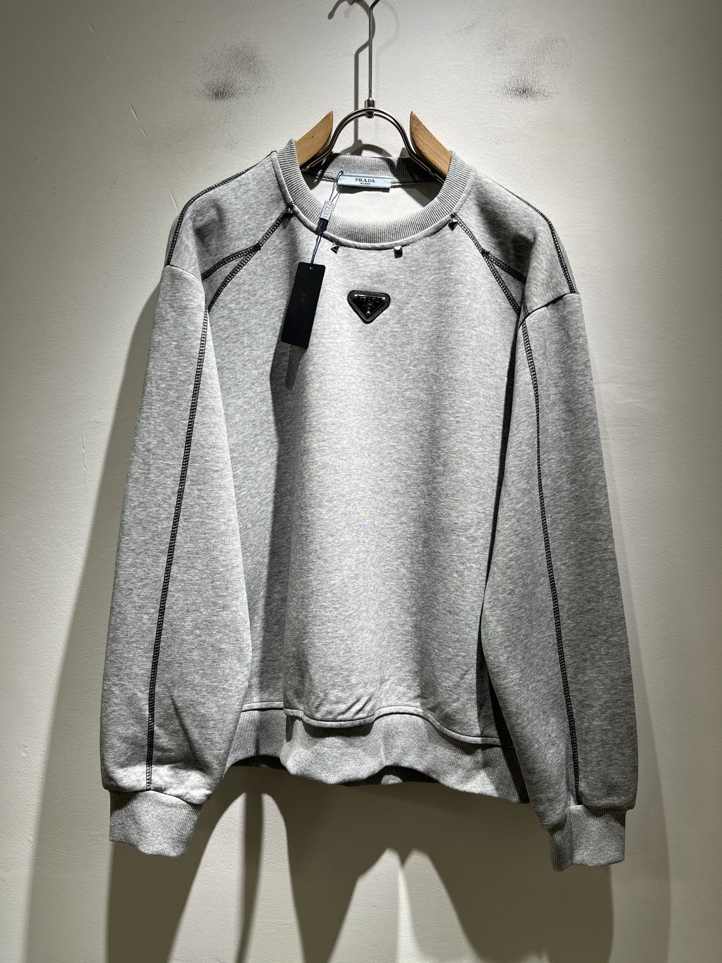 NO:548018,PRAD*A Pu*da autumn and winter new men and women's same long-sleeved sweatshirt, the latest model is exclusively available on the entire network!  !  ~ It is classic and fashionable and versatile, who doesn’t like it? It will show the classic again. It is very pleasing to the eye and comes with a low luxury halo and recognition!  Pr*da's traditional brand concept and modern advanced technology are perfectly combined. Coupled with the extremely modern and modern minimalist design, P home exclusive three-dimensional logo pattern badge design!  Customized 100% imported pure cotton fabric!  The texture of this model is quite touching, the specifications and grades are known with tentacles. The degree of delicateness and breathability are top-notch!  Size M-4XL, prada, hoodie, sweatshirts, alexander wang19860909PRAD*A普*达秋冬新款男女同款长袖卫衣,最新款全网独家首上！！~既经典有时尚百搭,谁不爱啊,将经典再次展现,非常的耐看,自带低奢光环与辨识度！Pr*da传统的品牌理念和现代化的先进技术进行了完美结合.加上极其现代摩登风范的简约设计,p家专属立体logo图案徽章设计！定制百分百进口纯棉的面料！此款的质感相当感人 触手便知规格档次 细腻程度与透气效果堪称顶级！尺码M-4XL,,prada,hoodie,sweatshirts,alexander wang,Men's clothing