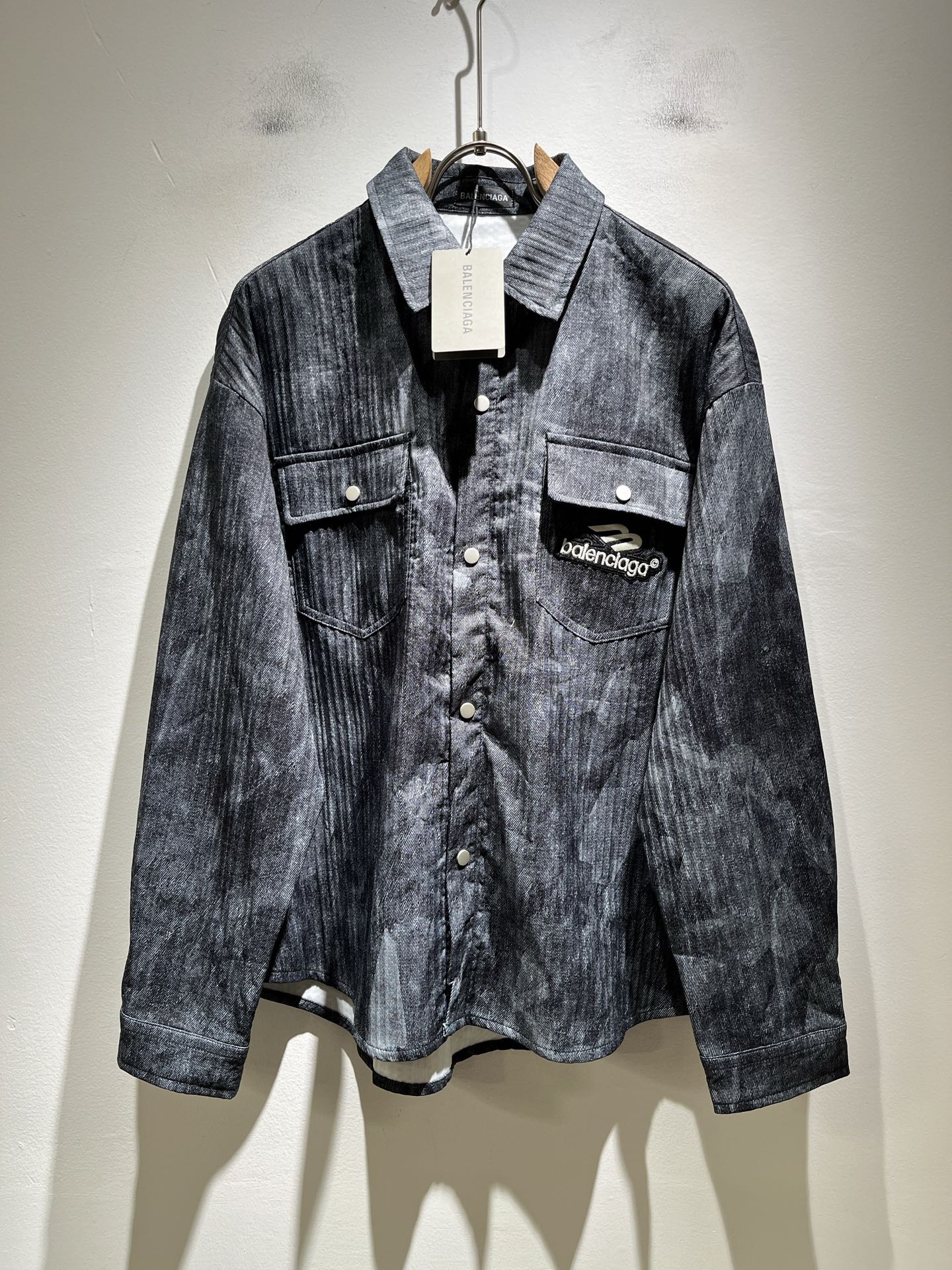 NO:541257,BALENCI*GA Paris* Home 2025 autumn and winter new men and women's same shirts, catwalk pattern print fashionable casual shirts, logo logo pattern badge design!  The most designed and selected poplin cotton fabric is soft and skin-friendly, comfortable and breathable, and you can’t picky about it. The real thing will definitely make you love it!  Loose, small, shoulder-dead round neck cut, genderless couple mixed styles, opening up a new fashion charm!  Differentiate the market version of the high-end custom series!  Size M-4XL, balenciaga, alexander wang19860909BALENCI*GA巴黎*家 2025秋冬新款男女同款衬衣,走秀图案印花时尚休闲衬衣,标志logo图案徽章设计！极具设计精选客供府绸棉面料,手感柔软亲肤,着身舒适透气性都无法挑剔,实物绝对会让你爱不释手！宽松小落肩的圆领版型裁剪,无性别主义的情侣混穿款式,打开全新的时装新韵味！区别市场版本高定系列！尺码M-4XL,,balenciaga,alexander wang,Men's clothing