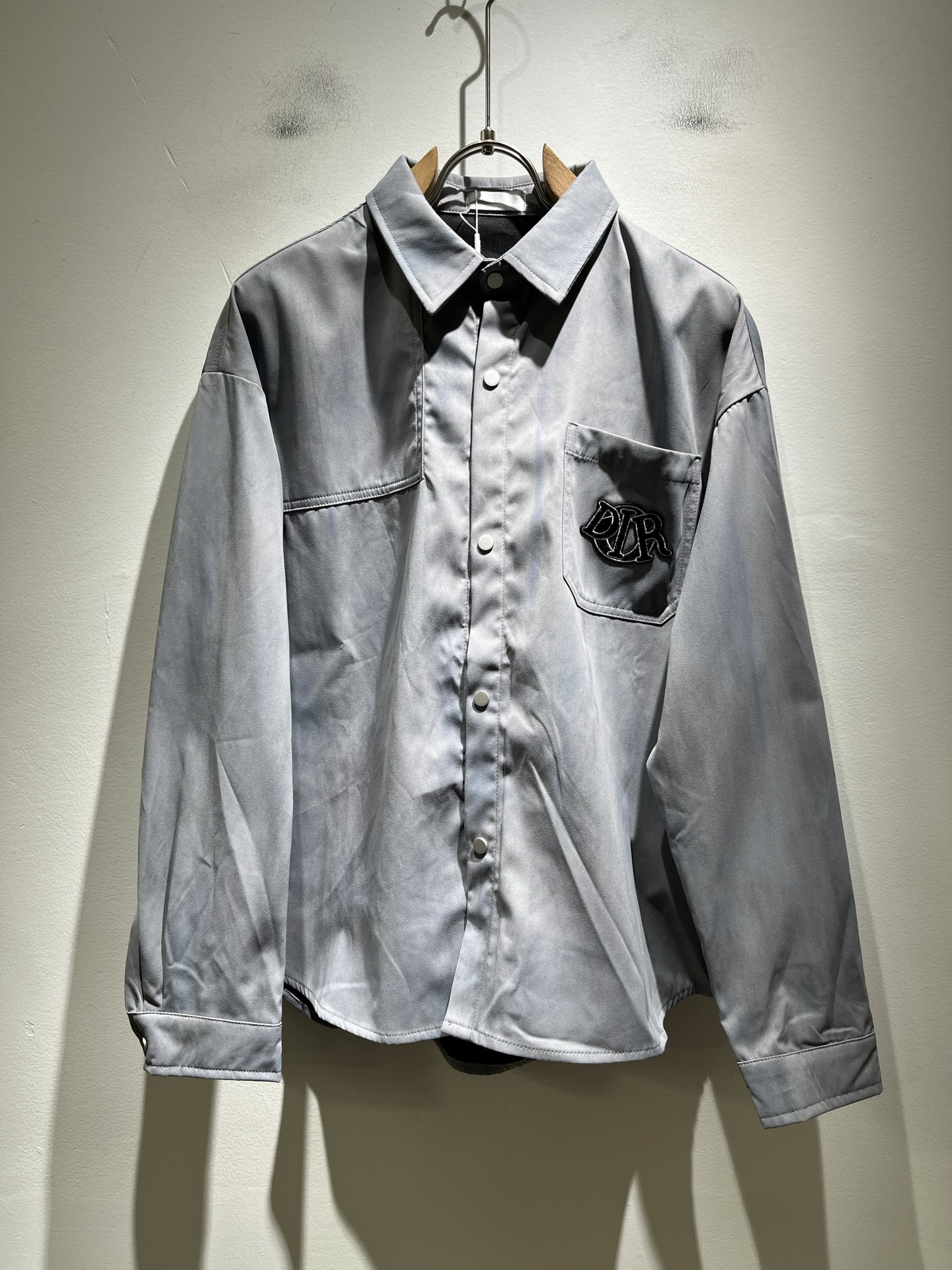 NO:541251,Dior 2025 autumn and winter new men and women's shirts are the latest design elements of the brand!  Neither monotonous nor complicated, it shows taste just right!  Custom imported poplin cotton fabrics are provided for customers!  The unique high-end three-dimensional feeling of the fabric presents a simple and elegant temperament!  Fitting logo badge decoration!  Full of fashionable logo elements design!  Full three-dimensional! Standard cutting design!  Every detail is a synchronized with high-end fashion. Size: M-4XL, dior, dior, alexander wang19860909Dior 迪奥2025秋冬新款男女同款衬衣,品牌最新设计元素！既不单调也不复杂,恰到好处的展现品味！客供定制进口府绸棉面料！面料独具的高奢立体感呈现简约优雅气质！衣身logo徽章修饰！满满的时尚logo元素设计！饱满立体!标准裁剪设计！每一处细节都是与高端时尚同步的体现. 尺码:M-4XL,,dior,dior,alexander wang,Men's clothing