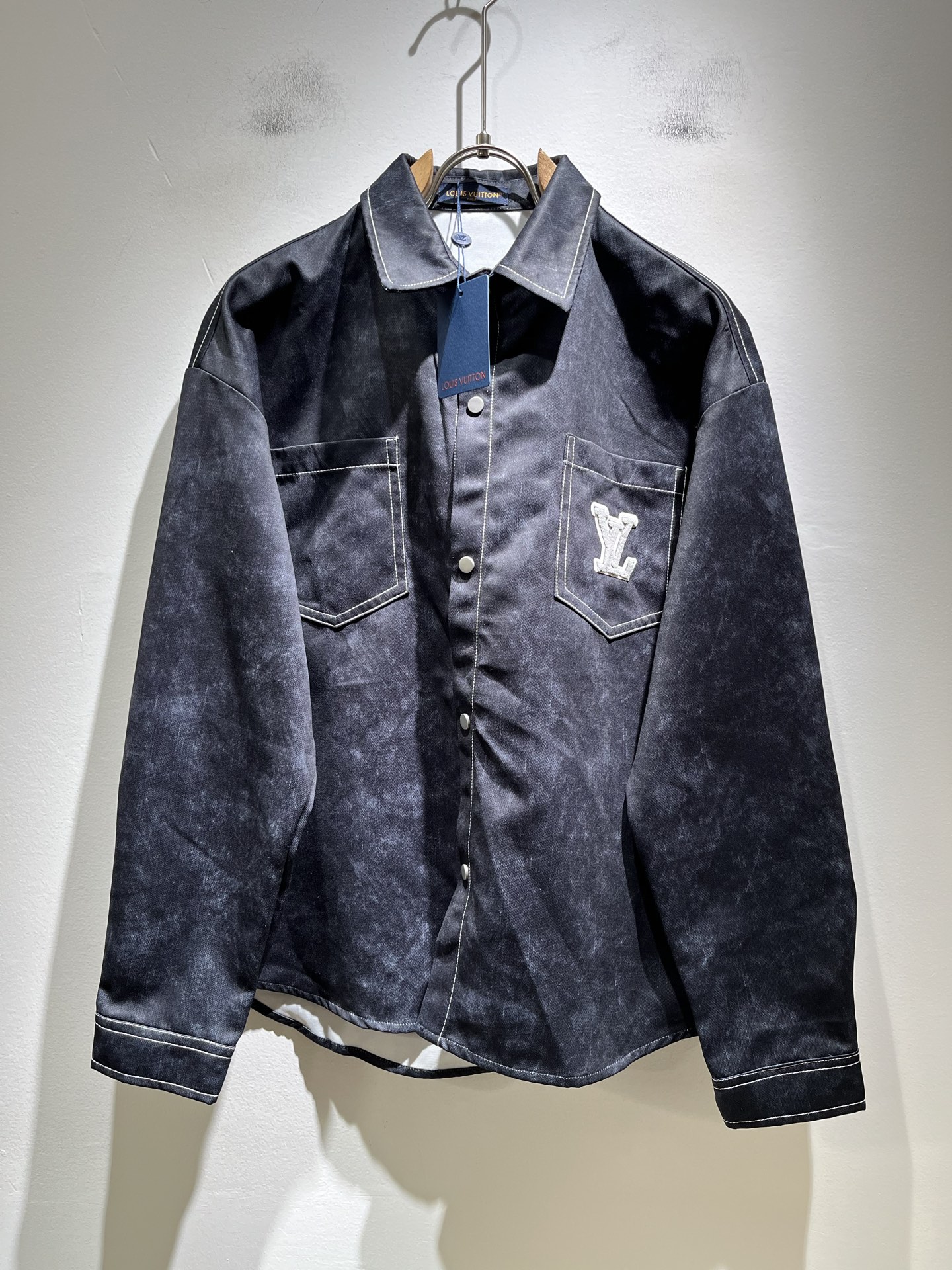 NO:541243,Louis Vuit*on 2025 autumn and winter new light luxury men and women's same shirt, the new high-end of the Louis family, the details and quality are always flawless, customized original poplin cotton fabric!  Letter logo pattern badge design on chest!  If you don’t buy a few Louis items this spring, you are not considered a fashion expert. It interprets Louis’ iconic elements, which are really something that everyone loves. It is super soft and tough, and has excellent breathability. It comes from world-class trade-level OEM channels, with extremely rare quantity and no help after selling out. It is clean and neat. This is the special skill of the Louis family and the latest craftsmanship this quarter. The degree of meticulousness has reached the top, and the loose three-dimensional tailoring design is a unique one. It is a fusion of luxury and fashion!  Size M-4XL, louis vuitton,louis vuitton,alexander wang19860909Louis Vuit*on 路易*登 2025秋冬新款轻奢男女同款衬衣,路易家族的新高端,细节品质永远的那么完美无瑕,定制原版府绸棉面料！胸前字母logo图案徽章设计！今年春季节没有入手几件路易你算不上时尚达人.诠释路易的标志性元素,实属人见人爱的东西.超级柔软且具有韧性,透气感也是绝佳.来自世界级贸易级别的代工厂渠道,数量极其稀少售完无补.干净俐落.这是路易家族的看家绝活也是本季度的最新工艺.细致化程度已经达到顶端了,宽松立体剪裁的版型设计堪称一绝.属于奢华与时尚的融合！尺码M-4XL,,louis vuitton,louis vuitton,alexander wang,Men's clothing