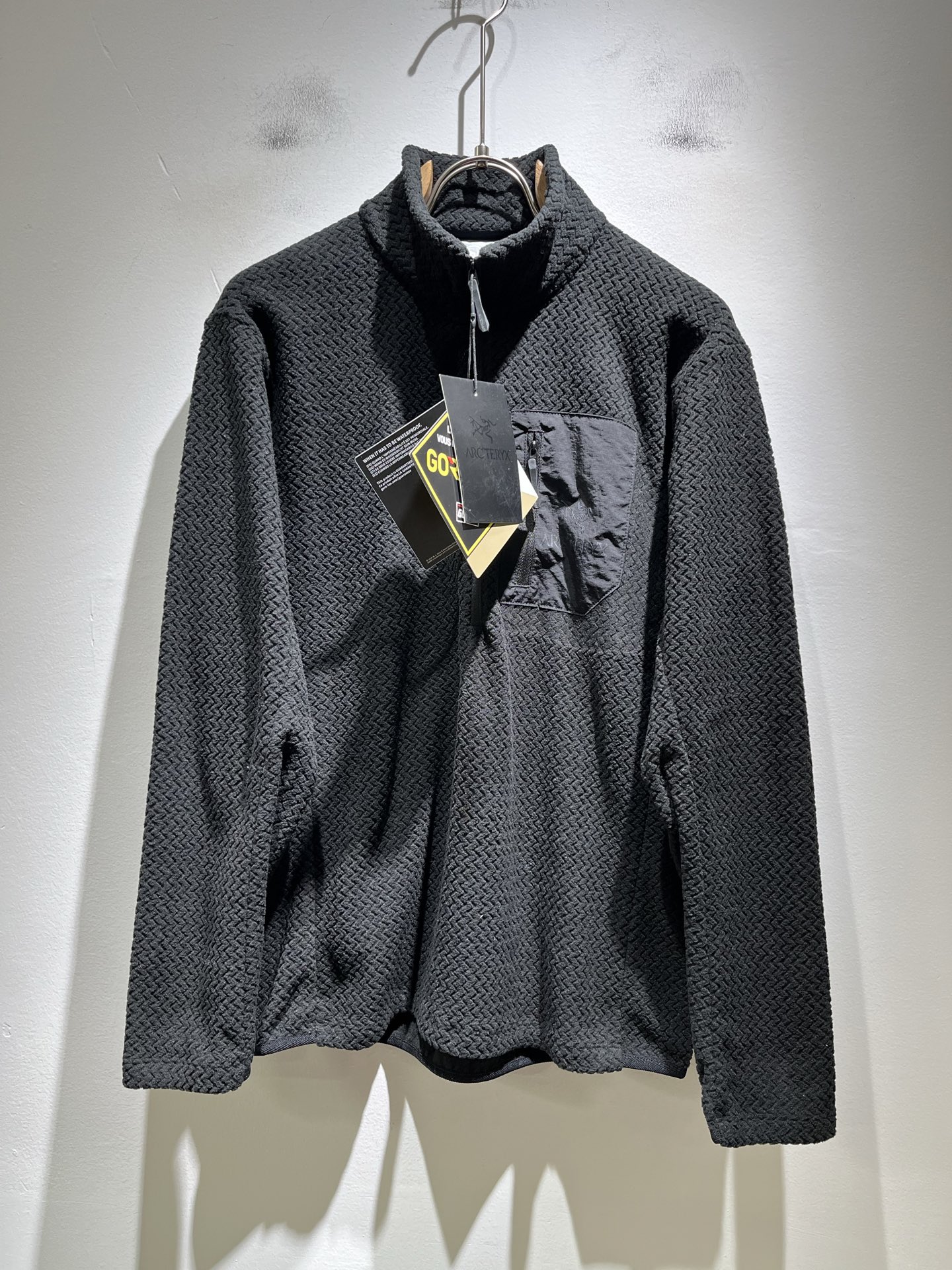 NO:548060,ARCTER*X Original Archaeological Bird is a new men's fleece sweatshirt for autumn and winter. The first thing that everyone thinks of outdoor brands is Canadian goose and Archaeological Bird. It gives people a feeling of trying out the label!  In addition to being quite accomplished in style design, the most obvious or most expert should be to have deeper and unique insights and attainments in fabrics. Through continuous structural research and problem-solving, and characterized by unique research on fabrics, these alone are enough to support it to become the first new logo brand image in the clothing manufacturing industry. This model is made of quick-drying fabric!  Fleece fabric design!  Through precision, the hand feels smooth and soft, and both has natural beauty and comfort. The large body style is cut cleanly and cleanly, and the fabric shows a different hazy structural beauty. It is made of exclusive mold customization. The fabric and its technology test the workers, can be smooth and smooth without wrinkles!  Chest logo pattern printing design!  It really tests the handmade work of every master!  It makes the overall clean and neat, without leaving any thread. Now the neutrality that pursues life is more refined in life!  Size M-3XL, arc'teryx, hoodie, sweatshirts, alexander wang19860909ARCTER*X始*祖鸟 秋冬新款男士摇粒绒卫衣,户外品牌可能大家第一想到的就是加拿大鹅、始祖鸟.给人一种标签试的感觉！除了在款式设计上颇有造诣之外,最明显或者说最为拿手的,应该就是在面料上的拥有更深独特见解跟造诣了.通过不断地结构研究和问题处理,在以面料独特研究为特征,仅凭这些就已经足以支撑其成为服装制造行业中,首屈可数的新标志品牌形象.此款采用速干面料材质！摇粒绒面料设计！通过精工手感细滑柔软,同时兼具自然美感跟舒适度.大身上版型裁剪简洁干净,面料上显现出了不一样朦胧的结构性美感来.独家开模定制而成,面料及其考验工人的技术,能做到平整服帖又不起皱！胸前logo图案印花设计！真的是很考验每位师傅的手工制作！使得整体干净利索,不留一丝线头.现在对于生活有所追求的中性也在生活中更为精致！尺码M-3XL,arc'teryx,hoodie,sweatshirts,alexander wang,Men's clothing